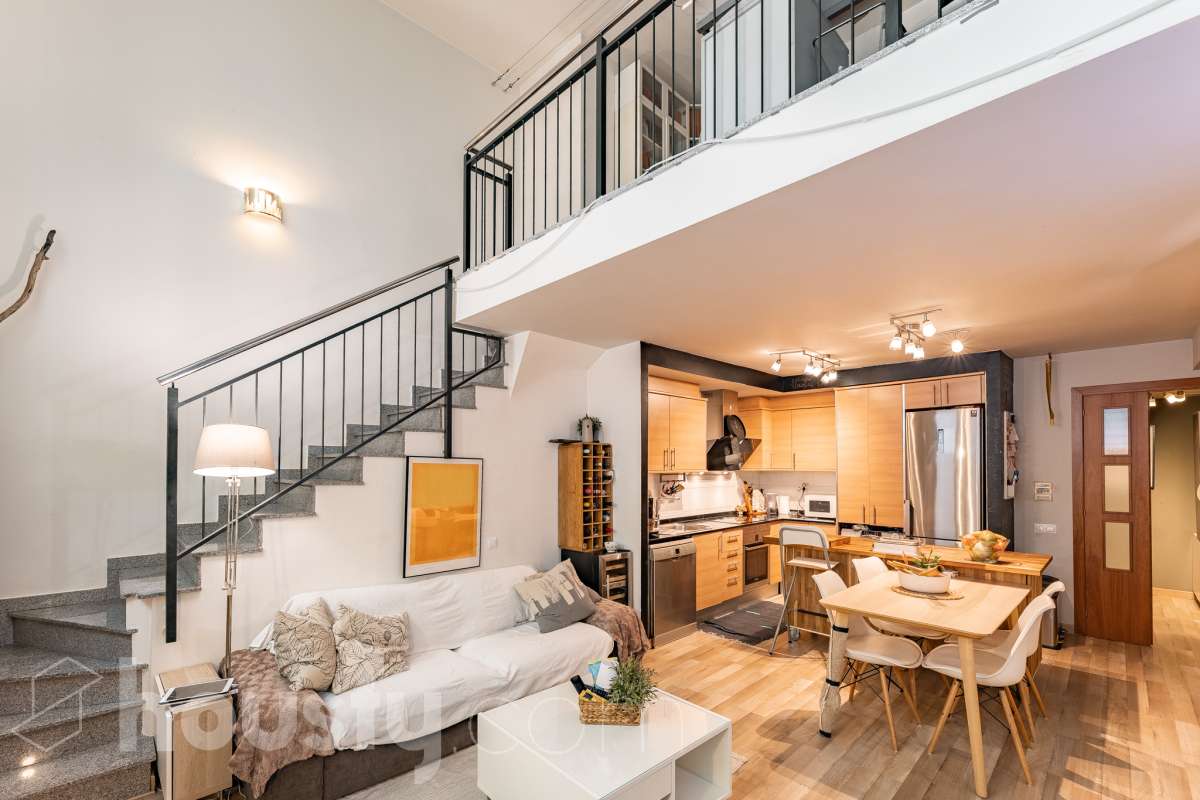 Housfy vende 🏡 planta baja dúplex con cédula de habitabilidad ubicado en L'Hospitalet de Llobregat, el cuál consta de 95 metros útiles (verificados con la Dirección General de Catastro). Construido en el año: 2008. Distribución de estancias -Salón-comedor -1 Dormitorio -2 Baños Completos unos con bañera y el otro plato con de ducha -Cocina equipada -Despacho abierto Características específicas -Ascensor -Aire acondicionado-Calefacción -Suelos de parquet -Puerta blindada Zona y entorno Respecto a la ubicación, se sitúa en L'Hospitalet de Llobregat, municipio de Barcelona. Esta propiedad se encuentra cerca de transporte público, colegios, supermercados y farmacias. Aviso legal El precio de venta no incluye gastos de la compraventa como notaría, registro, impuestos, ni tampoco honorarios agencia. Esta publicación no es vinculante. Consulta siempre la nota simple con Housfy antes de formalizar la compraventa. Sobre nosotros Housfy es la plataforma integral de servicios inmobiliarios. Nuestra combinación de expertos y tecnología pone al alcance de todo el mundo servicios cómodos, claros y seguros. AICAT número: 7922. Nos encargamos de la gestión y asesoramiento de la compra. ¡Olvídate de todo! Hacemos los trámites por ti. Y, si además necesitas financiación, ponemos a tu disposición un bróker hipotecario para ayudarte a conseguir las mejores condiciones para tu perfil económico. ¿Quieres visitarla? Contacta con Housfy y agenda tu visita sin compromiso. Más información en: housfy.com En cumplimiento de la Ley 8/2026 en Cataluña, el certificado de presencia o ausencia de amianto se encuentra en proceso de tramitación.-9