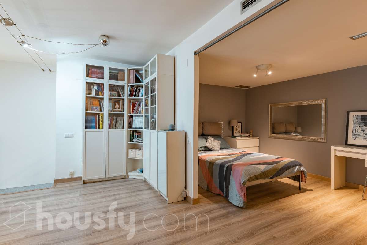 Housfy vende 🏡 planta baja dúplex con cédula de habitabilidad ubicado en L'Hospitalet de Llobregat, el cuál consta de 95 metros útiles (verificados con la Dirección General de Catastro). Construido en el año: 2008. Distribución de estancias -Salón-comedor -1 Dormitorio -2 Baños Completos unos con bañera y el otro plato con de ducha -Cocina equipada -Despacho abierto Características específicas -Ascensor -Aire acondicionado-Calefacción -Suelos de parquet -Puerta blindada Zona y entorno Respecto a la ubicación, se sitúa en L'Hospitalet de Llobregat, municipio de Barcelona. Esta propiedad se encuentra cerca de transporte público, colegios, supermercados y farmacias. Aviso legal El precio de venta no incluye gastos de la compraventa como notaría, registro, impuestos, ni tampoco honorarios agencia. Esta publicación no es vinculante. Consulta siempre la nota simple con Housfy antes de formalizar la compraventa. Sobre nosotros Housfy es la plataforma integral de servicios inmobiliarios. Nuestra combinación de expertos y tecnología pone al alcance de todo el mundo servicios cómodos, claros y seguros. AICAT número: 7922. Nos encargamos de la gestión y asesoramiento de la compra. ¡Olvídate de todo! Hacemos los trámites por ti. Y, si además necesitas financiación, ponemos a tu disposición un bróker hipotecario para ayudarte a conseguir las mejores condiciones para tu perfil económico. ¿Quieres visitarla? Contacta con Housfy y agenda tu visita sin compromiso. Más información en: housfy.com En cumplimiento de la Ley 8/2026 en Cataluña, el certificado de presencia o ausencia de amianto se encuentra en proceso de tramitación.-26