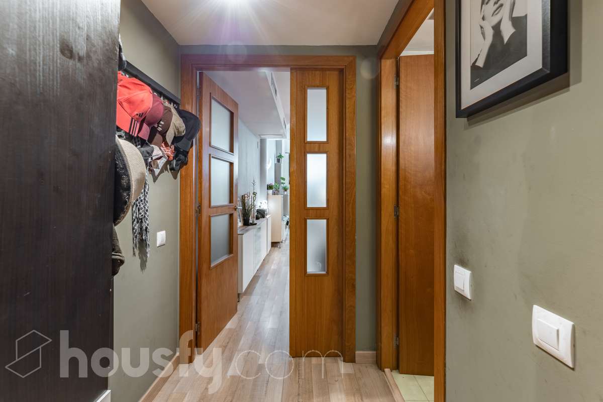 Housfy vende 🏡 planta baja dúplex con cédula de habitabilidad ubicado en L'Hospitalet de Llobregat, el cuál consta de 95 metros útiles (verificados con la Dirección General de Catastro). Construido en el año: 2008. Distribución de estancias -Salón-comedor -1 Dormitorio -2 Baños Completos unos con bañera y el otro plato con de ducha -Cocina equipada -Despacho abierto Características específicas -Ascensor -Aire acondicionado-Calefacción -Suelos de parquet -Puerta blindada Zona y entorno Respecto a la ubicación, se sitúa en L'Hospitalet de Llobregat, municipio de Barcelona. Esta propiedad se encuentra cerca de transporte público, colegios, supermercados y farmacias. Aviso legal El precio de venta no incluye gastos de la compraventa como notaría, registro, impuestos, ni tampoco honorarios agencia. Esta publicación no es vinculante. Consulta siempre la nota simple con Housfy antes de formalizar la compraventa. Sobre nosotros Housfy es la plataforma integral de servicios inmobiliarios. Nuestra combinación de expertos y tecnología pone al alcance de todo el mundo servicios cómodos, claros y seguros. AICAT número: 7922. Nos encargamos de la gestión y asesoramiento de la compra. ¡Olvídate de todo! Hacemos los trámites por ti. Y, si además necesitas financiación, ponemos a tu disposición un bróker hipotecario para ayudarte a conseguir las mejores condiciones para tu perfil económico. ¿Quieres visitarla? Contacta con Housfy y agenda tu visita sin compromiso. Más información en: housfy.com En cumplimiento de la Ley 8/2026 en Cataluña, el certificado de presencia o ausencia de amianto se encuentra en proceso de tramitación.-33