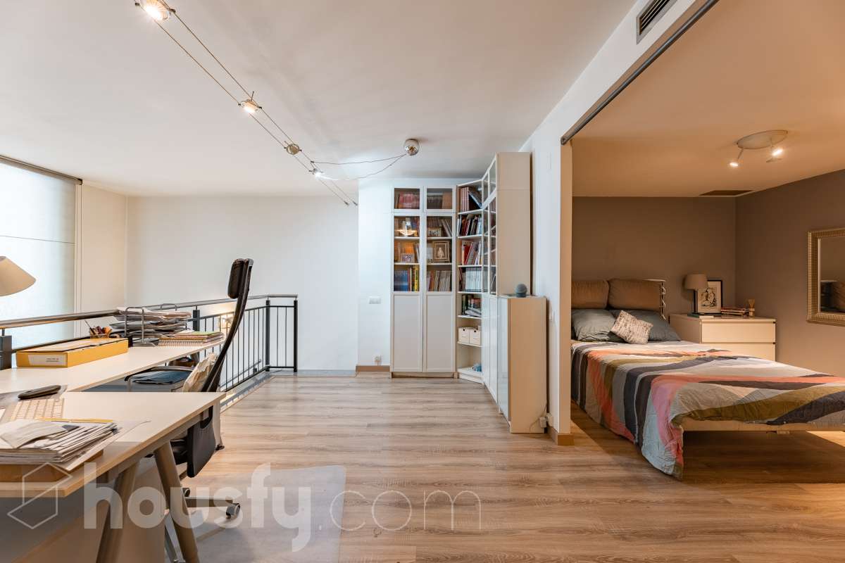 Housfy vende 🏡 planta baja dúplex con cédula de habitabilidad ubicado en L'Hospitalet de Llobregat, el cuál consta de 95 metros útiles (verificados con la Dirección General de Catastro). Construido en el año: 2008. Distribución de estancias -Salón-comedor -1 Dormitorio -2 Baños Completos unos con bañera y el otro plato con de ducha -Cocina equipada -Despacho abierto Características específicas -Ascensor -Aire acondicionado-Calefacción -Suelos de parquet -Puerta blindada Zona y entorno Respecto a la ubicación, se sitúa en L'Hospitalet de Llobregat, municipio de Barcelona. Esta propiedad se encuentra cerca de transporte público, colegios, supermercados y farmacias. Aviso legal El precio de venta no incluye gastos de la compraventa como notaría, registro, impuestos, ni tampoco honorarios agencia. Esta publicación no es vinculante. Consulta siempre la nota simple con Housfy antes de formalizar la compraventa. Sobre nosotros Housfy es la plataforma integral de servicios inmobiliarios. Nuestra combinación de expertos y tecnología pone al alcance de todo el mundo servicios cómodos, claros y seguros. AICAT número: 7922. Nos encargamos de la gestión y asesoramiento de la compra. ¡Olvídate de todo! Hacemos los trámites por ti. Y, si además necesitas financiación, ponemos a tu disposición un bróker hipotecario para ayudarte a conseguir las mejores condiciones para tu perfil económico. ¿Quieres visitarla? Contacta con Housfy y agenda tu visita sin compromiso. Más información en: housfy.com En cumplimiento de la Ley 8/2026 en Cataluña, el certificado de presencia o ausencia de amianto se encuentra en proceso de tramitación.-22