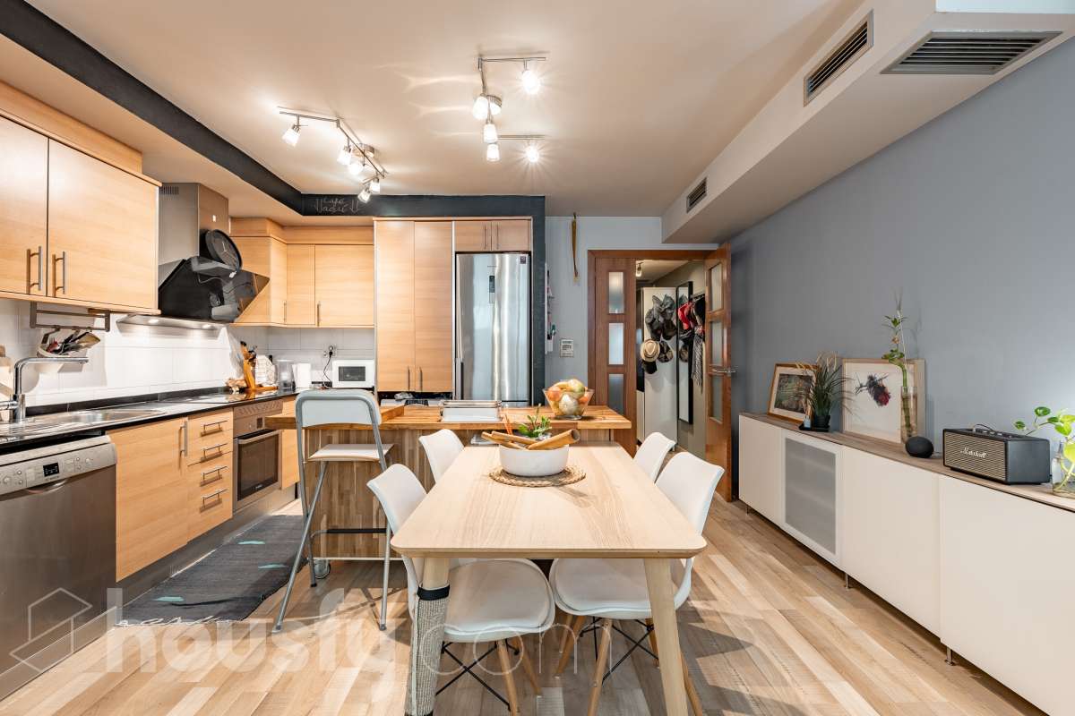 Housfy vende 🏡 planta baja dúplex con cédula de habitabilidad ubicado en L'Hospitalet de Llobregat, el cuál consta de 95 metros útiles (verificados con la Dirección General de Catastro). Construido en el año: 2008. Distribución de estancias -Salón-comedor -1 Dormitorio -2 Baños Completos unos con bañera y el otro plato con de ducha -Cocina equipada -Despacho abierto Características específicas -Ascensor -Aire acondicionado-Calefacción -Suelos de parquet -Puerta blindada Zona y entorno Respecto a la ubicación, se sitúa en L'Hospitalet de Llobregat, municipio de Barcelona. Esta propiedad se encuentra cerca de transporte público, colegios, supermercados y farmacias. Aviso legal El precio de venta no incluye gastos de la compraventa como notaría, registro, impuestos, ni tampoco honorarios agencia. Esta publicación no es vinculante. Consulta siempre la nota simple con Housfy antes de formalizar la compraventa. Sobre nosotros Housfy es la plataforma integral de servicios inmobiliarios. Nuestra combinación de expertos y tecnología pone al alcance de todo el mundo servicios cómodos, claros y seguros. AICAT número: 7922. Nos encargamos de la gestión y asesoramiento de la compra. ¡Olvídate de todo! Hacemos los trámites por ti. Y, si además necesitas financiación, ponemos a tu disposición un bróker hipotecario para ayudarte a conseguir las mejores condiciones para tu perfil económico. ¿Quieres visitarla? Contacta con Housfy y agenda tu visita sin compromiso. Más información en: housfy.com En cumplimiento de la Ley 8/2026 en Cataluña, el certificado de presencia o ausencia de amianto se encuentra en proceso de tramitación.-16