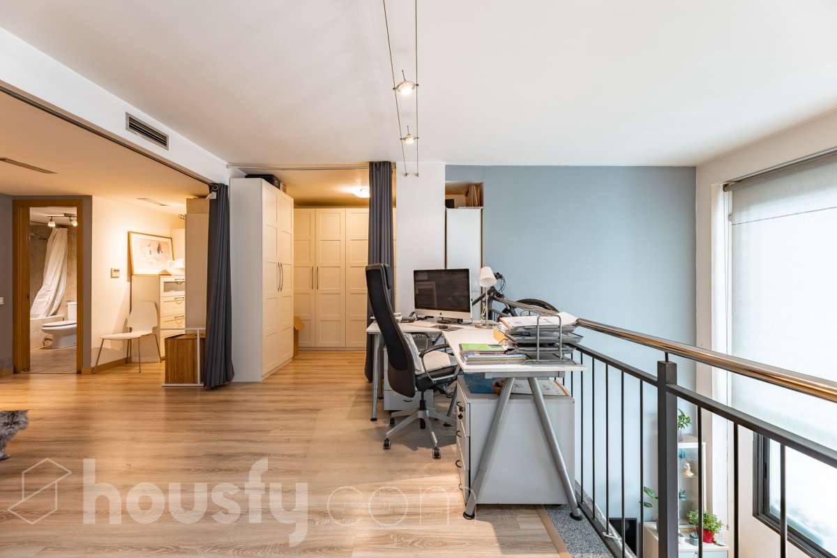 Housfy vende 🏡 planta baja dúplex con cédula de habitabilidad ubicado en L'Hospitalet de Llobregat, el cuál consta de 95 metros útiles (verificados con la Dirección General de Catastro). Construido en el año: 2008. Distribución de estancias -Salón-comedor -1 Dormitorio -2 Baños Completos unos con bañera y el otro plato con de ducha -Cocina equipada -Despacho abierto Características específicas -Ascensor -Aire acondicionado-Calefacción -Suelos de parquet -Puerta blindada Zona y entorno Respecto a la ubicación, se sitúa en L'Hospitalet de Llobregat, municipio de Barcelona. Esta propiedad se encuentra cerca de transporte público, colegios, supermercados y farmacias. Aviso legal El precio de venta no incluye gastos de la compraventa como notaría, registro, impuestos, ni tampoco honorarios agencia. Esta publicación no es vinculante. Consulta siempre la nota simple con Housfy antes de formalizar la compraventa. Sobre nosotros Housfy es la plataforma integral de servicios inmobiliarios. Nuestra combinación de expertos y tecnología pone al alcance de todo el mundo servicios cómodos, claros y seguros. AICAT número: 7922. Nos encargamos de la gestión y asesoramiento de la compra. ¡Olvídate de todo! Hacemos los trámites por ti. Y, si además necesitas financiación, ponemos a tu disposición un bróker hipotecario para ayudarte a conseguir las mejores condiciones para tu perfil económico. ¿Quieres visitarla? Contacta con Housfy y agenda tu visita sin compromiso. Más información en: housfy.com En cumplimiento de la Ley 8/2026 en Cataluña, el certificado de presencia o ausencia de amianto se encuentra en proceso de tramitación.-20