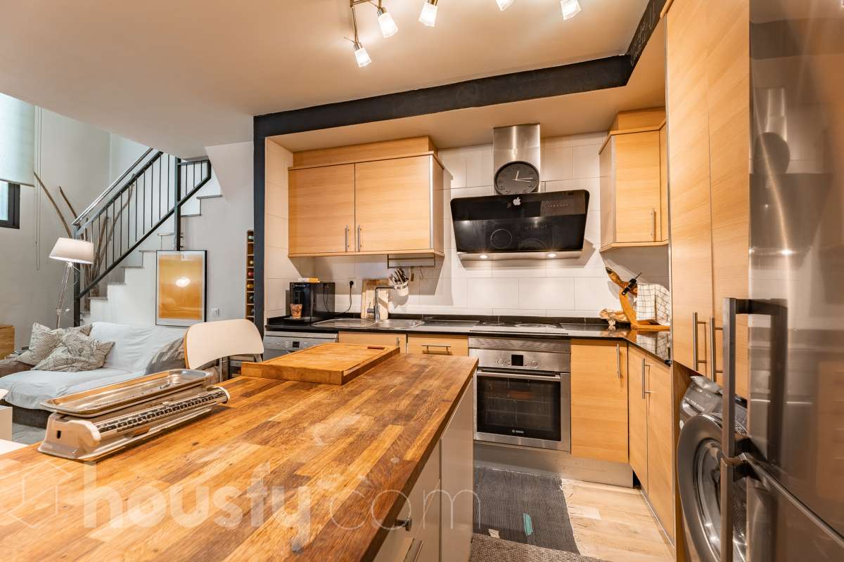 Housfy vende 🏡 planta baja dúplex con cédula de habitabilidad ubicado en L'Hospitalet de Llobregat, el cuál consta de 95 metros útiles (verificados con la Dirección General de Catastro). Construido en el año: 2008. Distribución de estancias -Salón-comedor -1 Dormitorio -2 Baños Completos unos con bañera y el otro plato con de ducha -Cocina equipada -Despacho abierto Características específicas -Ascensor -Aire acondicionado-Calefacción -Suelos de parquet -Puerta blindada Zona y entorno Respecto a la ubicación, se sitúa en L'Hospitalet de Llobregat, municipio de Barcelona. Esta propiedad se encuentra cerca de transporte público, colegios, supermercados y farmacias. Aviso legal El precio de venta no incluye gastos de la compraventa como notaría, registro, impuestos, ni tampoco honorarios agencia. Esta publicación no es vinculante. Consulta siempre la nota simple con Housfy antes de formalizar la compraventa. Sobre nosotros Housfy es la plataforma integral de servicios inmobiliarios. Nuestra combinación de expertos y tecnología pone al alcance de todo el mundo servicios cómodos, claros y seguros. AICAT número: 7922. Nos encargamos de la gestión y asesoramiento de la compra. ¡Olvídate de todo! Hacemos los trámites por ti. Y, si además necesitas financiación, ponemos a tu disposición un bróker hipotecario para ayudarte a conseguir las mejores condiciones para tu perfil económico. ¿Quieres visitarla? Contacta con Housfy y agenda tu visita sin compromiso. Más información en: housfy.com En cumplimiento de la Ley 8/2026 en Cataluña, el certificado de presencia o ausencia de amianto se encuentra en proceso de tramitación.-17