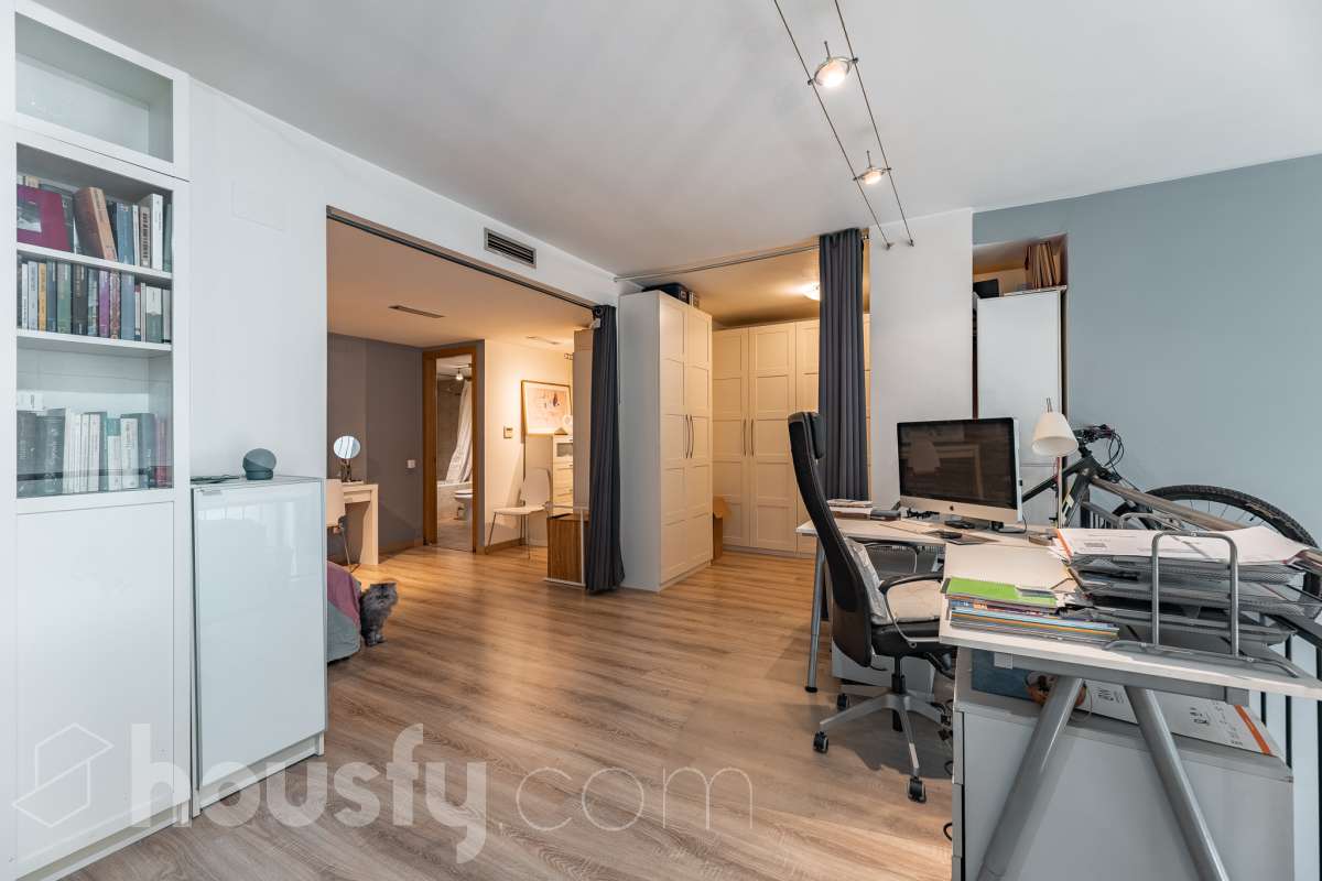 Housfy vende 🏡 planta baja dúplex con cédula de habitabilidad ubicado en L'Hospitalet de Llobregat, el cuál consta de 95 metros útiles (verificados con la Dirección General de Catastro). Construido en el año: 2008. Distribución de estancias -Salón-comedor -1 Dormitorio -2 Baños Completos unos con bañera y el otro plato con de ducha -Cocina equipada -Despacho abierto Características específicas -Ascensor -Aire acondicionado-Calefacción -Suelos de parquet -Puerta blindada Zona y entorno Respecto a la ubicación, se sitúa en L'Hospitalet de Llobregat, municipio de Barcelona. Esta propiedad se encuentra cerca de transporte público, colegios, supermercados y farmacias. Aviso legal El precio de venta no incluye gastos de la compraventa como notaría, registro, impuestos, ni tampoco honorarios agencia. Esta publicación no es vinculante. Consulta siempre la nota simple con Housfy antes de formalizar la compraventa. Sobre nosotros Housfy es la plataforma integral de servicios inmobiliarios. Nuestra combinación de expertos y tecnología pone al alcance de todo el mundo servicios cómodos, claros y seguros. AICAT número: 7922. Nos encargamos de la gestión y asesoramiento de la compra. ¡Olvídate de todo! Hacemos los trámites por ti. Y, si además necesitas financiación, ponemos a tu disposición un bróker hipotecario para ayudarte a conseguir las mejores condiciones para tu perfil económico. ¿Quieres visitarla? Contacta con Housfy y agenda tu visita sin compromiso. Más información en: housfy.com En cumplimiento de la Ley 8/2026 en Cataluña, el certificado de presencia o ausencia de amianto se encuentra en proceso de tramitación.-19