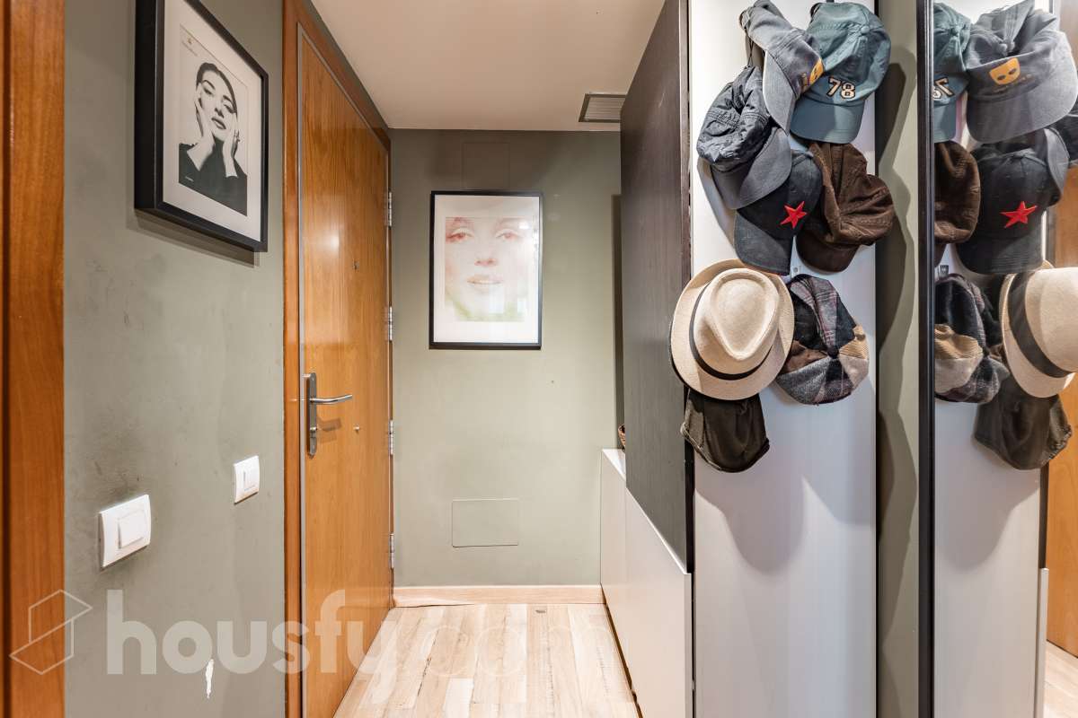 Housfy vende 🏡 planta baja dúplex con cédula de habitabilidad ubicado en L'Hospitalet de Llobregat, el cuál consta de 95 metros útiles (verificados con la Dirección General de Catastro). Construido en el año: 2008. Distribución de estancias -Salón-comedor -1 Dormitorio -2 Baños Completos unos con bañera y el otro plato con de ducha -Cocina equipada -Despacho abierto Características específicas -Ascensor -Aire acondicionado-Calefacción -Suelos de parquet -Puerta blindada Zona y entorno Respecto a la ubicación, se sitúa en L'Hospitalet de Llobregat, municipio de Barcelona. Esta propiedad se encuentra cerca de transporte público, colegios, supermercados y farmacias. Aviso legal El precio de venta no incluye gastos de la compraventa como notaría, registro, impuestos, ni tampoco honorarios agencia. Esta publicación no es vinculante. Consulta siempre la nota simple con Housfy antes de formalizar la compraventa. Sobre nosotros Housfy es la plataforma integral de servicios inmobiliarios. Nuestra combinación de expertos y tecnología pone al alcance de todo el mundo servicios cómodos, claros y seguros. AICAT número: 7922. Nos encargamos de la gestión y asesoramiento de la compra. ¡Olvídate de todo! Hacemos los trámites por ti. Y, si además necesitas financiación, ponemos a tu disposición un bróker hipotecario para ayudarte a conseguir las mejores condiciones para tu perfil económico. ¿Quieres visitarla? Contacta con Housfy y agenda tu visita sin compromiso. Más información en: housfy.com En cumplimiento de la Ley 8/2026 en Cataluña, el certificado de presencia o ausencia de amianto se encuentra en proceso de tramitación.-34