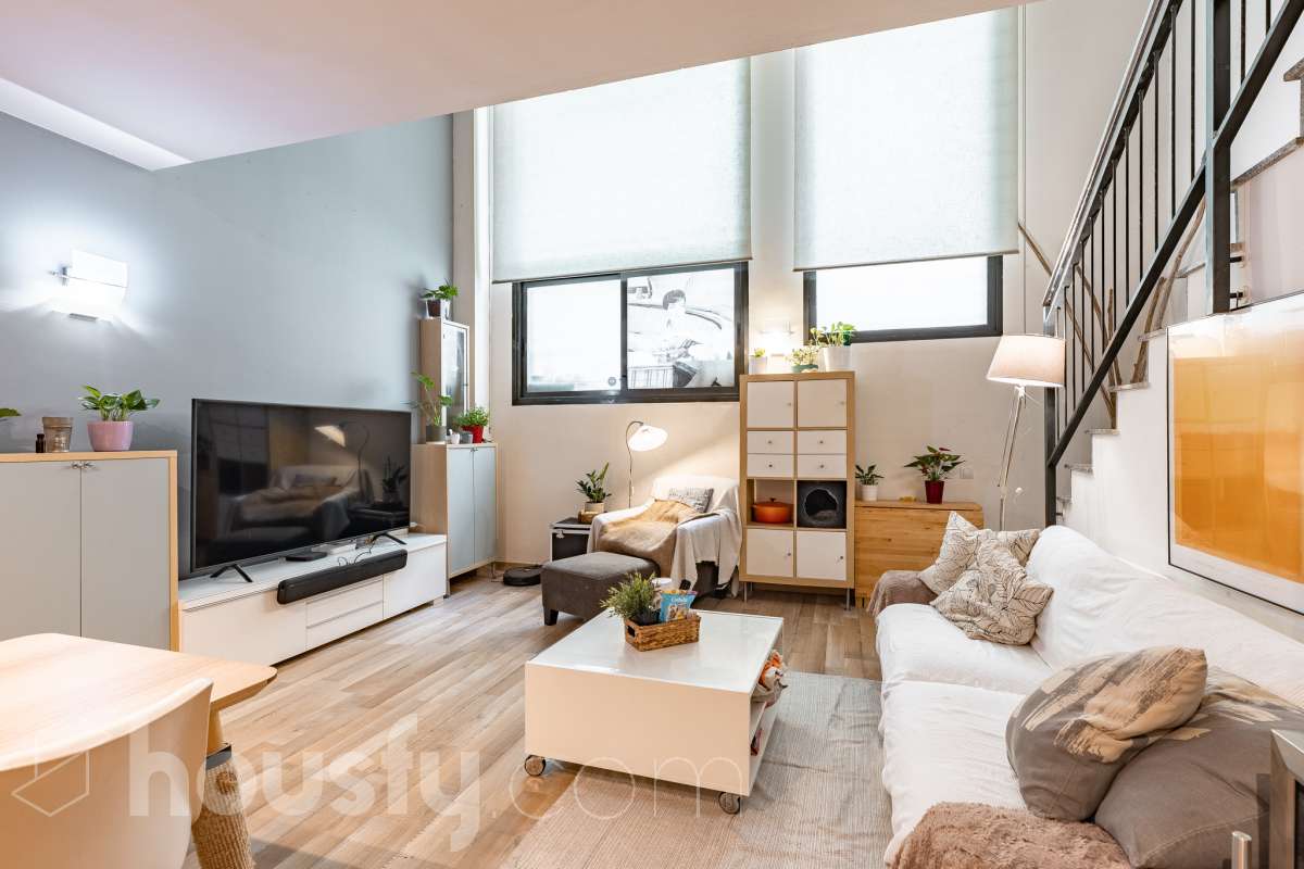 Housfy vende 🏡 planta baja dúplex con cédula de habitabilidad ubicado en L'Hospitalet de Llobregat, el cuál consta de 95 metros útiles (verificados con la Dirección General de Catastro). Construido en el año: 2008. Distribución de estancias -Salón-comedor -1 Dormitorio -2 Baños Completos unos con bañera y el otro plato con de ducha -Cocina equipada -Despacho abierto Características específicas -Ascensor -Aire acondicionado-Calefacción -Suelos de parquet -Puerta blindada Zona y entorno Respecto a la ubicación, se sitúa en L'Hospitalet de Llobregat, municipio de Barcelona. Esta propiedad se encuentra cerca de transporte público, colegios, supermercados y farmacias. Aviso legal El precio de venta no incluye gastos de la compraventa como notaría, registro, impuestos, ni tampoco honorarios agencia. Esta publicación no es vinculante. Consulta siempre la nota simple con Housfy antes de formalizar la compraventa. Sobre nosotros Housfy es la plataforma integral de servicios inmobiliarios. Nuestra combinación de expertos y tecnología pone al alcance de todo el mundo servicios cómodos, claros y seguros. AICAT número: 7922. Nos encargamos de la gestión y asesoramiento de la compra. ¡Olvídate de todo! Hacemos los trámites por ti. Y, si además necesitas financiación, ponemos a tu disposición un bróker hipotecario para ayudarte a conseguir las mejores condiciones para tu perfil económico. ¿Quieres visitarla? Contacta con Housfy y agenda tu visita sin compromiso. Más información en: housfy.com En cumplimiento de la Ley 8/2026 en Cataluña, el certificado de presencia o ausencia de amianto se encuentra en proceso de tramitación.-3