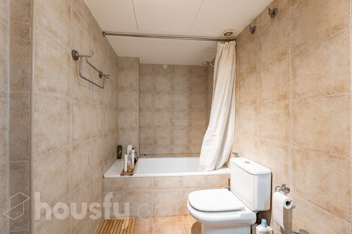 Housfy vende 🏡 planta baja dúplex con cédula de habitabilidad ubicado en L'Hospitalet de Llobregat, el cuál consta de 95 metros útiles (verificados con la Dirección General de Catastro). Construido en el año: 2008. Distribución de estancias -Salón-comedor -1 Dormitorio -2 Baños Completos unos con bañera y el otro plato con de ducha -Cocina equipada -Despacho abierto Características específicas -Ascensor -Aire acondicionado-Calefacción -Suelos de parquet -Puerta blindada Zona y entorno Respecto a la ubicación, se sitúa en L'Hospitalet de Llobregat, municipio de Barcelona. Esta propiedad se encuentra cerca de transporte público, colegios, supermercados y farmacias. Aviso legal El precio de venta no incluye gastos de la compraventa como notaría, registro, impuestos, ni tampoco honorarios agencia. Esta publicación no es vinculante. Consulta siempre la nota simple con Housfy antes de formalizar la compraventa. Sobre nosotros Housfy es la plataforma integral de servicios inmobiliarios. Nuestra combinación de expertos y tecnología pone al alcance de todo el mundo servicios cómodos, claros y seguros. AICAT número: 7922. Nos encargamos de la gestión y asesoramiento de la compra. ¡Olvídate de todo! Hacemos los trámites por ti. Y, si además necesitas financiación, ponemos a tu disposición un bróker hipotecario para ayudarte a conseguir las mejores condiciones para tu perfil económico. ¿Quieres visitarla? Contacta con Housfy y agenda tu visita sin compromiso. Más información en: housfy.com En cumplimiento de la Ley 8/2026 en Cataluña, el certificado de presencia o ausencia de amianto se encuentra en proceso de tramitación.-31
