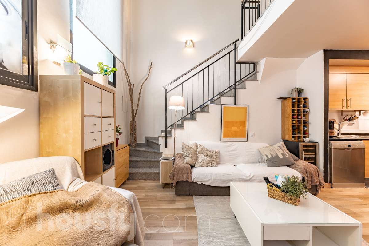 Housfy vende 🏡 planta baja dúplex con cédula de habitabilidad ubicado en L'Hospitalet de Llobregat, el cuál consta de 95 metros útiles (verificados con la Dirección General de Catastro). Construido en el año: 2008. Distribución de estancias -Salón-comedor -1 Dormitorio -2 Baños Completos unos con bañera y el otro plato con de ducha -Cocina equipada -Despacho abierto Características específicas -Ascensor -Aire acondicionado-Calefacción -Suelos de parquet -Puerta blindada Zona y entorno Respecto a la ubicación, se sitúa en L'Hospitalet de Llobregat, municipio de Barcelona. Esta propiedad se encuentra cerca de transporte público, colegios, supermercados y farmacias. Aviso legal El precio de venta no incluye gastos de la compraventa como notaría, registro, impuestos, ni tampoco honorarios agencia. Esta publicación no es vinculante. Consulta siempre la nota simple con Housfy antes de formalizar la compraventa. Sobre nosotros Housfy es la plataforma integral de servicios inmobiliarios. Nuestra combinación de expertos y tecnología pone al alcance de todo el mundo servicios cómodos, claros y seguros. AICAT número: 7922. Nos encargamos de la gestión y asesoramiento de la compra. ¡Olvídate de todo! Hacemos los trámites por ti. Y, si además necesitas financiación, ponemos a tu disposición un bróker hipotecario para ayudarte a conseguir las mejores condiciones para tu perfil económico. ¿Quieres visitarla? Contacta con Housfy y agenda tu visita sin compromiso. Más información en: housfy.com En cumplimiento de la Ley 8/2026 en Cataluña, el certificado de presencia o ausencia de amianto se encuentra en proceso de tramitación.-10