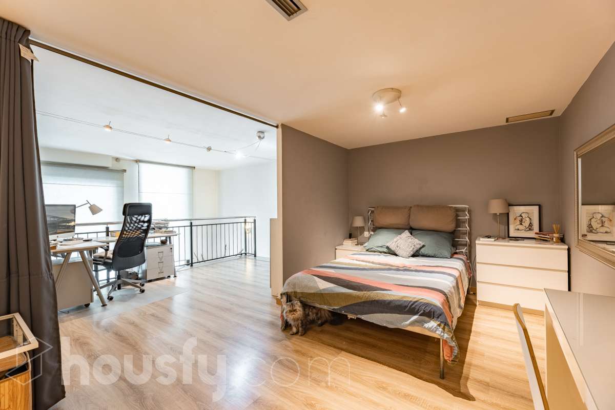Housfy vende 🏡 planta baja dúplex con cédula de habitabilidad ubicado en L'Hospitalet de Llobregat, el cuál consta de 95 metros útiles (verificados con la Dirección General de Catastro). Construido en el año: 2008. Distribución de estancias -Salón-comedor -1 Dormitorio -2 Baños Completos unos con bañera y el otro plato con de ducha -Cocina equipada -Despacho abierto Características específicas -Ascensor -Aire acondicionado-Calefacción -Suelos de parquet -Puerta blindada Zona y entorno Respecto a la ubicación, se sitúa en L'Hospitalet de Llobregat, municipio de Barcelona. Esta propiedad se encuentra cerca de transporte público, colegios, supermercados y farmacias. Aviso legal El precio de venta no incluye gastos de la compraventa como notaría, registro, impuestos, ni tampoco honorarios agencia. Esta publicación no es vinculante. Consulta siempre la nota simple con Housfy antes de formalizar la compraventa. Sobre nosotros Housfy es la plataforma integral de servicios inmobiliarios. Nuestra combinación de expertos y tecnología pone al alcance de todo el mundo servicios cómodos, claros y seguros. AICAT número: 7922. Nos encargamos de la gestión y asesoramiento de la compra. ¡Olvídate de todo! Hacemos los trámites por ti. Y, si además necesitas financiación, ponemos a tu disposición un bróker hipotecario para ayudarte a conseguir las mejores condiciones para tu perfil económico. ¿Quieres visitarla? Contacta con Housfy y agenda tu visita sin compromiso. Más información en: housfy.com En cumplimiento de la Ley 8/2026 en Cataluña, el certificado de presencia o ausencia de amianto se encuentra en proceso de tramitación.-27