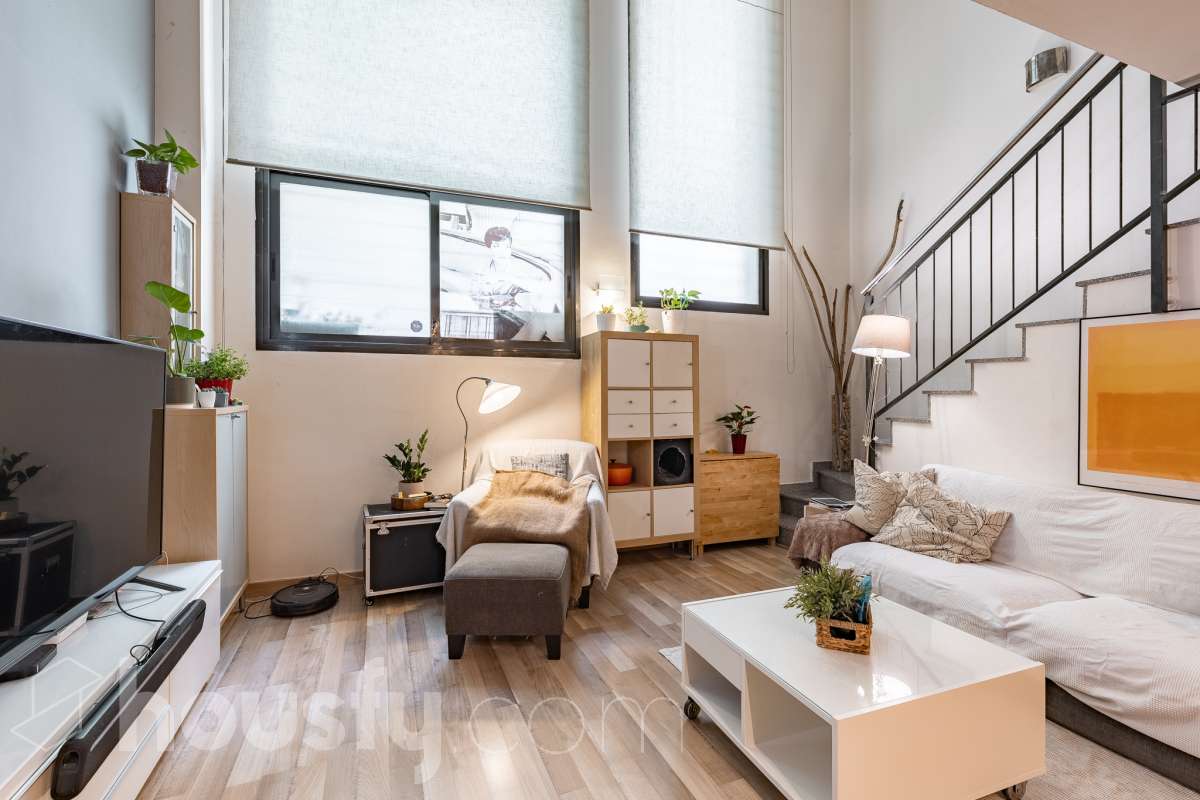 Housfy vende 🏡 planta baja dúplex con cédula de habitabilidad ubicado en L'Hospitalet de Llobregat, el cuál consta de 95 metros útiles (verificados con la Dirección General de Catastro). Construido en el año: 2008. Distribución de estancias -Salón-comedor -1 Dormitorio -2 Baños Completos unos con bañera y el otro plato con de ducha -Cocina equipada -Despacho abierto Características específicas -Ascensor -Aire acondicionado-Calefacción -Suelos de parquet -Puerta blindada Zona y entorno Respecto a la ubicación, se sitúa en L'Hospitalet de Llobregat, municipio de Barcelona. Esta propiedad se encuentra cerca de transporte público, colegios, supermercados y farmacias. Aviso legal El precio de venta no incluye gastos de la compraventa como notaría, registro, impuestos, ni tampoco honorarios agencia. Esta publicación no es vinculante. Consulta siempre la nota simple con Housfy antes de formalizar la compraventa. Sobre nosotros Housfy es la plataforma integral de servicios inmobiliarios. Nuestra combinación de expertos y tecnología pone al alcance de todo el mundo servicios cómodos, claros y seguros. AICAT número: 7922. Nos encargamos de la gestión y asesoramiento de la compra. ¡Olvídate de todo! Hacemos los trámites por ti. Y, si además necesitas financiación, ponemos a tu disposición un bróker hipotecario para ayudarte a conseguir las mejores condiciones para tu perfil económico. ¿Quieres visitarla? Contacta con Housfy y agenda tu visita sin compromiso. Más información en: housfy.com En cumplimiento de la Ley 8/2026 en Cataluña, el certificado de presencia o ausencia de amianto se encuentra en proceso de tramitación.-2