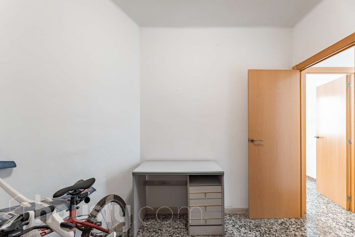 Housfy presenta este luminoso piso ubicado en el corazón de Sant Joan Despí. Construido en 1973, es una opción ideal tanto para familias como para quienes buscan una propiedad con gran potencial para reformar a su gusto. La vivienda destaca por su excelente distribución y sus amplias estancias, contando con un total de 78 m² útiles (verificados con la Dirección General de Catastro). La zona de día ofrece un acogedor salón-comedor que disfruta de unas agradables vistas urbanas hacia la ciudad, garantizando una fantástica entrada de luz natural durante todo el día. Por su parte, la cocina conecta directamente con el primero de los dos patios privados de la vivienda. Disponer de este doble espacio exterior de uso exclusivo en este tipo de fincas es un auténtico lujo: el primer patio resulta ideal como zona de lavadero y desahogo, mientras que al segundo se accede desde uno de los dormitorios, convirtiéndose en el rincón perfecto para diseñar un pequeño jardín urbano o un espacio de desconexión al aire libre. La zona de noche es sumamente versátil y está compuesta por cuatro dormitorios, una característica de alta demanda y muy difícil de encontrar en la zona. Uno de los dormitorios cuenta además con un práctico espacio integrado que puede utilizarse como vestidor o armario trastero, optimizando al máximo el almacenamiento de la casa. Asimismo, la vivienda cuenta con ventanas de aluminio, suelos bien conservados y una puerta principal blindada que aporta total seguridad y tranquilidad. Uno de los grandes valores añadidos de esta propiedad es su inminente revalorización gracias al proyecto del ascensor. Actualmente la finca no dispone de él, pero la instalación ya está aprobada y las obras comenzarán a finales del año 2026. Lo mejor de todo es que la derrama para su instalación quedará totalmente pagada por los propietarios actuales antes de la venta. Esto representa una ventaja económica enorme para el comprador, ya que estrenará la comodidad del ascensor a coste cero y sin tener que asumir derramas futuras. La ubicación es simplemente imbatible, en pleno centro de Sant Joan Despí. Vivirás a un paso de todos los servicios esenciales, incluyendo una amplia oferta de comercios locales, colegios, centros médicos y zonas verdes. Además, disfrutarás de una excelente comunicación con Barcelona y el resto de la comarca gracias a la proximidad de paradas de autobús, Tram, tren y rápidos accesos por carretera. ¡No dejes escapar esta oportunidad única de diseñar tu hogar a medida! Aviso legal El precio de venta no incluye gastos de la compraventa como notaría, registro, impuestos, ni tampoco honorarios agencia. Esta publicación no es vinculante. Consulta siempre la nota simple con Housfy antes de formalizar la compraventa. Sobre nosotros Housfy es la plataforma integral de servicios inmobiliarios. Nuestra combinación de expertos y tecnología pone al alcance de todo el mundo servicios cómodos, claros y seguros. AICAT número: 7922. Nos encargamos de la gestión y asesoramiento de la compra. ¡Olvídate de todo! Hacemos los trámites por ti. Y, si además necesitas financiación, ponemos a tu disposición un bróker hipotecario para ayudarte a conseguir las mejores condiciones para tu perfil económico. ¿Quieres visitarla? Contacta con Housfy y agenda tu visita sin compromiso. Más información en: housfy.com Este anuncio contiene imágenes ilustrativas, con el objetivo de mostrar el potencial de la propiedad, y pueden diferir del resultado final. En cumplimiento de la Ley 8/2026 en Cataluña, el certificado de presencia o ausencia de amianto se encuentra en proceso de tramitación.-15