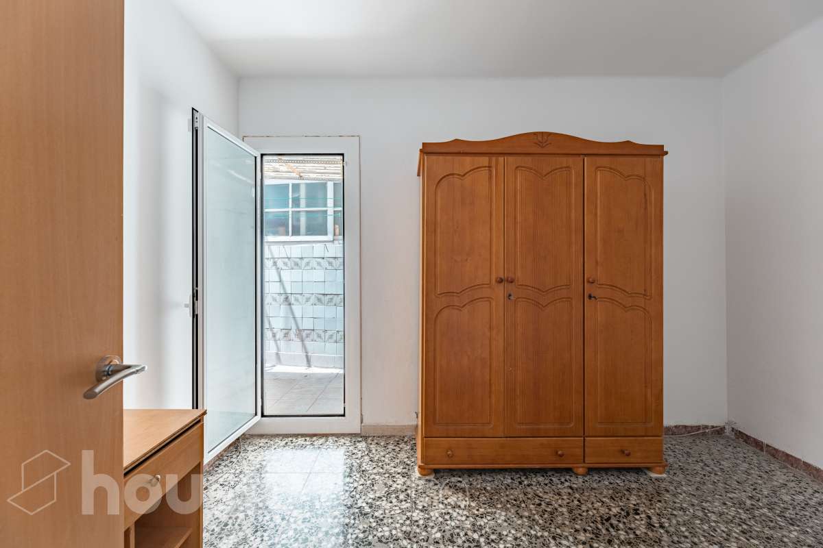 Housfy presenta este luminoso piso ubicado en el corazón de Sant Joan Despí. Construido en 1973, es una opción ideal tanto para familias como para quienes buscan una propiedad con gran potencial para reformar a su gusto. La vivienda destaca por su excelente distribución y sus amplias estancias, contando con un total de 78 m² útiles (verificados con la Dirección General de Catastro). La zona de día ofrece un acogedor salón-comedor que disfruta de unas agradables vistas urbanas hacia la ciudad, garantizando una fantástica entrada de luz natural durante todo el día. Por su parte, la cocina conecta directamente con el primero de los dos patios privados de la vivienda. Disponer de este doble espacio exterior de uso exclusivo en este tipo de fincas es un auténtico lujo: el primer patio resulta ideal como zona de lavadero y desahogo, mientras que al segundo se accede desde uno de los dormitorios, convirtiéndose en el rincón perfecto para diseñar un pequeño jardín urbano o un espacio de desconexión al aire libre. La zona de noche es sumamente versátil y está compuesta por cuatro dormitorios, una característica de alta demanda y muy difícil de encontrar en la zona. Uno de los dormitorios cuenta además con un práctico espacio integrado que puede utilizarse como vestidor o armario trastero, optimizando al máximo el almacenamiento de la casa. Asimismo, la vivienda cuenta con ventanas de aluminio, suelos bien conservados y una puerta principal blindada que aporta total seguridad y tranquilidad. Uno de los grandes valores añadidos de esta propiedad es su inminente revalorización gracias al proyecto del ascensor. Actualmente la finca no dispone de él, pero la instalación ya está aprobada y las obras comenzarán a finales del año 2026. Lo mejor de todo es que la derrama para su instalación quedará totalmente pagada por los propietarios actuales antes de la venta. Esto representa una ventaja económica enorme para el comprador, ya que estrenará la comodidad del ascensor a coste cero y sin tener que asumir derramas futuras. La ubicación es simplemente imbatible, en pleno centro de Sant Joan Despí. Vivirás a un paso de todos los servicios esenciales, incluyendo una amplia oferta de comercios locales, colegios, centros médicos y zonas verdes. Además, disfrutarás de una excelente comunicación con Barcelona y el resto de la comarca gracias a la proximidad de paradas de autobús, Tram, tren y rápidos accesos por carretera. ¡No dejes escapar esta oportunidad única de diseñar tu hogar a medida! Aviso legal El precio de venta no incluye gastos de la compraventa como notaría, registro, impuestos, ni tampoco honorarios agencia. Esta publicación no es vinculante. Consulta siempre la nota simple con Housfy antes de formalizar la compraventa. Sobre nosotros Housfy es la plataforma integral de servicios inmobiliarios. Nuestra combinación de expertos y tecnología pone al alcance de todo el mundo servicios cómodos, claros y seguros. AICAT número: 7922. Nos encargamos de la gestión y asesoramiento de la compra. ¡Olvídate de todo! Hacemos los trámites por ti. Y, si además necesitas financiación, ponemos a tu disposición un bróker hipotecario para ayudarte a conseguir las mejores condiciones para tu perfil económico. ¿Quieres visitarla? Contacta con Housfy y agenda tu visita sin compromiso. Más información en: housfy.com Este anuncio contiene imágenes ilustrativas, con el objetivo de mostrar el potencial de la propiedad, y pueden diferir del resultado final. En cumplimiento de la Ley 8/2026 en Cataluña, el certificado de presencia o ausencia de amianto se encuentra en proceso de tramitación.-17