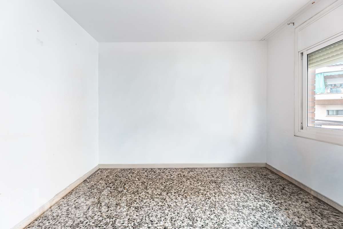 Housfy presenta este luminoso piso ubicado en el corazón de Sant Joan Despí. Construido en 1973, es una opción ideal tanto para familias como para quienes buscan una propiedad con gran potencial para reformar a su gusto. La vivienda destaca por su excelente distribución y sus amplias estancias, contando con un total de 78 m² útiles (verificados con la Dirección General de Catastro). La zona de día ofrece un acogedor salón-comedor que disfruta de unas agradables vistas urbanas hacia la ciudad, garantizando una fantástica entrada de luz natural durante todo el día. Por su parte, la cocina conecta directamente con el primero de los dos patios privados de la vivienda. Disponer de este doble espacio exterior de uso exclusivo en este tipo de fincas es un auténtico lujo: el primer patio resulta ideal como zona de lavadero y desahogo, mientras que al segundo se accede desde uno de los dormitorios, convirtiéndose en el rincón perfecto para diseñar un pequeño jardín urbano o un espacio de desconexión al aire libre. La zona de noche es sumamente versátil y está compuesta por cuatro dormitorios, una característica de alta demanda y muy difícil de encontrar en la zona. Uno de los dormitorios cuenta además con un práctico espacio integrado que puede utilizarse como vestidor o armario trastero, optimizando al máximo el almacenamiento de la casa. Asimismo, la vivienda cuenta con ventanas de aluminio, suelos bien conservados y una puerta principal blindada que aporta total seguridad y tranquilidad. Uno de los grandes valores añadidos de esta propiedad es su inminente revalorización gracias al proyecto del ascensor. Actualmente la finca no dispone de él, pero la instalación ya está aprobada y las obras comenzarán a finales del año 2026. Lo mejor de todo es que la derrama para su instalación quedará totalmente pagada por los propietarios actuales antes de la venta. Esto representa una ventaja económica enorme para el comprador, ya que estrenará la comodidad del ascensor a coste cero y sin tener que asumir derramas futuras. La ubicación es simplemente imbatible, en pleno centro de Sant Joan Despí. Vivirás a un paso de todos los servicios esenciales, incluyendo una amplia oferta de comercios locales, colegios, centros médicos y zonas verdes. Además, disfrutarás de una excelente comunicación con Barcelona y el resto de la comarca gracias a la proximidad de paradas de autobús, Tram, tren y rápidos accesos por carretera. ¡No dejes escapar esta oportunidad única de diseñar tu hogar a medida! Aviso legal El precio de venta no incluye gastos de la compraventa como notaría, registro, impuestos, ni tampoco honorarios agencia. Esta publicación no es vinculante. Consulta siempre la nota simple con Housfy antes de formalizar la compraventa. Sobre nosotros Housfy es la plataforma integral de servicios inmobiliarios. Nuestra combinación de expertos y tecnología pone al alcance de todo el mundo servicios cómodos, claros y seguros. AICAT número: 7922. Nos encargamos de la gestión y asesoramiento de la compra. ¡Olvídate de todo! Hacemos los trámites por ti. Y, si además necesitas financiación, ponemos a tu disposición un bróker hipotecario para ayudarte a conseguir las mejores condiciones para tu perfil económico. ¿Quieres visitarla? Contacta con Housfy y agenda tu visita sin compromiso. Más información en: housfy.com Este anuncio contiene imágenes ilustrativas, con el objetivo de mostrar el potencial de la propiedad, y pueden diferir del resultado final. En cumplimiento de la Ley 8/2026 en Cataluña, el certificado de presencia o ausencia de amianto se encuentra en proceso de tramitación.-7