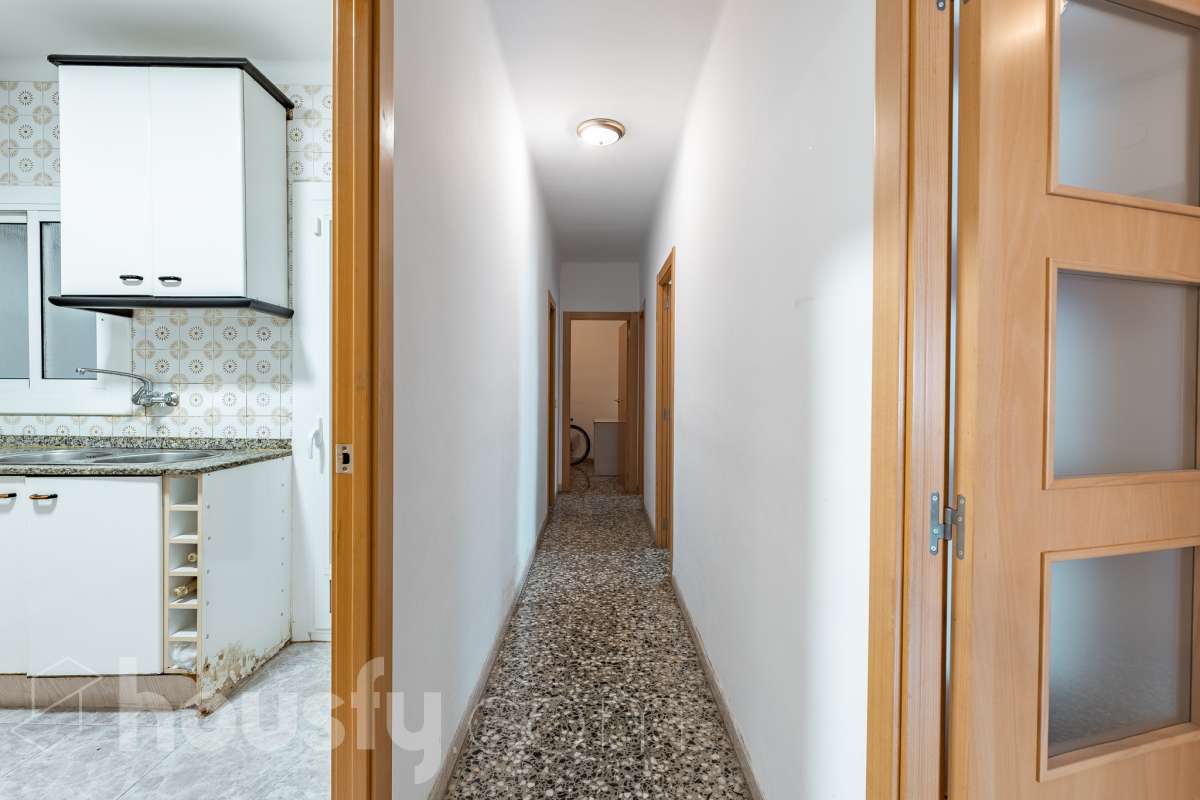 Housfy presenta este luminoso piso ubicado en el corazón de Sant Joan Despí. Construido en 1973, es una opción ideal tanto para familias como para quienes buscan una propiedad con gran potencial para reformar a su gusto. La vivienda destaca por su excelente distribución y sus amplias estancias, contando con un total de 78 m² útiles (verificados con la Dirección General de Catastro). La zona de día ofrece un acogedor salón-comedor que disfruta de unas agradables vistas urbanas hacia la ciudad, garantizando una fantástica entrada de luz natural durante todo el día. Por su parte, la cocina conecta directamente con el primero de los dos patios privados de la vivienda. Disponer de este doble espacio exterior de uso exclusivo en este tipo de fincas es un auténtico lujo: el primer patio resulta ideal como zona de lavadero y desahogo, mientras que al segundo se accede desde uno de los dormitorios, convirtiéndose en el rincón perfecto para diseñar un pequeño jardín urbano o un espacio de desconexión al aire libre. La zona de noche es sumamente versátil y está compuesta por cuatro dormitorios, una característica de alta demanda y muy difícil de encontrar en la zona. Uno de los dormitorios cuenta además con un práctico espacio integrado que puede utilizarse como vestidor o armario trastero, optimizando al máximo el almacenamiento de la casa. Asimismo, la vivienda cuenta con ventanas de aluminio, suelos bien conservados y una puerta principal blindada que aporta total seguridad y tranquilidad. Uno de los grandes valores añadidos de esta propiedad es su inminente revalorización gracias al proyecto del ascensor. Actualmente la finca no dispone de él, pero la instalación ya está aprobada y las obras comenzarán a finales del año 2026. Lo mejor de todo es que la derrama para su instalación quedará totalmente pagada por los propietarios actuales antes de la venta. Esto representa una ventaja económica enorme para el comprador, ya que estrenará la comodidad del ascensor a coste cero y sin tener que asumir derramas futuras. La ubicación es simplemente imbatible, en pleno centro de Sant Joan Despí. Vivirás a un paso de todos los servicios esenciales, incluyendo una amplia oferta de comercios locales, colegios, centros médicos y zonas verdes. Además, disfrutarás de una excelente comunicación con Barcelona y el resto de la comarca gracias a la proximidad de paradas de autobús, Tram, tren y rápidos accesos por carretera. ¡No dejes escapar esta oportunidad única de diseñar tu hogar a medida! Aviso legal El precio de venta no incluye gastos de la compraventa como notaría, registro, impuestos, ni tampoco honorarios agencia. Esta publicación no es vinculante. Consulta siempre la nota simple con Housfy antes de formalizar la compraventa. Sobre nosotros Housfy es la plataforma integral de servicios inmobiliarios. Nuestra combinación de expertos y tecnología pone al alcance de todo el mundo servicios cómodos, claros y seguros. AICAT número: 7922. Nos encargamos de la gestión y asesoramiento de la compra. ¡Olvídate de todo! Hacemos los trámites por ti. Y, si además necesitas financiación, ponemos a tu disposición un bróker hipotecario para ayudarte a conseguir las mejores condiciones para tu perfil económico. ¿Quieres visitarla? Contacta con Housfy y agenda tu visita sin compromiso. Más información en: housfy.com Este anuncio contiene imágenes ilustrativas, con el objetivo de mostrar el potencial de la propiedad, y pueden diferir del resultado final. En cumplimiento de la Ley 8/2026 en Cataluña, el certificado de presencia o ausencia de amianto se encuentra en proceso de tramitación.-30