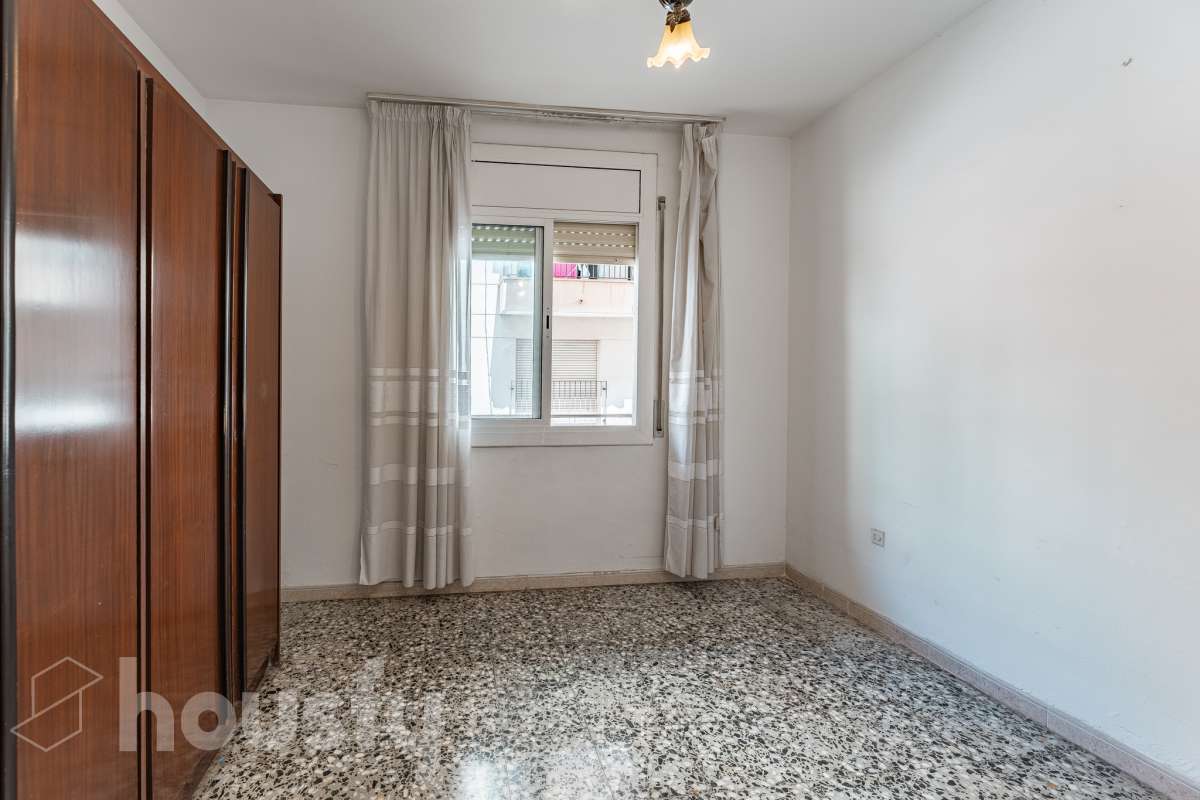 Housfy presenta este luminoso piso ubicado en el corazón de Sant Joan Despí. Construido en 1973, es una opción ideal tanto para familias como para quienes buscan una propiedad con gran potencial para reformar a su gusto. La vivienda destaca por su excelente distribución y sus amplias estancias, contando con un total de 78 m² útiles (verificados con la Dirección General de Catastro). La zona de día ofrece un acogedor salón-comedor que disfruta de unas agradables vistas urbanas hacia la ciudad, garantizando una fantástica entrada de luz natural durante todo el día. Por su parte, la cocina conecta directamente con el primero de los dos patios privados de la vivienda. Disponer de este doble espacio exterior de uso exclusivo en este tipo de fincas es un auténtico lujo: el primer patio resulta ideal como zona de lavadero y desahogo, mientras que al segundo se accede desde uno de los dormitorios, convirtiéndose en el rincón perfecto para diseñar un pequeño jardín urbano o un espacio de desconexión al aire libre. La zona de noche es sumamente versátil y está compuesta por cuatro dormitorios, una característica de alta demanda y muy difícil de encontrar en la zona. Uno de los dormitorios cuenta además con un práctico espacio integrado que puede utilizarse como vestidor o armario trastero, optimizando al máximo el almacenamiento de la casa. Asimismo, la vivienda cuenta con ventanas de aluminio, suelos bien conservados y una puerta principal blindada que aporta total seguridad y tranquilidad. Uno de los grandes valores añadidos de esta propiedad es su inminente revalorización gracias al proyecto del ascensor. Actualmente la finca no dispone de él, pero la instalación ya está aprobada y las obras comenzarán a finales del año 2026. Lo mejor de todo es que la derrama para su instalación quedará totalmente pagada por los propietarios actuales antes de la venta. Esto representa una ventaja económica enorme para el comprador, ya que estrenará la comodidad del ascensor a coste cero y sin tener que asumir derramas futuras. La ubicación es simplemente imbatible, en pleno centro de Sant Joan Despí. Vivirás a un paso de todos los servicios esenciales, incluyendo una amplia oferta de comercios locales, colegios, centros médicos y zonas verdes. Además, disfrutarás de una excelente comunicación con Barcelona y el resto de la comarca gracias a la proximidad de paradas de autobús, Tram, tren y rápidos accesos por carretera. ¡No dejes escapar esta oportunidad única de diseñar tu hogar a medida! Aviso legal El precio de venta no incluye gastos de la compraventa como notaría, registro, impuestos, ni tampoco honorarios agencia. Esta publicación no es vinculante. Consulta siempre la nota simple con Housfy antes de formalizar la compraventa. Sobre nosotros Housfy es la plataforma integral de servicios inmobiliarios. Nuestra combinación de expertos y tecnología pone al alcance de todo el mundo servicios cómodos, claros y seguros. AICAT número: 7922. Nos encargamos de la gestión y asesoramiento de la compra. ¡Olvídate de todo! Hacemos los trámites por ti. Y, si además necesitas financiación, ponemos a tu disposición un bróker hipotecario para ayudarte a conseguir las mejores condiciones para tu perfil económico. ¿Quieres visitarla? Contacta con Housfy y agenda tu visita sin compromiso. Más información en: housfy.com Este anuncio contiene imágenes ilustrativas, con el objetivo de mostrar el potencial de la propiedad, y pueden diferir del resultado final. En cumplimiento de la Ley 8/2026 en Cataluña, el certificado de presencia o ausencia de amianto se encuentra en proceso de tramitación.-10