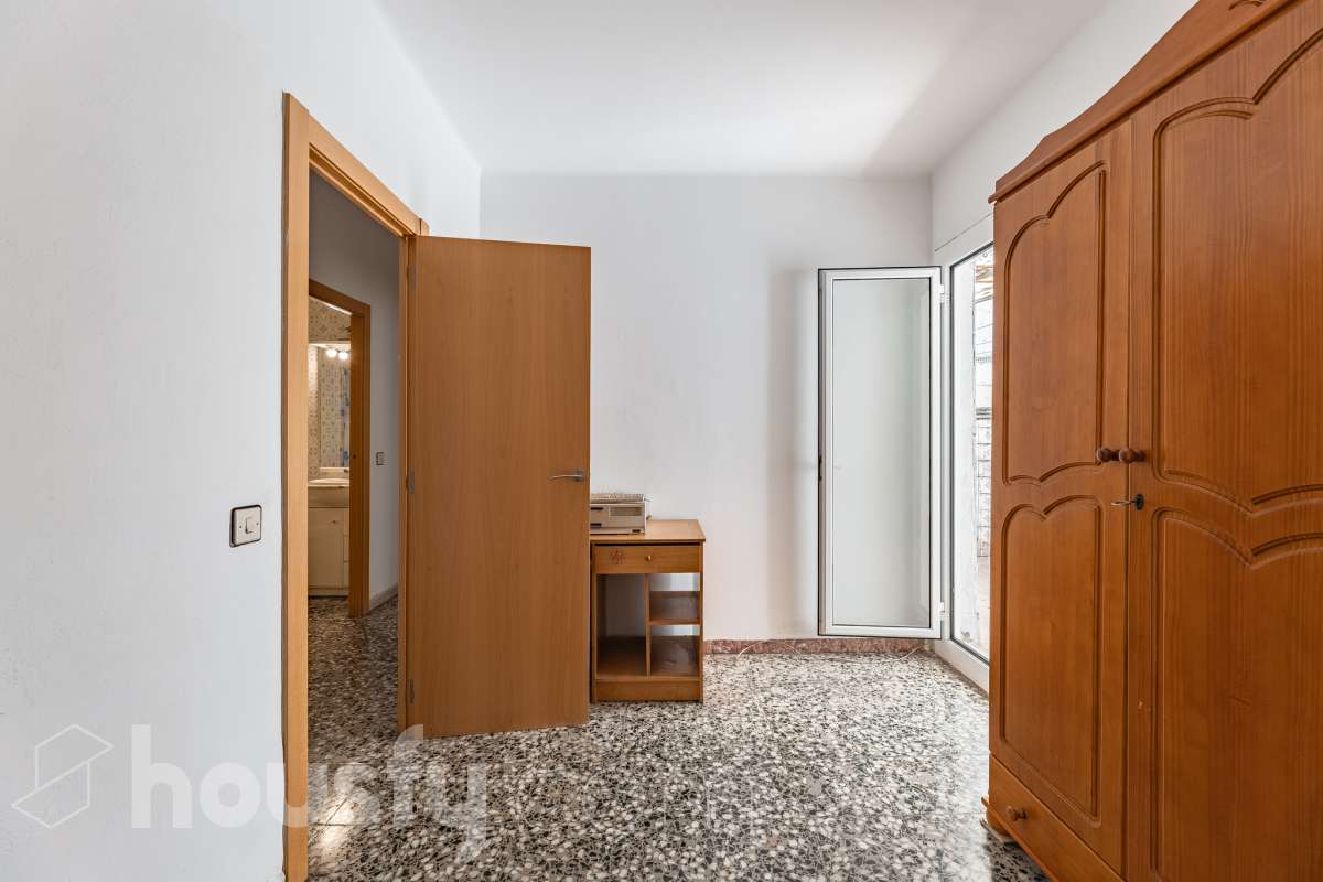 Housfy presenta este luminoso piso ubicado en el corazón de Sant Joan Despí. Construido en 1973, es una opción ideal tanto para familias como para quienes buscan una propiedad con gran potencial para reformar a su gusto. La vivienda destaca por su excelente distribución y sus amplias estancias, contando con un total de 78 m² útiles (verificados con la Dirección General de Catastro). La zona de día ofrece un acogedor salón-comedor que disfruta de unas agradables vistas urbanas hacia la ciudad, garantizando una fantástica entrada de luz natural durante todo el día. Por su parte, la cocina conecta directamente con el primero de los dos patios privados de la vivienda. Disponer de este doble espacio exterior de uso exclusivo en este tipo de fincas es un auténtico lujo: el primer patio resulta ideal como zona de lavadero y desahogo, mientras que al segundo se accede desde uno de los dormitorios, convirtiéndose en el rincón perfecto para diseñar un pequeño jardín urbano o un espacio de desconexión al aire libre. La zona de noche es sumamente versátil y está compuesta por cuatro dormitorios, una característica de alta demanda y muy difícil de encontrar en la zona. Uno de los dormitorios cuenta además con un práctico espacio integrado que puede utilizarse como vestidor o armario trastero, optimizando al máximo el almacenamiento de la casa. Asimismo, la vivienda cuenta con ventanas de aluminio, suelos bien conservados y una puerta principal blindada que aporta total seguridad y tranquilidad. Uno de los grandes valores añadidos de esta propiedad es su inminente revalorización gracias al proyecto del ascensor. Actualmente la finca no dispone de él, pero la instalación ya está aprobada y las obras comenzarán a finales del año 2026. Lo mejor de todo es que la derrama para su instalación quedará totalmente pagada por los propietarios actuales antes de la venta. Esto representa una ventaja económica enorme para el comprador, ya que estrenará la comodidad del ascensor a coste cero y sin tener que asumir derramas futuras. La ubicación es simplemente imbatible, en pleno centro de Sant Joan Despí. Vivirás a un paso de todos los servicios esenciales, incluyendo una amplia oferta de comercios locales, colegios, centros médicos y zonas verdes. Además, disfrutarás de una excelente comunicación con Barcelona y el resto de la comarca gracias a la proximidad de paradas de autobús, Tram, tren y rápidos accesos por carretera. ¡No dejes escapar esta oportunidad única de diseñar tu hogar a medida! Aviso legal El precio de venta no incluye gastos de la compraventa como notaría, registro, impuestos, ni tampoco honorarios agencia. Esta publicación no es vinculante. Consulta siempre la nota simple con Housfy antes de formalizar la compraventa. Sobre nosotros Housfy es la plataforma integral de servicios inmobiliarios. Nuestra combinación de expertos y tecnología pone al alcance de todo el mundo servicios cómodos, claros y seguros. AICAT número: 7922. Nos encargamos de la gestión y asesoramiento de la compra. ¡Olvídate de todo! Hacemos los trámites por ti. Y, si además necesitas financiación, ponemos a tu disposición un bróker hipotecario para ayudarte a conseguir las mejores condiciones para tu perfil económico. ¿Quieres visitarla? Contacta con Housfy y agenda tu visita sin compromiso. Más información en: housfy.com Este anuncio contiene imágenes ilustrativas, con el objetivo de mostrar el potencial de la propiedad, y pueden diferir del resultado final. En cumplimiento de la Ley 8/2026 en Cataluña, el certificado de presencia o ausencia de amianto se encuentra en proceso de tramitación.-16