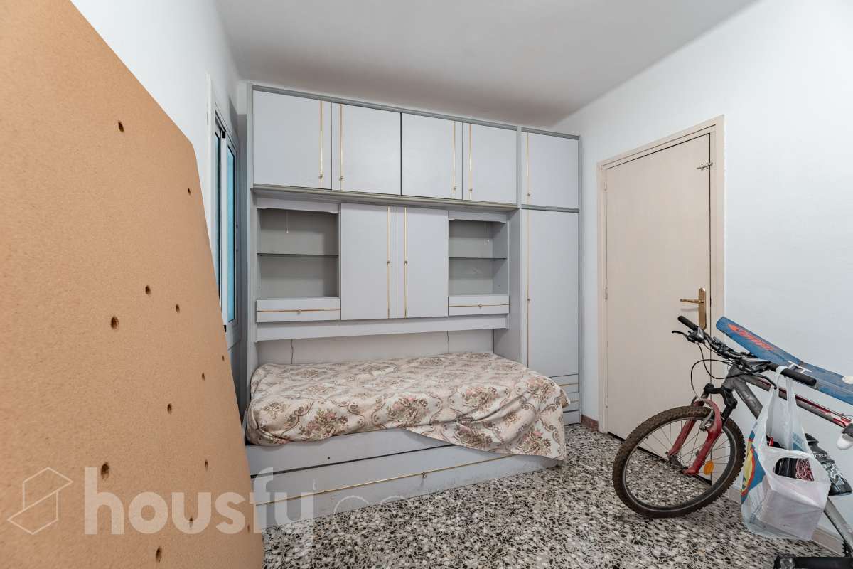 Housfy presenta este luminoso piso ubicado en el corazón de Sant Joan Despí. Construido en 1973, es una opción ideal tanto para familias como para quienes buscan una propiedad con gran potencial para reformar a su gusto. La vivienda destaca por su excelente distribución y sus amplias estancias, contando con un total de 78 m² útiles (verificados con la Dirección General de Catastro). La zona de día ofrece un acogedor salón-comedor que disfruta de unas agradables vistas urbanas hacia la ciudad, garantizando una fantástica entrada de luz natural durante todo el día. Por su parte, la cocina conecta directamente con el primero de los dos patios privados de la vivienda. Disponer de este doble espacio exterior de uso exclusivo en este tipo de fincas es un auténtico lujo: el primer patio resulta ideal como zona de lavadero y desahogo, mientras que al segundo se accede desde uno de los dormitorios, convirtiéndose en el rincón perfecto para diseñar un pequeño jardín urbano o un espacio de desconexión al aire libre. La zona de noche es sumamente versátil y está compuesta por cuatro dormitorios, una característica de alta demanda y muy difícil de encontrar en la zona. Uno de los dormitorios cuenta además con un práctico espacio integrado que puede utilizarse como vestidor o armario trastero, optimizando al máximo el almacenamiento de la casa. Asimismo, la vivienda cuenta con ventanas de aluminio, suelos bien conservados y una puerta principal blindada que aporta total seguridad y tranquilidad. Uno de los grandes valores añadidos de esta propiedad es su inminente revalorización gracias al proyecto del ascensor. Actualmente la finca no dispone de él, pero la instalación ya está aprobada y las obras comenzarán a finales del año 2026. Lo mejor de todo es que la derrama para su instalación quedará totalmente pagada por los propietarios actuales antes de la venta. Esto representa una ventaja económica enorme para el comprador, ya que estrenará la comodidad del ascensor a coste cero y sin tener que asumir derramas futuras. La ubicación es simplemente imbatible, en pleno centro de Sant Joan Despí. Vivirás a un paso de todos los servicios esenciales, incluyendo una amplia oferta de comercios locales, colegios, centros médicos y zonas verdes. Además, disfrutarás de una excelente comunicación con Barcelona y el resto de la comarca gracias a la proximidad de paradas de autobús, Tram, tren y rápidos accesos por carretera. ¡No dejes escapar esta oportunidad única de diseñar tu hogar a medida! Aviso legal El precio de venta no incluye gastos de la compraventa como notaría, registro, impuestos, ni tampoco honorarios agencia. Esta publicación no es vinculante. Consulta siempre la nota simple con Housfy antes de formalizar la compraventa. Sobre nosotros Housfy es la plataforma integral de servicios inmobiliarios. Nuestra combinación de expertos y tecnología pone al alcance de todo el mundo servicios cómodos, claros y seguros. AICAT número: 7922. Nos encargamos de la gestión y asesoramiento de la compra. ¡Olvídate de todo! Hacemos los trámites por ti. Y, si además necesitas financiación, ponemos a tu disposición un bróker hipotecario para ayudarte a conseguir las mejores condiciones para tu perfil económico. ¿Quieres visitarla? Contacta con Housfy y agenda tu visita sin compromiso. Más información en: housfy.com Este anuncio contiene imágenes ilustrativas, con el objetivo de mostrar el potencial de la propiedad, y pueden diferir del resultado final. En cumplimiento de la Ley 8/2026 en Cataluña, el certificado de presencia o ausencia de amianto se encuentra en proceso de tramitación.-14