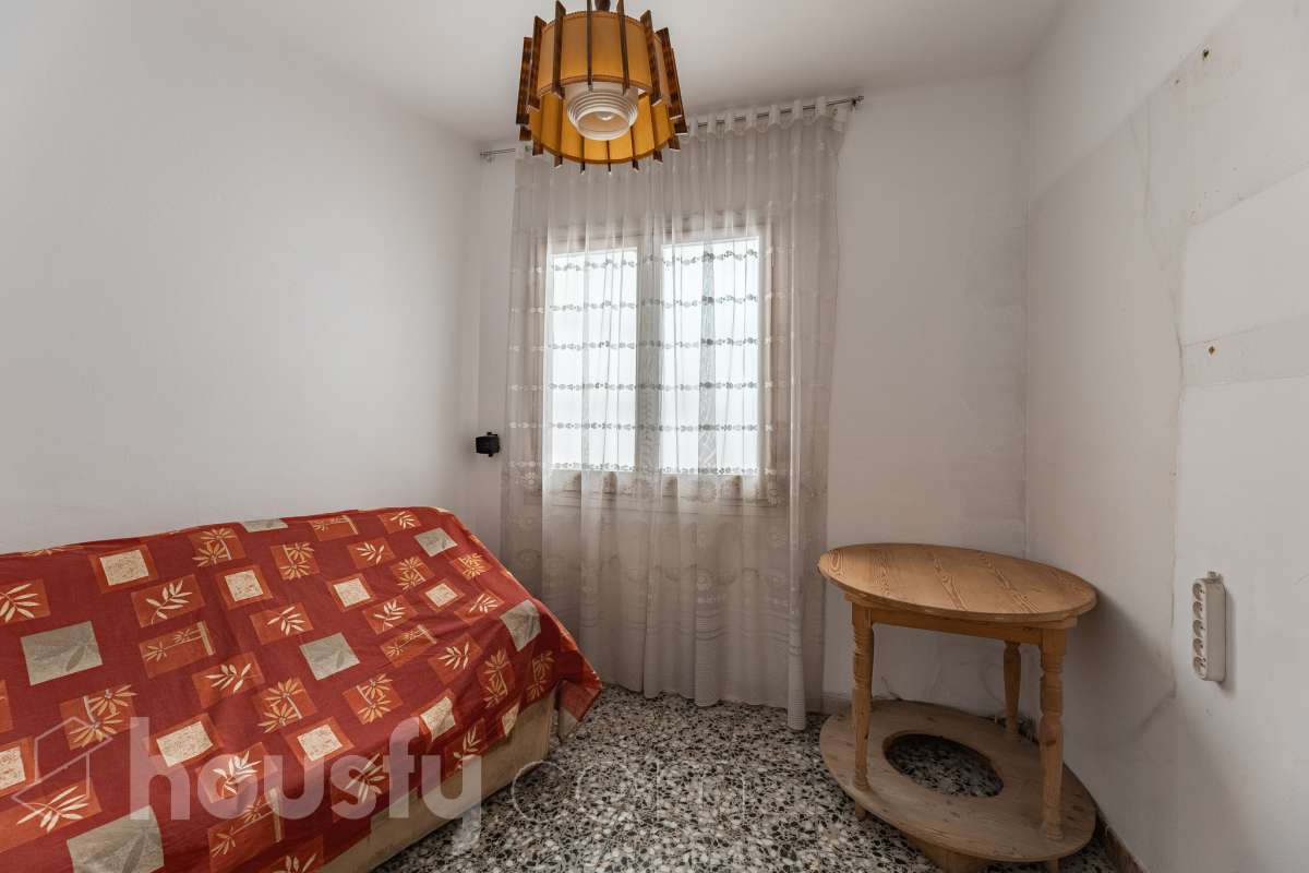 Housfy presenta este luminoso piso ubicado en el corazón de Sant Joan Despí. Construido en 1973, es una opción ideal tanto para familias como para quienes buscan una propiedad con gran potencial para reformar a su gusto. La vivienda destaca por su excelente distribución y sus amplias estancias, contando con un total de 78 m² útiles (verificados con la Dirección General de Catastro). La zona de día ofrece un acogedor salón-comedor que disfruta de unas agradables vistas urbanas hacia la ciudad, garantizando una fantástica entrada de luz natural durante todo el día. Por su parte, la cocina conecta directamente con el primero de los dos patios privados de la vivienda. Disponer de este doble espacio exterior de uso exclusivo en este tipo de fincas es un auténtico lujo: el primer patio resulta ideal como zona de lavadero y desahogo, mientras que al segundo se accede desde uno de los dormitorios, convirtiéndose en el rincón perfecto para diseñar un pequeño jardín urbano o un espacio de desconexión al aire libre. La zona de noche es sumamente versátil y está compuesta por cuatro dormitorios, una característica de alta demanda y muy difícil de encontrar en la zona. Uno de los dormitorios cuenta además con un práctico espacio integrado que puede utilizarse como vestidor o armario trastero, optimizando al máximo el almacenamiento de la casa. Asimismo, la vivienda cuenta con ventanas de aluminio, suelos bien conservados y una puerta principal blindada que aporta total seguridad y tranquilidad. Uno de los grandes valores añadidos de esta propiedad es su inminente revalorización gracias al proyecto del ascensor. Actualmente la finca no dispone de él, pero la instalación ya está aprobada y las obras comenzarán a finales del año 2026. Lo mejor de todo es que la derrama para su instalación quedará totalmente pagada por los propietarios actuales antes de la venta. Esto representa una ventaja económica enorme para el comprador, ya que estrenará la comodidad del ascensor a coste cero y sin tener que asumir derramas futuras. La ubicación es simplemente imbatible, en pleno centro de Sant Joan Despí. Vivirás a un paso de todos los servicios esenciales, incluyendo una amplia oferta de comercios locales, colegios, centros médicos y zonas verdes. Además, disfrutarás de una excelente comunicación con Barcelona y el resto de la comarca gracias a la proximidad de paradas de autobús, Tram, tren y rápidos accesos por carretera. ¡No dejes escapar esta oportunidad única de diseñar tu hogar a medida! Aviso legal El precio de venta no incluye gastos de la compraventa como notaría, registro, impuestos, ni tampoco honorarios agencia. Esta publicación no es vinculante. Consulta siempre la nota simple con Housfy antes de formalizar la compraventa. Sobre nosotros Housfy es la plataforma integral de servicios inmobiliarios. Nuestra combinación de expertos y tecnología pone al alcance de todo el mundo servicios cómodos, claros y seguros. AICAT número: 7922. Nos encargamos de la gestión y asesoramiento de la compra. ¡Olvídate de todo! Hacemos los trámites por ti. Y, si además necesitas financiación, ponemos a tu disposición un bróker hipotecario para ayudarte a conseguir las mejores condiciones para tu perfil económico. ¿Quieres visitarla? Contacta con Housfy y agenda tu visita sin compromiso. Más información en: housfy.com Este anuncio contiene imágenes ilustrativas, con el objetivo de mostrar el potencial de la propiedad, y pueden diferir del resultado final. En cumplimiento de la Ley 8/2026 en Cataluña, el certificado de presencia o ausencia de amianto se encuentra en proceso de tramitación.-12
