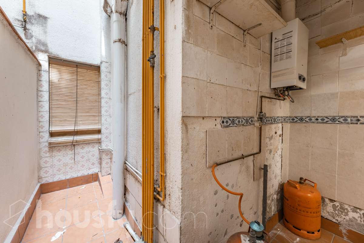 Housfy presenta este luminoso piso ubicado en el corazón de Sant Joan Despí. Construido en 1973, es una opción ideal tanto para familias como para quienes buscan una propiedad con gran potencial para reformar a su gusto. La vivienda destaca por su excelente distribución y sus amplias estancias, contando con un total de 78 m² útiles (verificados con la Dirección General de Catastro). La zona de día ofrece un acogedor salón-comedor que disfruta de unas agradables vistas urbanas hacia la ciudad, garantizando una fantástica entrada de luz natural durante todo el día. Por su parte, la cocina conecta directamente con el primero de los dos patios privados de la vivienda. Disponer de este doble espacio exterior de uso exclusivo en este tipo de fincas es un auténtico lujo: el primer patio resulta ideal como zona de lavadero y desahogo, mientras que al segundo se accede desde uno de los dormitorios, convirtiéndose en el rincón perfecto para diseñar un pequeño jardín urbano o un espacio de desconexión al aire libre. La zona de noche es sumamente versátil y está compuesta por cuatro dormitorios, una característica de alta demanda y muy difícil de encontrar en la zona. Uno de los dormitorios cuenta además con un práctico espacio integrado que puede utilizarse como vestidor o armario trastero, optimizando al máximo el almacenamiento de la casa. Asimismo, la vivienda cuenta con ventanas de aluminio, suelos bien conservados y una puerta principal blindada que aporta total seguridad y tranquilidad. Uno de los grandes valores añadidos de esta propiedad es su inminente revalorización gracias al proyecto del ascensor. Actualmente la finca no dispone de él, pero la instalación ya está aprobada y las obras comenzarán a finales del año 2026. Lo mejor de todo es que la derrama para su instalación quedará totalmente pagada por los propietarios actuales antes de la venta. Esto representa una ventaja económica enorme para el comprador, ya que estrenará la comodidad del ascensor a coste cero y sin tener que asumir derramas futuras. La ubicación es simplemente imbatible, en pleno centro de Sant Joan Despí. Vivirás a un paso de todos los servicios esenciales, incluyendo una amplia oferta de comercios locales, colegios, centros médicos y zonas verdes. Además, disfrutarás de una excelente comunicación con Barcelona y el resto de la comarca gracias a la proximidad de paradas de autobús, Tram, tren y rápidos accesos por carretera. ¡No dejes escapar esta oportunidad única de diseñar tu hogar a medida! Aviso legal El precio de venta no incluye gastos de la compraventa como notaría, registro, impuestos, ni tampoco honorarios agencia. Esta publicación no es vinculante. Consulta siempre la nota simple con Housfy antes de formalizar la compraventa. Sobre nosotros Housfy es la plataforma integral de servicios inmobiliarios. Nuestra combinación de expertos y tecnología pone al alcance de todo el mundo servicios cómodos, claros y seguros. AICAT número: 7922. Nos encargamos de la gestión y asesoramiento de la compra. ¡Olvídate de todo! Hacemos los trámites por ti. Y, si además necesitas financiación, ponemos a tu disposición un bróker hipotecario para ayudarte a conseguir las mejores condiciones para tu perfil económico. ¿Quieres visitarla? Contacta con Housfy y agenda tu visita sin compromiso. Más información en: housfy.com Este anuncio contiene imágenes ilustrativas, con el objetivo de mostrar el potencial de la propiedad, y pueden diferir del resultado final. En cumplimiento de la Ley 8/2026 en Cataluña, el certificado de presencia o ausencia de amianto se encuentra en proceso de tramitación.-32