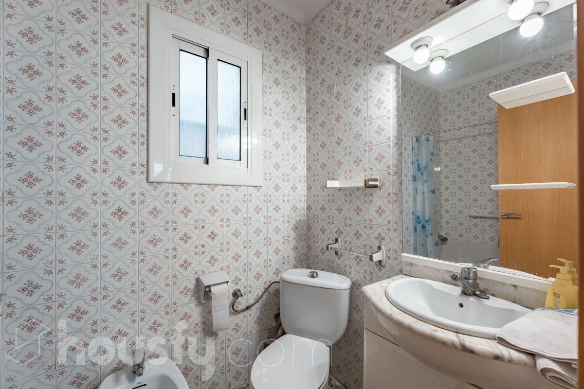Housfy presenta este luminoso piso ubicado en el corazón de Sant Joan Despí. Construido en 1973, es una opción ideal tanto para familias como para quienes buscan una propiedad con gran potencial para reformar a su gusto. La vivienda destaca por su excelente distribución y sus amplias estancias, contando con un total de 78 m² útiles (verificados con la Dirección General de Catastro). La zona de día ofrece un acogedor salón-comedor que disfruta de unas agradables vistas urbanas hacia la ciudad, garantizando una fantástica entrada de luz natural durante todo el día. Por su parte, la cocina conecta directamente con el primero de los dos patios privados de la vivienda. Disponer de este doble espacio exterior de uso exclusivo en este tipo de fincas es un auténtico lujo: el primer patio resulta ideal como zona de lavadero y desahogo, mientras que al segundo se accede desde uno de los dormitorios, convirtiéndose en el rincón perfecto para diseñar un pequeño jardín urbano o un espacio de desconexión al aire libre. La zona de noche es sumamente versátil y está compuesta por cuatro dormitorios, una característica de alta demanda y muy difícil de encontrar en la zona. Uno de los dormitorios cuenta además con un práctico espacio integrado que puede utilizarse como vestidor o armario trastero, optimizando al máximo el almacenamiento de la casa. Asimismo, la vivienda cuenta con ventanas de aluminio, suelos bien conservados y una puerta principal blindada que aporta total seguridad y tranquilidad. Uno de los grandes valores añadidos de esta propiedad es su inminente revalorización gracias al proyecto del ascensor. Actualmente la finca no dispone de él, pero la instalación ya está aprobada y las obras comenzarán a finales del año 2026. Lo mejor de todo es que la derrama para su instalación quedará totalmente pagada por los propietarios actuales antes de la venta. Esto representa una ventaja económica enorme para el comprador, ya que estrenará la comodidad del ascensor a coste cero y sin tener que asumir derramas futuras. La ubicación es simplemente imbatible, en pleno centro de Sant Joan Despí. Vivirás a un paso de todos los servicios esenciales, incluyendo una amplia oferta de comercios locales, colegios, centros médicos y zonas verdes. Además, disfrutarás de una excelente comunicación con Barcelona y el resto de la comarca gracias a la proximidad de paradas de autobús, Tram, tren y rápidos accesos por carretera. ¡No dejes escapar esta oportunidad única de diseñar tu hogar a medida! Aviso legal El precio de venta no incluye gastos de la compraventa como notaría, registro, impuestos, ni tampoco honorarios agencia. Esta publicación no es vinculante. Consulta siempre la nota simple con Housfy antes de formalizar la compraventa. Sobre nosotros Housfy es la plataforma integral de servicios inmobiliarios. Nuestra combinación de expertos y tecnología pone al alcance de todo el mundo servicios cómodos, claros y seguros. AICAT número: 7922. Nos encargamos de la gestión y asesoramiento de la compra. ¡Olvídate de todo! Hacemos los trámites por ti. Y, si además necesitas financiación, ponemos a tu disposición un bróker hipotecario para ayudarte a conseguir las mejores condiciones para tu perfil económico. ¿Quieres visitarla? Contacta con Housfy y agenda tu visita sin compromiso. Más información en: housfy.com Este anuncio contiene imágenes ilustrativas, con el objetivo de mostrar el potencial de la propiedad, y pueden diferir del resultado final. En cumplimiento de la Ley 8/2026 en Cataluña, el certificado de presencia o ausencia de amianto se encuentra en proceso de tramitación.-23