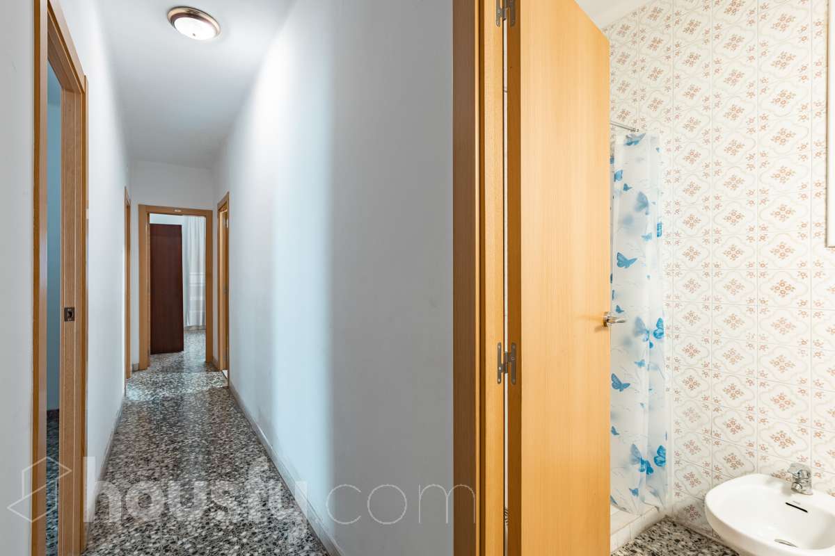 Housfy presenta este luminoso piso ubicado en el corazón de Sant Joan Despí. Construido en 1973, es una opción ideal tanto para familias como para quienes buscan una propiedad con gran potencial para reformar a su gusto. La vivienda destaca por su excelente distribución y sus amplias estancias, contando con un total de 78 m² útiles (verificados con la Dirección General de Catastro). La zona de día ofrece un acogedor salón-comedor que disfruta de unas agradables vistas urbanas hacia la ciudad, garantizando una fantástica entrada de luz natural durante todo el día. Por su parte, la cocina conecta directamente con el primero de los dos patios privados de la vivienda. Disponer de este doble espacio exterior de uso exclusivo en este tipo de fincas es un auténtico lujo: el primer patio resulta ideal como zona de lavadero y desahogo, mientras que al segundo se accede desde uno de los dormitorios, convirtiéndose en el rincón perfecto para diseñar un pequeño jardín urbano o un espacio de desconexión al aire libre. La zona de noche es sumamente versátil y está compuesta por cuatro dormitorios, una característica de alta demanda y muy difícil de encontrar en la zona. Uno de los dormitorios cuenta además con un práctico espacio integrado que puede utilizarse como vestidor o armario trastero, optimizando al máximo el almacenamiento de la casa. Asimismo, la vivienda cuenta con ventanas de aluminio, suelos bien conservados y una puerta principal blindada que aporta total seguridad y tranquilidad. Uno de los grandes valores añadidos de esta propiedad es su inminente revalorización gracias al proyecto del ascensor. Actualmente la finca no dispone de él, pero la instalación ya está aprobada y las obras comenzarán a finales del año 2026. Lo mejor de todo es que la derrama para su instalación quedará totalmente pagada por los propietarios actuales antes de la venta. Esto representa una ventaja económica enorme para el comprador, ya que estrenará la comodidad del ascensor a coste cero y sin tener que asumir derramas futuras. La ubicación es simplemente imbatible, en pleno centro de Sant Joan Despí. Vivirás a un paso de todos los servicios esenciales, incluyendo una amplia oferta de comercios locales, colegios, centros médicos y zonas verdes. Además, disfrutarás de una excelente comunicación con Barcelona y el resto de la comarca gracias a la proximidad de paradas de autobús, Tram, tren y rápidos accesos por carretera. ¡No dejes escapar esta oportunidad única de diseñar tu hogar a medida! Aviso legal El precio de venta no incluye gastos de la compraventa como notaría, registro, impuestos, ni tampoco honorarios agencia. Esta publicación no es vinculante. Consulta siempre la nota simple con Housfy antes de formalizar la compraventa. Sobre nosotros Housfy es la plataforma integral de servicios inmobiliarios. Nuestra combinación de expertos y tecnología pone al alcance de todo el mundo servicios cómodos, claros y seguros. AICAT número: 7922. Nos encargamos de la gestión y asesoramiento de la compra. ¡Olvídate de todo! Hacemos los trámites por ti. Y, si además necesitas financiación, ponemos a tu disposición un bróker hipotecario para ayudarte a conseguir las mejores condiciones para tu perfil económico. ¿Quieres visitarla? Contacta con Housfy y agenda tu visita sin compromiso. Más información en: housfy.com Este anuncio contiene imágenes ilustrativas, con el objetivo de mostrar el potencial de la propiedad, y pueden diferir del resultado final. En cumplimiento de la Ley 8/2026 en Cataluña, el certificado de presencia o ausencia de amianto se encuentra en proceso de tramitación.-28