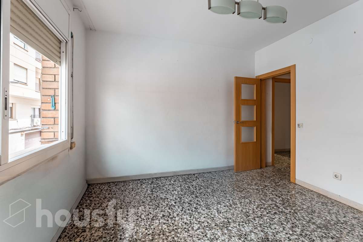 Housfy presenta este luminoso piso ubicado en el corazón de Sant Joan Despí. Construido en 1973, es una opción ideal tanto para familias como para quienes buscan una propiedad con gran potencial para reformar a su gusto. La vivienda destaca por su excelente distribución y sus amplias estancias, contando con un total de 78 m² útiles (verificados con la Dirección General de Catastro). La zona de día ofrece un acogedor salón-comedor que disfruta de unas agradables vistas urbanas hacia la ciudad, garantizando una fantástica entrada de luz natural durante todo el día. Por su parte, la cocina conecta directamente con el primero de los dos patios privados de la vivienda. Disponer de este doble espacio exterior de uso exclusivo en este tipo de fincas es un auténtico lujo: el primer patio resulta ideal como zona de lavadero y desahogo, mientras que al segundo se accede desde uno de los dormitorios, convirtiéndose en el rincón perfecto para diseñar un pequeño jardín urbano o un espacio de desconexión al aire libre. La zona de noche es sumamente versátil y está compuesta por cuatro dormitorios, una característica de alta demanda y muy difícil de encontrar en la zona. Uno de los dormitorios cuenta además con un práctico espacio integrado que puede utilizarse como vestidor o armario trastero, optimizando al máximo el almacenamiento de la casa. Asimismo, la vivienda cuenta con ventanas de aluminio, suelos bien conservados y una puerta principal blindada que aporta total seguridad y tranquilidad. Uno de los grandes valores añadidos de esta propiedad es su inminente revalorización gracias al proyecto del ascensor. Actualmente la finca no dispone de él, pero la instalación ya está aprobada y las obras comenzarán a finales del año 2026. Lo mejor de todo es que la derrama para su instalación quedará totalmente pagada por los propietarios actuales antes de la venta. Esto representa una ventaja económica enorme para el comprador, ya que estrenará la comodidad del ascensor a coste cero y sin tener que asumir derramas futuras. La ubicación es simplemente imbatible, en pleno centro de Sant Joan Despí. Vivirás a un paso de todos los servicios esenciales, incluyendo una amplia oferta de comercios locales, colegios, centros médicos y zonas verdes. Además, disfrutarás de una excelente comunicación con Barcelona y el resto de la comarca gracias a la proximidad de paradas de autobús, Tram, tren y rápidos accesos por carretera. ¡No dejes escapar esta oportunidad única de diseñar tu hogar a medida! Aviso legal El precio de venta no incluye gastos de la compraventa como notaría, registro, impuestos, ni tampoco honorarios agencia. Esta publicación no es vinculante. Consulta siempre la nota simple con Housfy antes de formalizar la compraventa. Sobre nosotros Housfy es la plataforma integral de servicios inmobiliarios. Nuestra combinación de expertos y tecnología pone al alcance de todo el mundo servicios cómodos, claros y seguros. AICAT número: 7922. Nos encargamos de la gestión y asesoramiento de la compra. ¡Olvídate de todo! Hacemos los trámites por ti. Y, si además necesitas financiación, ponemos a tu disposición un bróker hipotecario para ayudarte a conseguir las mejores condiciones para tu perfil económico. ¿Quieres visitarla? Contacta con Housfy y agenda tu visita sin compromiso. Más información en: housfy.com Este anuncio contiene imágenes ilustrativas, con el objetivo de mostrar el potencial de la propiedad, y pueden diferir del resultado final. En cumplimiento de la Ley 8/2026 en Cataluña, el certificado de presencia o ausencia de amianto se encuentra en proceso de tramitación.-6