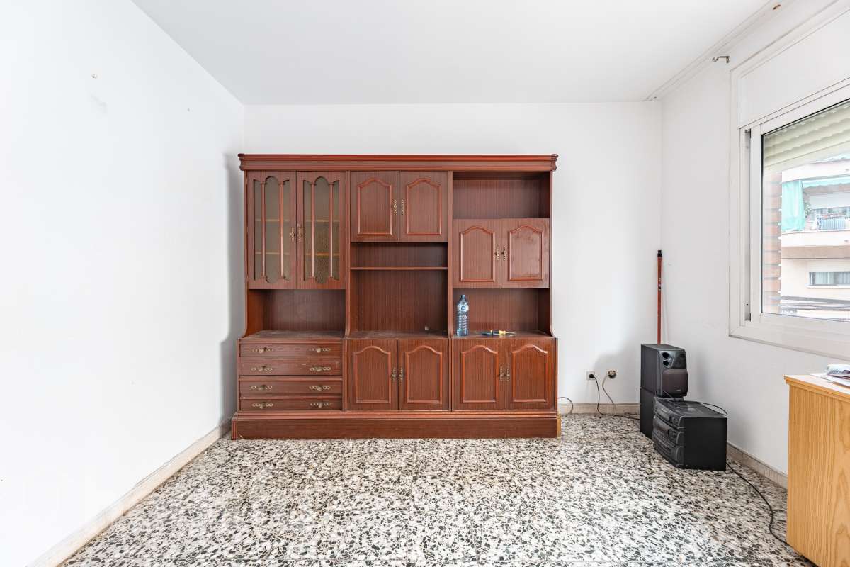 Housfy presenta este luminoso piso ubicado en el corazón de Sant Joan Despí. Construido en 1973, es una opción ideal tanto para familias como para quienes buscan una propiedad con gran potencial para reformar a su gusto. La vivienda destaca por su excelente distribución y sus amplias estancias, contando con un total de 78 m² útiles (verificados con la Dirección General de Catastro). La zona de día ofrece un acogedor salón-comedor que disfruta de unas agradables vistas urbanas hacia la ciudad, garantizando una fantástica entrada de luz natural durante todo el día. Por su parte, la cocina conecta directamente con el primero de los dos patios privados de la vivienda. Disponer de este doble espacio exterior de uso exclusivo en este tipo de fincas es un auténtico lujo: el primer patio resulta ideal como zona de lavadero y desahogo, mientras que al segundo se accede desde uno de los dormitorios, convirtiéndose en el rincón perfecto para diseñar un pequeño jardín urbano o un espacio de desconexión al aire libre. La zona de noche es sumamente versátil y está compuesta por cuatro dormitorios, una característica de alta demanda y muy difícil de encontrar en la zona. Uno de los dormitorios cuenta además con un práctico espacio integrado que puede utilizarse como vestidor o armario trastero, optimizando al máximo el almacenamiento de la casa. Asimismo, la vivienda cuenta con ventanas de aluminio, suelos bien conservados y una puerta principal blindada que aporta total seguridad y tranquilidad. Uno de los grandes valores añadidos de esta propiedad es su inminente revalorización gracias al proyecto del ascensor. Actualmente la finca no dispone de él, pero la instalación ya está aprobada y las obras comenzarán a finales del año 2026. Lo mejor de todo es que la derrama para su instalación quedará totalmente pagada por los propietarios actuales antes de la venta. Esto representa una ventaja económica enorme para el comprador, ya que estrenará la comodidad del ascensor a coste cero y sin tener que asumir derramas futuras. La ubicación es simplemente imbatible, en pleno centro de Sant Joan Despí. Vivirás a un paso de todos los servicios esenciales, incluyendo una amplia oferta de comercios locales, colegios, centros médicos y zonas verdes. Además, disfrutarás de una excelente comunicación con Barcelona y el resto de la comarca gracias a la proximidad de paradas de autobús, Tram, tren y rápidos accesos por carretera. ¡No dejes escapar esta oportunidad única de diseñar tu hogar a medida! Aviso legal El precio de venta no incluye gastos de la compraventa como notaría, registro, impuestos, ni tampoco honorarios agencia. Esta publicación no es vinculante. Consulta siempre la nota simple con Housfy antes de formalizar la compraventa. Sobre nosotros Housfy es la plataforma integral de servicios inmobiliarios. Nuestra combinación de expertos y tecnología pone al alcance de todo el mundo servicios cómodos, claros y seguros. AICAT número: 7922. Nos encargamos de la gestión y asesoramiento de la compra. ¡Olvídate de todo! Hacemos los trámites por ti. Y, si además necesitas financiación, ponemos a tu disposición un bróker hipotecario para ayudarte a conseguir las mejores condiciones para tu perfil económico. ¿Quieres visitarla? Contacta con Housfy y agenda tu visita sin compromiso. Más información en: housfy.com Este anuncio contiene imágenes ilustrativas, con el objetivo de mostrar el potencial de la propiedad, y pueden diferir del resultado final. En cumplimiento de la Ley 8/2026 en Cataluña, el certificado de presencia o ausencia de amianto se encuentra en proceso de tramitación.-5