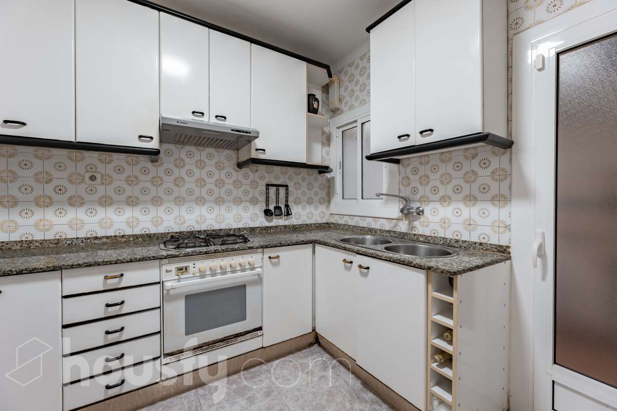 Housfy presenta este luminoso piso ubicado en el corazón de Sant Joan Despí. Construido en 1973, es una opción ideal tanto para familias como para quienes buscan una propiedad con gran potencial para reformar a su gusto. La vivienda destaca por su excelente distribución y sus amplias estancias, contando con un total de 78 m² útiles (verificados con la Dirección General de Catastro). La zona de día ofrece un acogedor salón-comedor que disfruta de unas agradables vistas urbanas hacia la ciudad, garantizando una fantástica entrada de luz natural durante todo el día. Por su parte, la cocina conecta directamente con el primero de los dos patios privados de la vivienda. Disponer de este doble espacio exterior de uso exclusivo en este tipo de fincas es un auténtico lujo: el primer patio resulta ideal como zona de lavadero y desahogo, mientras que al segundo se accede desde uno de los dormitorios, convirtiéndose en el rincón perfecto para diseñar un pequeño jardín urbano o un espacio de desconexión al aire libre. La zona de noche es sumamente versátil y está compuesta por cuatro dormitorios, una característica de alta demanda y muy difícil de encontrar en la zona. Uno de los dormitorios cuenta además con un práctico espacio integrado que puede utilizarse como vestidor o armario trastero, optimizando al máximo el almacenamiento de la casa. Asimismo, la vivienda cuenta con ventanas de aluminio, suelos bien conservados y una puerta principal blindada que aporta total seguridad y tranquilidad. Uno de los grandes valores añadidos de esta propiedad es su inminente revalorización gracias al proyecto del ascensor. Actualmente la finca no dispone de él, pero la instalación ya está aprobada y las obras comenzarán a finales del año 2026. Lo mejor de todo es que la derrama para su instalación quedará totalmente pagada por los propietarios actuales antes de la venta. Esto representa una ventaja económica enorme para el comprador, ya que estrenará la comodidad del ascensor a coste cero y sin tener que asumir derramas futuras. La ubicación es simplemente imbatible, en pleno centro de Sant Joan Despí. Vivirás a un paso de todos los servicios esenciales, incluyendo una amplia oferta de comercios locales, colegios, centros médicos y zonas verdes. Además, disfrutarás de una excelente comunicación con Barcelona y el resto de la comarca gracias a la proximidad de paradas de autobús, Tram, tren y rápidos accesos por carretera. ¡No dejes escapar esta oportunidad única de diseñar tu hogar a medida! Aviso legal El precio de venta no incluye gastos de la compraventa como notaría, registro, impuestos, ni tampoco honorarios agencia. Esta publicación no es vinculante. Consulta siempre la nota simple con Housfy antes de formalizar la compraventa. Sobre nosotros Housfy es la plataforma integral de servicios inmobiliarios. Nuestra combinación de expertos y tecnología pone al alcance de todo el mundo servicios cómodos, claros y seguros. AICAT número: 7922. Nos encargamos de la gestión y asesoramiento de la compra. ¡Olvídate de todo! Hacemos los trámites por ti. Y, si además necesitas financiación, ponemos a tu disposición un bróker hipotecario para ayudarte a conseguir las mejores condiciones para tu perfil económico. ¿Quieres visitarla? Contacta con Housfy y agenda tu visita sin compromiso. Más información en: housfy.com Este anuncio contiene imágenes ilustrativas, con el objetivo de mostrar el potencial de la propiedad, y pueden diferir del resultado final. En cumplimiento de la Ley 8/2026 en Cataluña, el certificado de presencia o ausencia de amianto se encuentra en proceso de tramitación.-20