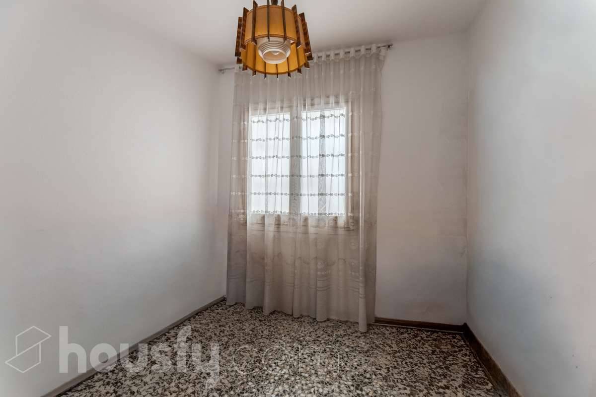 Housfy presenta este luminoso piso ubicado en el corazón de Sant Joan Despí. Construido en 1973, es una opción ideal tanto para familias como para quienes buscan una propiedad con gran potencial para reformar a su gusto. La vivienda destaca por su excelente distribución y sus amplias estancias, contando con un total de 78 m² útiles (verificados con la Dirección General de Catastro). La zona de día ofrece un acogedor salón-comedor que disfruta de unas agradables vistas urbanas hacia la ciudad, garantizando una fantástica entrada de luz natural durante todo el día. Por su parte, la cocina conecta directamente con el primero de los dos patios privados de la vivienda. Disponer de este doble espacio exterior de uso exclusivo en este tipo de fincas es un auténtico lujo: el primer patio resulta ideal como zona de lavadero y desahogo, mientras que al segundo se accede desde uno de los dormitorios, convirtiéndose en el rincón perfecto para diseñar un pequeño jardín urbano o un espacio de desconexión al aire libre. La zona de noche es sumamente versátil y está compuesta por cuatro dormitorios, una característica de alta demanda y muy difícil de encontrar en la zona. Uno de los dormitorios cuenta además con un práctico espacio integrado que puede utilizarse como vestidor o armario trastero, optimizando al máximo el almacenamiento de la casa. Asimismo, la vivienda cuenta con ventanas de aluminio, suelos bien conservados y una puerta principal blindada que aporta total seguridad y tranquilidad. Uno de los grandes valores añadidos de esta propiedad es su inminente revalorización gracias al proyecto del ascensor. Actualmente la finca no dispone de él, pero la instalación ya está aprobada y las obras comenzarán a finales del año 2026. Lo mejor de todo es que la derrama para su instalación quedará totalmente pagada por los propietarios actuales antes de la venta. Esto representa una ventaja económica enorme para el comprador, ya que estrenará la comodidad del ascensor a coste cero y sin tener que asumir derramas futuras. La ubicación es simplemente imbatible, en pleno centro de Sant Joan Despí. Vivirás a un paso de todos los servicios esenciales, incluyendo una amplia oferta de comercios locales, colegios, centros médicos y zonas verdes. Además, disfrutarás de una excelente comunicación con Barcelona y el resto de la comarca gracias a la proximidad de paradas de autobús, Tram, tren y rápidos accesos por carretera. ¡No dejes escapar esta oportunidad única de diseñar tu hogar a medida! Aviso legal El precio de venta no incluye gastos de la compraventa como notaría, registro, impuestos, ni tampoco honorarios agencia. Esta publicación no es vinculante. Consulta siempre la nota simple con Housfy antes de formalizar la compraventa. Sobre nosotros Housfy es la plataforma integral de servicios inmobiliarios. Nuestra combinación de expertos y tecnología pone al alcance de todo el mundo servicios cómodos, claros y seguros. AICAT número: 7922. Nos encargamos de la gestión y asesoramiento de la compra. ¡Olvídate de todo! Hacemos los trámites por ti. Y, si además necesitas financiación, ponemos a tu disposición un bróker hipotecario para ayudarte a conseguir las mejores condiciones para tu perfil económico. ¿Quieres visitarla? Contacta con Housfy y agenda tu visita sin compromiso. Más información en: housfy.com Este anuncio contiene imágenes ilustrativas, con el objetivo de mostrar el potencial de la propiedad, y pueden diferir del resultado final. En cumplimiento de la Ley 8/2026 en Cataluña, el certificado de presencia o ausencia de amianto se encuentra en proceso de tramitación.-11