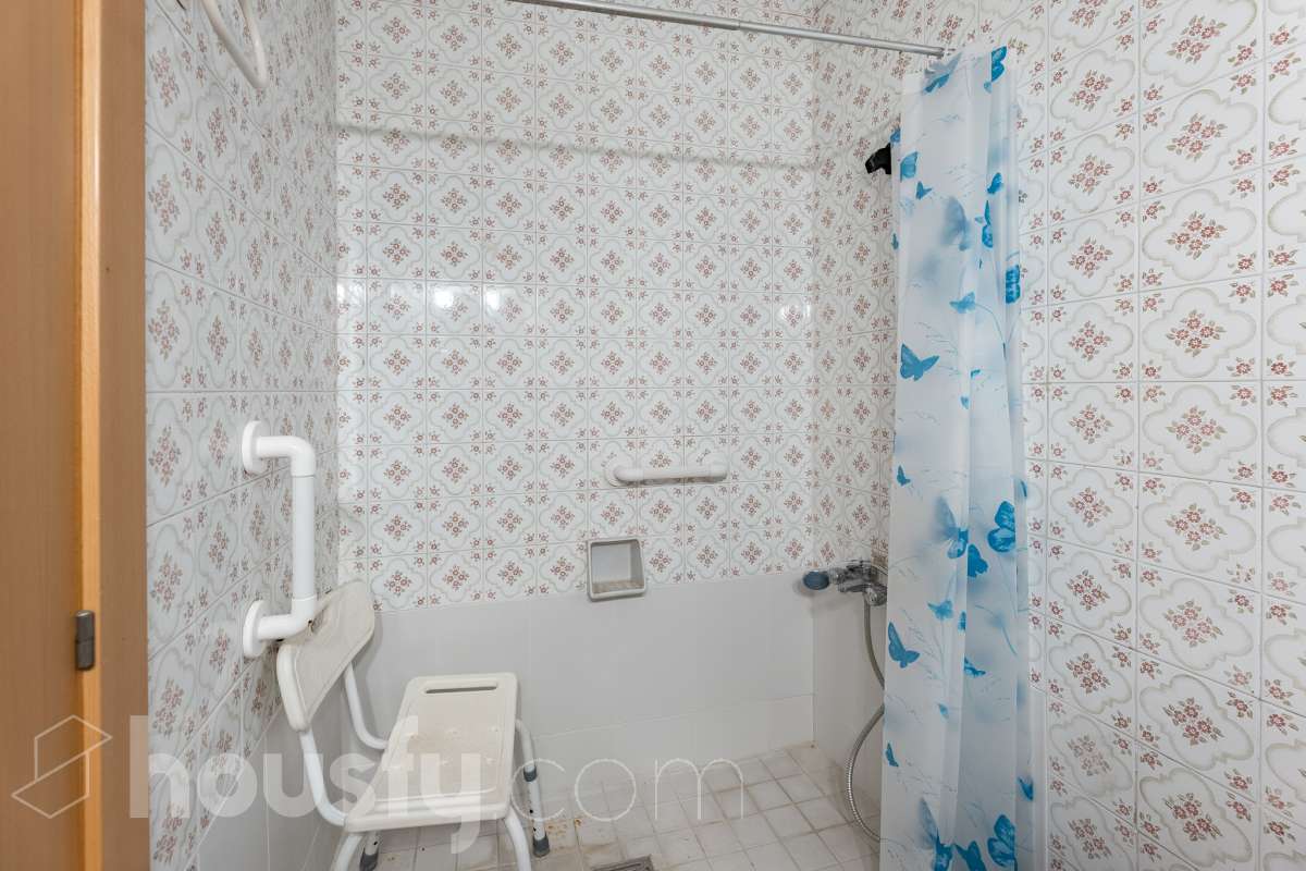 Housfy presenta este luminoso piso ubicado en el corazón de Sant Joan Despí. Construido en 1973, es una opción ideal tanto para familias como para quienes buscan una propiedad con gran potencial para reformar a su gusto. La vivienda destaca por su excelente distribución y sus amplias estancias, contando con un total de 78 m² útiles (verificados con la Dirección General de Catastro). La zona de día ofrece un acogedor salón-comedor que disfruta de unas agradables vistas urbanas hacia la ciudad, garantizando una fantástica entrada de luz natural durante todo el día. Por su parte, la cocina conecta directamente con el primero de los dos patios privados de la vivienda. Disponer de este doble espacio exterior de uso exclusivo en este tipo de fincas es un auténtico lujo: el primer patio resulta ideal como zona de lavadero y desahogo, mientras que al segundo se accede desde uno de los dormitorios, convirtiéndose en el rincón perfecto para diseñar un pequeño jardín urbano o un espacio de desconexión al aire libre. La zona de noche es sumamente versátil y está compuesta por cuatro dormitorios, una característica de alta demanda y muy difícil de encontrar en la zona. Uno de los dormitorios cuenta además con un práctico espacio integrado que puede utilizarse como vestidor o armario trastero, optimizando al máximo el almacenamiento de la casa. Asimismo, la vivienda cuenta con ventanas de aluminio, suelos bien conservados y una puerta principal blindada que aporta total seguridad y tranquilidad. Uno de los grandes valores añadidos de esta propiedad es su inminente revalorización gracias al proyecto del ascensor. Actualmente la finca no dispone de él, pero la instalación ya está aprobada y las obras comenzarán a finales del año 2026. Lo mejor de todo es que la derrama para su instalación quedará totalmente pagada por los propietarios actuales antes de la venta. Esto representa una ventaja económica enorme para el comprador, ya que estrenará la comodidad del ascensor a coste cero y sin tener que asumir derramas futuras. La ubicación es simplemente imbatible, en pleno centro de Sant Joan Despí. Vivirás a un paso de todos los servicios esenciales, incluyendo una amplia oferta de comercios locales, colegios, centros médicos y zonas verdes. Además, disfrutarás de una excelente comunicación con Barcelona y el resto de la comarca gracias a la proximidad de paradas de autobús, Tram, tren y rápidos accesos por carretera. ¡No dejes escapar esta oportunidad única de diseñar tu hogar a medida! Aviso legal El precio de venta no incluye gastos de la compraventa como notaría, registro, impuestos, ni tampoco honorarios agencia. Esta publicación no es vinculante. Consulta siempre la nota simple con Housfy antes de formalizar la compraventa. Sobre nosotros Housfy es la plataforma integral de servicios inmobiliarios. Nuestra combinación de expertos y tecnología pone al alcance de todo el mundo servicios cómodos, claros y seguros. AICAT número: 7922. Nos encargamos de la gestión y asesoramiento de la compra. ¡Olvídate de todo! Hacemos los trámites por ti. Y, si además necesitas financiación, ponemos a tu disposición un bróker hipotecario para ayudarte a conseguir las mejores condiciones para tu perfil económico. ¿Quieres visitarla? Contacta con Housfy y agenda tu visita sin compromiso. Más información en: housfy.com Este anuncio contiene imágenes ilustrativas, con el objetivo de mostrar el potencial de la propiedad, y pueden diferir del resultado final. En cumplimiento de la Ley 8/2026 en Cataluña, el certificado de presencia o ausencia de amianto se encuentra en proceso de tramitación.-26