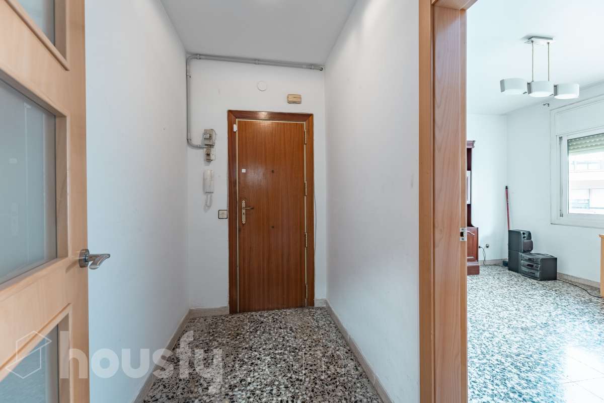 Housfy presenta este luminoso piso ubicado en el corazón de Sant Joan Despí. Construido en 1973, es una opción ideal tanto para familias como para quienes buscan una propiedad con gran potencial para reformar a su gusto. La vivienda destaca por su excelente distribución y sus amplias estancias, contando con un total de 78 m² útiles (verificados con la Dirección General de Catastro). La zona de día ofrece un acogedor salón-comedor que disfruta de unas agradables vistas urbanas hacia la ciudad, garantizando una fantástica entrada de luz natural durante todo el día. Por su parte, la cocina conecta directamente con el primero de los dos patios privados de la vivienda. Disponer de este doble espacio exterior de uso exclusivo en este tipo de fincas es un auténtico lujo: el primer patio resulta ideal como zona de lavadero y desahogo, mientras que al segundo se accede desde uno de los dormitorios, convirtiéndose en el rincón perfecto para diseñar un pequeño jardín urbano o un espacio de desconexión al aire libre. La zona de noche es sumamente versátil y está compuesta por cuatro dormitorios, una característica de alta demanda y muy difícil de encontrar en la zona. Uno de los dormitorios cuenta además con un práctico espacio integrado que puede utilizarse como vestidor o armario trastero, optimizando al máximo el almacenamiento de la casa. Asimismo, la vivienda cuenta con ventanas de aluminio, suelos bien conservados y una puerta principal blindada que aporta total seguridad y tranquilidad. Uno de los grandes valores añadidos de esta propiedad es su inminente revalorización gracias al proyecto del ascensor. Actualmente la finca no dispone de él, pero la instalación ya está aprobada y las obras comenzarán a finales del año 2026. Lo mejor de todo es que la derrama para su instalación quedará totalmente pagada por los propietarios actuales antes de la venta. Esto representa una ventaja económica enorme para el comprador, ya que estrenará la comodidad del ascensor a coste cero y sin tener que asumir derramas futuras. La ubicación es simplemente imbatible, en pleno centro de Sant Joan Despí. Vivirás a un paso de todos los servicios esenciales, incluyendo una amplia oferta de comercios locales, colegios, centros médicos y zonas verdes. Además, disfrutarás de una excelente comunicación con Barcelona y el resto de la comarca gracias a la proximidad de paradas de autobús, Tram, tren y rápidos accesos por carretera. ¡No dejes escapar esta oportunidad única de diseñar tu hogar a medida! Aviso legal El precio de venta no incluye gastos de la compraventa como notaría, registro, impuestos, ni tampoco honorarios agencia. Esta publicación no es vinculante. Consulta siempre la nota simple con Housfy antes de formalizar la compraventa. Sobre nosotros Housfy es la plataforma integral de servicios inmobiliarios. Nuestra combinación de expertos y tecnología pone al alcance de todo el mundo servicios cómodos, claros y seguros. AICAT número: 7922. Nos encargamos de la gestión y asesoramiento de la compra. ¡Olvídate de todo! Hacemos los trámites por ti. Y, si además necesitas financiación, ponemos a tu disposición un bróker hipotecario para ayudarte a conseguir las mejores condiciones para tu perfil económico. ¿Quieres visitarla? Contacta con Housfy y agenda tu visita sin compromiso. Más información en: housfy.com Este anuncio contiene imágenes ilustrativas, con el objetivo de mostrar el potencial de la propiedad, y pueden diferir del resultado final. En cumplimiento de la Ley 8/2026 en Cataluña, el certificado de presencia o ausencia de amianto se encuentra en proceso de tramitación.-31