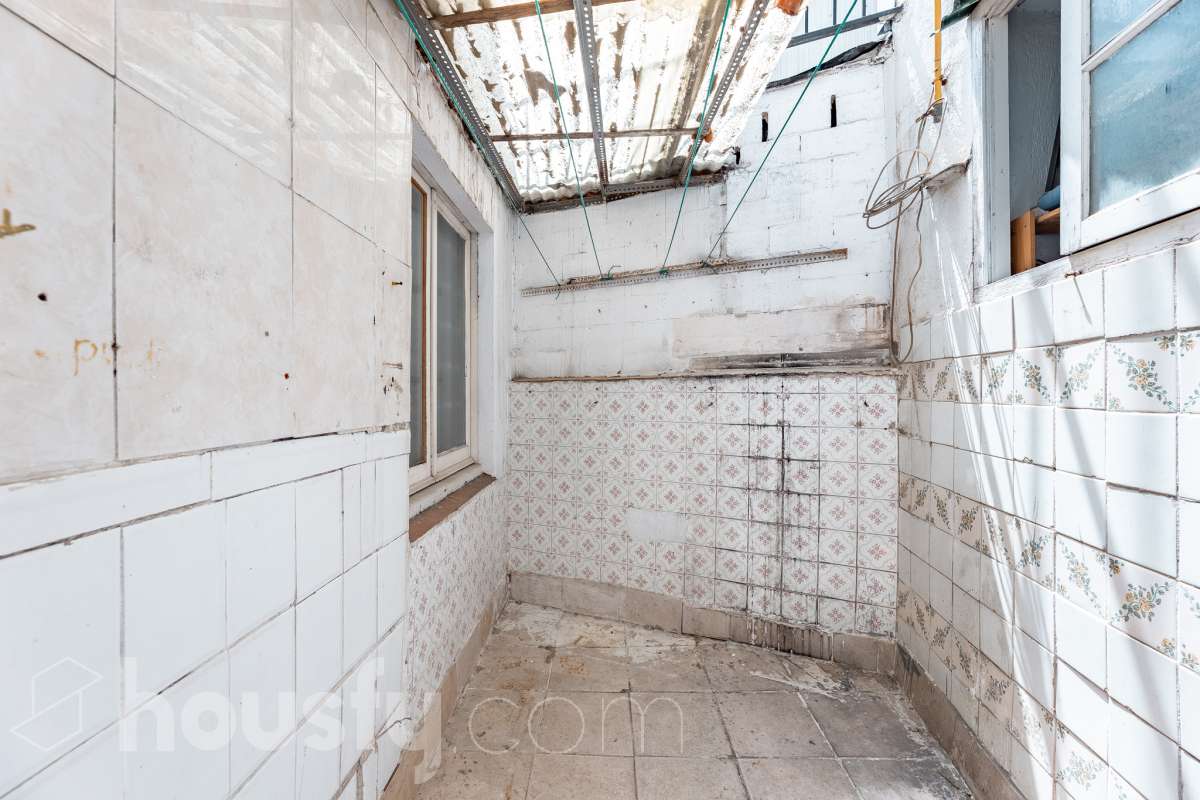 Housfy presenta este luminoso piso ubicado en el corazón de Sant Joan Despí. Construido en 1973, es una opción ideal tanto para familias como para quienes buscan una propiedad con gran potencial para reformar a su gusto. La vivienda destaca por su excelente distribución y sus amplias estancias, contando con un total de 78 m² útiles (verificados con la Dirección General de Catastro). La zona de día ofrece un acogedor salón-comedor que disfruta de unas agradables vistas urbanas hacia la ciudad, garantizando una fantástica entrada de luz natural durante todo el día. Por su parte, la cocina conecta directamente con el primero de los dos patios privados de la vivienda. Disponer de este doble espacio exterior de uso exclusivo en este tipo de fincas es un auténtico lujo: el primer patio resulta ideal como zona de lavadero y desahogo, mientras que al segundo se accede desde uno de los dormitorios, convirtiéndose en el rincón perfecto para diseñar un pequeño jardín urbano o un espacio de desconexión al aire libre. La zona de noche es sumamente versátil y está compuesta por cuatro dormitorios, una característica de alta demanda y muy difícil de encontrar en la zona. Uno de los dormitorios cuenta además con un práctico espacio integrado que puede utilizarse como vestidor o armario trastero, optimizando al máximo el almacenamiento de la casa. Asimismo, la vivienda cuenta con ventanas de aluminio, suelos bien conservados y una puerta principal blindada que aporta total seguridad y tranquilidad. Uno de los grandes valores añadidos de esta propiedad es su inminente revalorización gracias al proyecto del ascensor. Actualmente la finca no dispone de él, pero la instalación ya está aprobada y las obras comenzarán a finales del año 2026. Lo mejor de todo es que la derrama para su instalación quedará totalmente pagada por los propietarios actuales antes de la venta. Esto representa una ventaja económica enorme para el comprador, ya que estrenará la comodidad del ascensor a coste cero y sin tener que asumir derramas futuras. La ubicación es simplemente imbatible, en pleno centro de Sant Joan Despí. Vivirás a un paso de todos los servicios esenciales, incluyendo una amplia oferta de comercios locales, colegios, centros médicos y zonas verdes. Además, disfrutarás de una excelente comunicación con Barcelona y el resto de la comarca gracias a la proximidad de paradas de autobús, Tram, tren y rápidos accesos por carretera. ¡No dejes escapar esta oportunidad única de diseñar tu hogar a medida! Aviso legal El precio de venta no incluye gastos de la compraventa como notaría, registro, impuestos, ni tampoco honorarios agencia. Esta publicación no es vinculante. Consulta siempre la nota simple con Housfy antes de formalizar la compraventa. Sobre nosotros Housfy es la plataforma integral de servicios inmobiliarios. Nuestra combinación de expertos y tecnología pone al alcance de todo el mundo servicios cómodos, claros y seguros. AICAT número: 7922. Nos encargamos de la gestión y asesoramiento de la compra. ¡Olvídate de todo! Hacemos los trámites por ti. Y, si además necesitas financiación, ponemos a tu disposición un bróker hipotecario para ayudarte a conseguir las mejores condiciones para tu perfil económico. ¿Quieres visitarla? Contacta con Housfy y agenda tu visita sin compromiso. Más información en: housfy.com Este anuncio contiene imágenes ilustrativas, con el objetivo de mostrar el potencial de la propiedad, y pueden diferir del resultado final. En cumplimiento de la Ley 8/2026 en Cataluña, el certificado de presencia o ausencia de amianto se encuentra en proceso de tramitación.-34