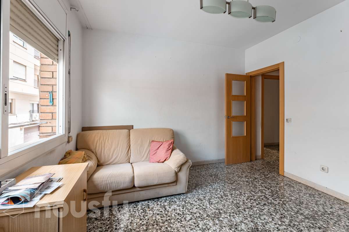 Housfy presenta este luminoso piso ubicado en el corazón de Sant Joan Despí. Construido en 1973, es una opción ideal tanto para familias como para quienes buscan una propiedad con gran potencial para reformar a su gusto. La vivienda destaca por su excelente distribución y sus amplias estancias, contando con un total de 78 m² útiles (verificados con la Dirección General de Catastro). La zona de día ofrece un acogedor salón-comedor que disfruta de unas agradables vistas urbanas hacia la ciudad, garantizando una fantástica entrada de luz natural durante todo el día. Por su parte, la cocina conecta directamente con el primero de los dos patios privados de la vivienda. Disponer de este doble espacio exterior de uso exclusivo en este tipo de fincas es un auténtico lujo: el primer patio resulta ideal como zona de lavadero y desahogo, mientras que al segundo se accede desde uno de los dormitorios, convirtiéndose en el rincón perfecto para diseñar un pequeño jardín urbano o un espacio de desconexión al aire libre. La zona de noche es sumamente versátil y está compuesta por cuatro dormitorios, una característica de alta demanda y muy difícil de encontrar en la zona. Uno de los dormitorios cuenta además con un práctico espacio integrado que puede utilizarse como vestidor o armario trastero, optimizando al máximo el almacenamiento de la casa. Asimismo, la vivienda cuenta con ventanas de aluminio, suelos bien conservados y una puerta principal blindada que aporta total seguridad y tranquilidad. Uno de los grandes valores añadidos de esta propiedad es su inminente revalorización gracias al proyecto del ascensor. Actualmente la finca no dispone de él, pero la instalación ya está aprobada y las obras comenzarán a finales del año 2026. Lo mejor de todo es que la derrama para su instalación quedará totalmente pagada por los propietarios actuales antes de la venta. Esto representa una ventaja económica enorme para el comprador, ya que estrenará la comodidad del ascensor a coste cero y sin tener que asumir derramas futuras. La ubicación es simplemente imbatible, en pleno centro de Sant Joan Despí. Vivirás a un paso de todos los servicios esenciales, incluyendo una amplia oferta de comercios locales, colegios, centros médicos y zonas verdes. Además, disfrutarás de una excelente comunicación con Barcelona y el resto de la comarca gracias a la proximidad de paradas de autobús, Tram, tren y rápidos accesos por carretera. ¡No dejes escapar esta oportunidad única de diseñar tu hogar a medida! Aviso legal El precio de venta no incluye gastos de la compraventa como notaría, registro, impuestos, ni tampoco honorarios agencia. Esta publicación no es vinculante. Consulta siempre la nota simple con Housfy antes de formalizar la compraventa. Sobre nosotros Housfy es la plataforma integral de servicios inmobiliarios. Nuestra combinación de expertos y tecnología pone al alcance de todo el mundo servicios cómodos, claros y seguros. AICAT número: 7922. Nos encargamos de la gestión y asesoramiento de la compra. ¡Olvídate de todo! Hacemos los trámites por ti. Y, si además necesitas financiación, ponemos a tu disposición un bróker hipotecario para ayudarte a conseguir las mejores condiciones para tu perfil económico. ¿Quieres visitarla? Contacta con Housfy y agenda tu visita sin compromiso. Más información en: housfy.com Este anuncio contiene imágenes ilustrativas, con el objetivo de mostrar el potencial de la propiedad, y pueden diferir del resultado final. En cumplimiento de la Ley 8/2026 en Cataluña, el certificado de presencia o ausencia de amianto se encuentra en proceso de tramitación.-4