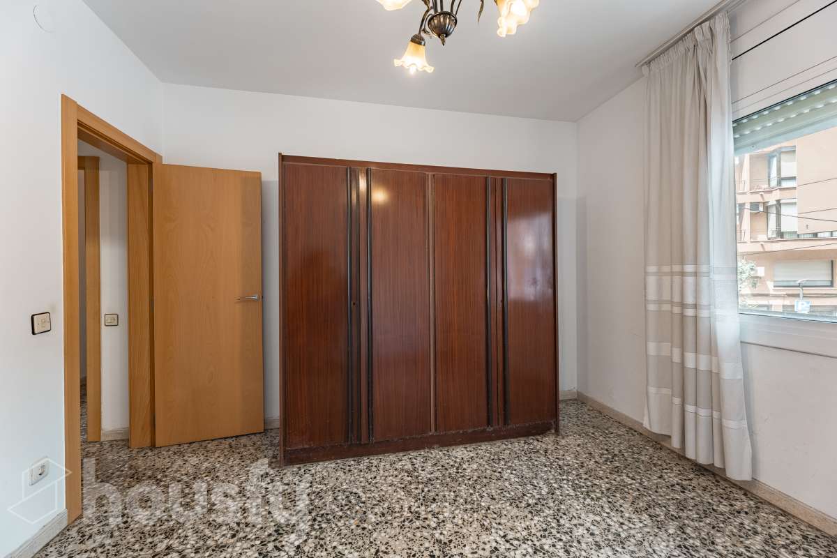 Housfy presenta este luminoso piso ubicado en el corazón de Sant Joan Despí. Construido en 1973, es una opción ideal tanto para familias como para quienes buscan una propiedad con gran potencial para reformar a su gusto. La vivienda destaca por su excelente distribución y sus amplias estancias, contando con un total de 78 m² útiles (verificados con la Dirección General de Catastro). La zona de día ofrece un acogedor salón-comedor que disfruta de unas agradables vistas urbanas hacia la ciudad, garantizando una fantástica entrada de luz natural durante todo el día. Por su parte, la cocina conecta directamente con el primero de los dos patios privados de la vivienda. Disponer de este doble espacio exterior de uso exclusivo en este tipo de fincas es un auténtico lujo: el primer patio resulta ideal como zona de lavadero y desahogo, mientras que al segundo se accede desde uno de los dormitorios, convirtiéndose en el rincón perfecto para diseñar un pequeño jardín urbano o un espacio de desconexión al aire libre. La zona de noche es sumamente versátil y está compuesta por cuatro dormitorios, una característica de alta demanda y muy difícil de encontrar en la zona. Uno de los dormitorios cuenta además con un práctico espacio integrado que puede utilizarse como vestidor o armario trastero, optimizando al máximo el almacenamiento de la casa. Asimismo, la vivienda cuenta con ventanas de aluminio, suelos bien conservados y una puerta principal blindada que aporta total seguridad y tranquilidad. Uno de los grandes valores añadidos de esta propiedad es su inminente revalorización gracias al proyecto del ascensor. Actualmente la finca no dispone de él, pero la instalación ya está aprobada y las obras comenzarán a finales del año 2026. Lo mejor de todo es que la derrama para su instalación quedará totalmente pagada por los propietarios actuales antes de la venta. Esto representa una ventaja económica enorme para el comprador, ya que estrenará la comodidad del ascensor a coste cero y sin tener que asumir derramas futuras. La ubicación es simplemente imbatible, en pleno centro de Sant Joan Despí. Vivirás a un paso de todos los servicios esenciales, incluyendo una amplia oferta de comercios locales, colegios, centros médicos y zonas verdes. Además, disfrutarás de una excelente comunicación con Barcelona y el resto de la comarca gracias a la proximidad de paradas de autobús, Tram, tren y rápidos accesos por carretera. ¡No dejes escapar esta oportunidad única de diseñar tu hogar a medida! Aviso legal El precio de venta no incluye gastos de la compraventa como notaría, registro, impuestos, ni tampoco honorarios agencia. Esta publicación no es vinculante. Consulta siempre la nota simple con Housfy antes de formalizar la compraventa. Sobre nosotros Housfy es la plataforma integral de servicios inmobiliarios. Nuestra combinación de expertos y tecnología pone al alcance de todo el mundo servicios cómodos, claros y seguros. AICAT número: 7922. Nos encargamos de la gestión y asesoramiento de la compra. ¡Olvídate de todo! Hacemos los trámites por ti. Y, si además necesitas financiación, ponemos a tu disposición un bróker hipotecario para ayudarte a conseguir las mejores condiciones para tu perfil económico. ¿Quieres visitarla? Contacta con Housfy y agenda tu visita sin compromiso. Más información en: housfy.com Este anuncio contiene imágenes ilustrativas, con el objetivo de mostrar el potencial de la propiedad, y pueden diferir del resultado final. En cumplimiento de la Ley 8/2026 en Cataluña, el certificado de presencia o ausencia de amianto se encuentra en proceso de tramitación.-9