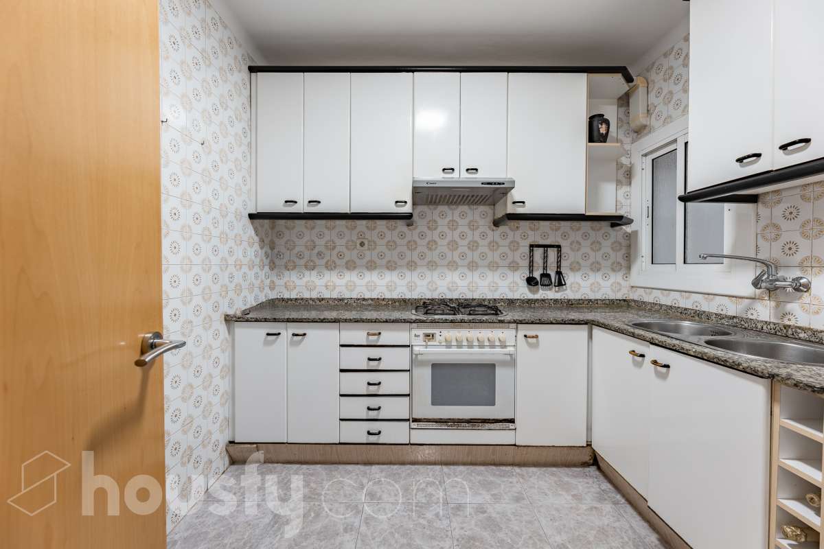 Housfy presenta este luminoso piso ubicado en el corazón de Sant Joan Despí. Construido en 1973, es una opción ideal tanto para familias como para quienes buscan una propiedad con gran potencial para reformar a su gusto. La vivienda destaca por su excelente distribución y sus amplias estancias, contando con un total de 78 m² útiles (verificados con la Dirección General de Catastro). La zona de día ofrece un acogedor salón-comedor que disfruta de unas agradables vistas urbanas hacia la ciudad, garantizando una fantástica entrada de luz natural durante todo el día. Por su parte, la cocina conecta directamente con el primero de los dos patios privados de la vivienda. Disponer de este doble espacio exterior de uso exclusivo en este tipo de fincas es un auténtico lujo: el primer patio resulta ideal como zona de lavadero y desahogo, mientras que al segundo se accede desde uno de los dormitorios, convirtiéndose en el rincón perfecto para diseñar un pequeño jardín urbano o un espacio de desconexión al aire libre. La zona de noche es sumamente versátil y está compuesta por cuatro dormitorios, una característica de alta demanda y muy difícil de encontrar en la zona. Uno de los dormitorios cuenta además con un práctico espacio integrado que puede utilizarse como vestidor o armario trastero, optimizando al máximo el almacenamiento de la casa. Asimismo, la vivienda cuenta con ventanas de aluminio, suelos bien conservados y una puerta principal blindada que aporta total seguridad y tranquilidad. Uno de los grandes valores añadidos de esta propiedad es su inminente revalorización gracias al proyecto del ascensor. Actualmente la finca no dispone de él, pero la instalación ya está aprobada y las obras comenzarán a finales del año 2026. Lo mejor de todo es que la derrama para su instalación quedará totalmente pagada por los propietarios actuales antes de la venta. Esto representa una ventaja económica enorme para el comprador, ya que estrenará la comodidad del ascensor a coste cero y sin tener que asumir derramas futuras. La ubicación es simplemente imbatible, en pleno centro de Sant Joan Despí. Vivirás a un paso de todos los servicios esenciales, incluyendo una amplia oferta de comercios locales, colegios, centros médicos y zonas verdes. Además, disfrutarás de una excelente comunicación con Barcelona y el resto de la comarca gracias a la proximidad de paradas de autobús, Tram, tren y rápidos accesos por carretera. ¡No dejes escapar esta oportunidad única de diseñar tu hogar a medida! Aviso legal El precio de venta no incluye gastos de la compraventa como notaría, registro, impuestos, ni tampoco honorarios agencia. Esta publicación no es vinculante. Consulta siempre la nota simple con Housfy antes de formalizar la compraventa. Sobre nosotros Housfy es la plataforma integral de servicios inmobiliarios. Nuestra combinación de expertos y tecnología pone al alcance de todo el mundo servicios cómodos, claros y seguros. AICAT número: 7922. Nos encargamos de la gestión y asesoramiento de la compra. ¡Olvídate de todo! Hacemos los trámites por ti. Y, si además necesitas financiación, ponemos a tu disposición un bróker hipotecario para ayudarte a conseguir las mejores condiciones para tu perfil económico. ¿Quieres visitarla? Contacta con Housfy y agenda tu visita sin compromiso. Más información en: housfy.com Este anuncio contiene imágenes ilustrativas, con el objetivo de mostrar el potencial de la propiedad, y pueden diferir del resultado final. En cumplimiento de la Ley 8/2026 en Cataluña, el certificado de presencia o ausencia de amianto se encuentra en proceso de tramitación.-18