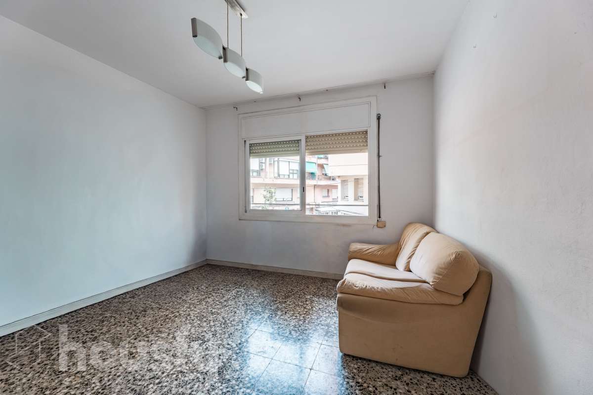 Housfy presenta este luminoso piso ubicado en el corazón de Sant Joan Despí. Construido en 1973, es una opción ideal tanto para familias como para quienes buscan una propiedad con gran potencial para reformar a su gusto. La vivienda destaca por su excelente distribución y sus amplias estancias, contando con un total de 78 m² útiles (verificados con la Dirección General de Catastro). La zona de día ofrece un acogedor salón-comedor que disfruta de unas agradables vistas urbanas hacia la ciudad, garantizando una fantástica entrada de luz natural durante todo el día. Por su parte, la cocina conecta directamente con el primero de los dos patios privados de la vivienda. Disponer de este doble espacio exterior de uso exclusivo en este tipo de fincas es un auténtico lujo: el primer patio resulta ideal como zona de lavadero y desahogo, mientras que al segundo se accede desde uno de los dormitorios, convirtiéndose en el rincón perfecto para diseñar un pequeño jardín urbano o un espacio de desconexión al aire libre. La zona de noche es sumamente versátil y está compuesta por cuatro dormitorios, una característica de alta demanda y muy difícil de encontrar en la zona. Uno de los dormitorios cuenta además con un práctico espacio integrado que puede utilizarse como vestidor o armario trastero, optimizando al máximo el almacenamiento de la casa. Asimismo, la vivienda cuenta con ventanas de aluminio, suelos bien conservados y una puerta principal blindada que aporta total seguridad y tranquilidad. Uno de los grandes valores añadidos de esta propiedad es su inminente revalorización gracias al proyecto del ascensor. Actualmente la finca no dispone de él, pero la instalación ya está aprobada y las obras comenzarán a finales del año 2026. Lo mejor de todo es que la derrama para su instalación quedará totalmente pagada por los propietarios actuales antes de la venta. Esto representa una ventaja económica enorme para el comprador, ya que estrenará la comodidad del ascensor a coste cero y sin tener que asumir derramas futuras. La ubicación es simplemente imbatible, en pleno centro de Sant Joan Despí. Vivirás a un paso de todos los servicios esenciales, incluyendo una amplia oferta de comercios locales, colegios, centros médicos y zonas verdes. Además, disfrutarás de una excelente comunicación con Barcelona y el resto de la comarca gracias a la proximidad de paradas de autobús, Tram, tren y rápidos accesos por carretera. ¡No dejes escapar esta oportunidad única de diseñar tu hogar a medida! Aviso legal El precio de venta no incluye gastos de la compraventa como notaría, registro, impuestos, ni tampoco honorarios agencia. Esta publicación no es vinculante. Consulta siempre la nota simple con Housfy antes de formalizar la compraventa. Sobre nosotros Housfy es la plataforma integral de servicios inmobiliarios. Nuestra combinación de expertos y tecnología pone al alcance de todo el mundo servicios cómodos, claros y seguros. AICAT número: 7922. Nos encargamos de la gestión y asesoramiento de la compra. ¡Olvídate de todo! Hacemos los trámites por ti. Y, si además necesitas financiación, ponemos a tu disposición un bróker hipotecario para ayudarte a conseguir las mejores condiciones para tu perfil económico. ¿Quieres visitarla? Contacta con Housfy y agenda tu visita sin compromiso. Más información en: housfy.com Este anuncio contiene imágenes ilustrativas, con el objetivo de mostrar el potencial de la propiedad, y pueden diferir del resultado final. En cumplimiento de la Ley 8/2026 en Cataluña, el certificado de presencia o ausencia de amianto se encuentra en proceso de tramitación.-2