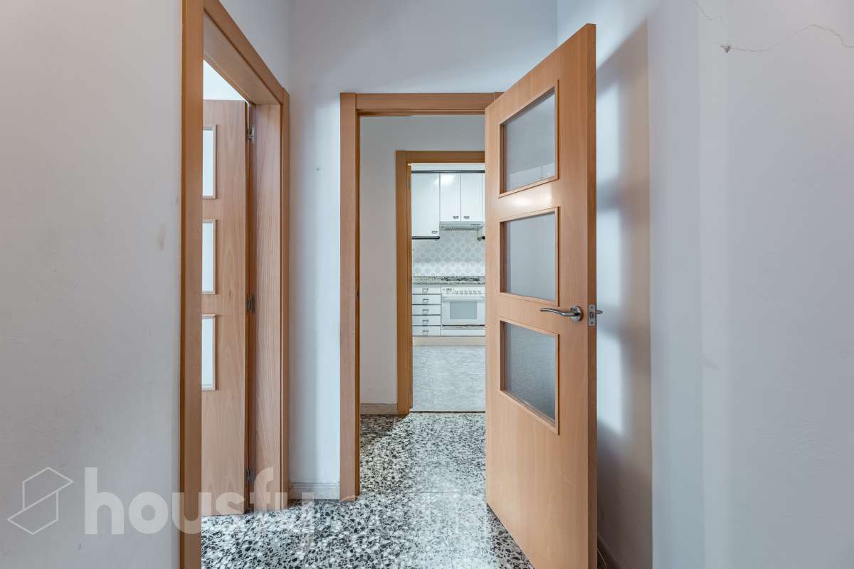 Housfy presenta este luminoso piso ubicado en el corazón de Sant Joan Despí. Construido en 1973, es una opción ideal tanto para familias como para quienes buscan una propiedad con gran potencial para reformar a su gusto. La vivienda destaca por su excelente distribución y sus amplias estancias, contando con un total de 78 m² útiles (verificados con la Dirección General de Catastro). La zona de día ofrece un acogedor salón-comedor que disfruta de unas agradables vistas urbanas hacia la ciudad, garantizando una fantástica entrada de luz natural durante todo el día. Por su parte, la cocina conecta directamente con el primero de los dos patios privados de la vivienda. Disponer de este doble espacio exterior de uso exclusivo en este tipo de fincas es un auténtico lujo: el primer patio resulta ideal como zona de lavadero y desahogo, mientras que al segundo se accede desde uno de los dormitorios, convirtiéndose en el rincón perfecto para diseñar un pequeño jardín urbano o un espacio de desconexión al aire libre. La zona de noche es sumamente versátil y está compuesta por cuatro dormitorios, una característica de alta demanda y muy difícil de encontrar en la zona. Uno de los dormitorios cuenta además con un práctico espacio integrado que puede utilizarse como vestidor o armario trastero, optimizando al máximo el almacenamiento de la casa. Asimismo, la vivienda cuenta con ventanas de aluminio, suelos bien conservados y una puerta principal blindada que aporta total seguridad y tranquilidad. Uno de los grandes valores añadidos de esta propiedad es su inminente revalorización gracias al proyecto del ascensor. Actualmente la finca no dispone de él, pero la instalación ya está aprobada y las obras comenzarán a finales del año 2026. Lo mejor de todo es que la derrama para su instalación quedará totalmente pagada por los propietarios actuales antes de la venta. Esto representa una ventaja económica enorme para el comprador, ya que estrenará la comodidad del ascensor a coste cero y sin tener que asumir derramas futuras. La ubicación es simplemente imbatible, en pleno centro de Sant Joan Despí. Vivirás a un paso de todos los servicios esenciales, incluyendo una amplia oferta de comercios locales, colegios, centros médicos y zonas verdes. Además, disfrutarás de una excelente comunicación con Barcelona y el resto de la comarca gracias a la proximidad de paradas de autobús, Tram, tren y rápidos accesos por carretera. ¡No dejes escapar esta oportunidad única de diseñar tu hogar a medida! Aviso legal El precio de venta no incluye gastos de la compraventa como notaría, registro, impuestos, ni tampoco honorarios agencia. Esta publicación no es vinculante. Consulta siempre la nota simple con Housfy antes de formalizar la compraventa. Sobre nosotros Housfy es la plataforma integral de servicios inmobiliarios. Nuestra combinación de expertos y tecnología pone al alcance de todo el mundo servicios cómodos, claros y seguros. AICAT número: 7922. Nos encargamos de la gestión y asesoramiento de la compra. ¡Olvídate de todo! Hacemos los trámites por ti. Y, si además necesitas financiación, ponemos a tu disposición un bróker hipotecario para ayudarte a conseguir las mejores condiciones para tu perfil económico. ¿Quieres visitarla? Contacta con Housfy y agenda tu visita sin compromiso. Más información en: housfy.com Este anuncio contiene imágenes ilustrativas, con el objetivo de mostrar el potencial de la propiedad, y pueden diferir del resultado final. En cumplimiento de la Ley 8/2026 en Cataluña, el certificado de presencia o ausencia de amianto se encuentra en proceso de tramitación.-29