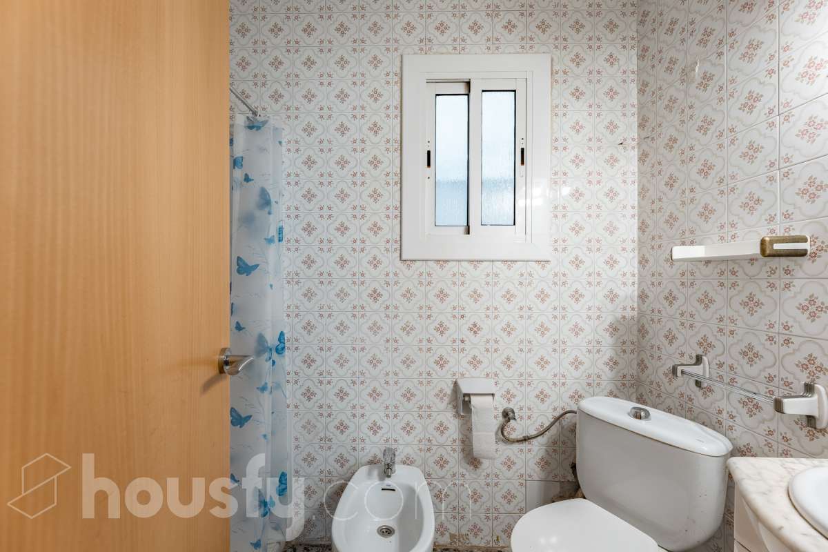 Housfy presenta este luminoso piso ubicado en el corazón de Sant Joan Despí. Construido en 1973, es una opción ideal tanto para familias como para quienes buscan una propiedad con gran potencial para reformar a su gusto. La vivienda destaca por su excelente distribución y sus amplias estancias, contando con un total de 78 m² útiles (verificados con la Dirección General de Catastro). La zona de día ofrece un acogedor salón-comedor que disfruta de unas agradables vistas urbanas hacia la ciudad, garantizando una fantástica entrada de luz natural durante todo el día. Por su parte, la cocina conecta directamente con el primero de los dos patios privados de la vivienda. Disponer de este doble espacio exterior de uso exclusivo en este tipo de fincas es un auténtico lujo: el primer patio resulta ideal como zona de lavadero y desahogo, mientras que al segundo se accede desde uno de los dormitorios, convirtiéndose en el rincón perfecto para diseñar un pequeño jardín urbano o un espacio de desconexión al aire libre. La zona de noche es sumamente versátil y está compuesta por cuatro dormitorios, una característica de alta demanda y muy difícil de encontrar en la zona. Uno de los dormitorios cuenta además con un práctico espacio integrado que puede utilizarse como vestidor o armario trastero, optimizando al máximo el almacenamiento de la casa. Asimismo, la vivienda cuenta con ventanas de aluminio, suelos bien conservados y una puerta principal blindada que aporta total seguridad y tranquilidad. Uno de los grandes valores añadidos de esta propiedad es su inminente revalorización gracias al proyecto del ascensor. Actualmente la finca no dispone de él, pero la instalación ya está aprobada y las obras comenzarán a finales del año 2026. Lo mejor de todo es que la derrama para su instalación quedará totalmente pagada por los propietarios actuales antes de la venta. Esto representa una ventaja económica enorme para el comprador, ya que estrenará la comodidad del ascensor a coste cero y sin tener que asumir derramas futuras. La ubicación es simplemente imbatible, en pleno centro de Sant Joan Despí. Vivirás a un paso de todos los servicios esenciales, incluyendo una amplia oferta de comercios locales, colegios, centros médicos y zonas verdes. Además, disfrutarás de una excelente comunicación con Barcelona y el resto de la comarca gracias a la proximidad de paradas de autobús, Tram, tren y rápidos accesos por carretera. ¡No dejes escapar esta oportunidad única de diseñar tu hogar a medida! Aviso legal El precio de venta no incluye gastos de la compraventa como notaría, registro, impuestos, ni tampoco honorarios agencia. Esta publicación no es vinculante. Consulta siempre la nota simple con Housfy antes de formalizar la compraventa. Sobre nosotros Housfy es la plataforma integral de servicios inmobiliarios. Nuestra combinación de expertos y tecnología pone al alcance de todo el mundo servicios cómodos, claros y seguros. AICAT número: 7922. Nos encargamos de la gestión y asesoramiento de la compra. ¡Olvídate de todo! Hacemos los trámites por ti. Y, si además necesitas financiación, ponemos a tu disposición un bróker hipotecario para ayudarte a conseguir las mejores condiciones para tu perfil económico. ¿Quieres visitarla? Contacta con Housfy y agenda tu visita sin compromiso. Más información en: housfy.com Este anuncio contiene imágenes ilustrativas, con el objetivo de mostrar el potencial de la propiedad, y pueden diferir del resultado final. En cumplimiento de la Ley 8/2026 en Cataluña, el certificado de presencia o ausencia de amianto se encuentra en proceso de tramitación.-25