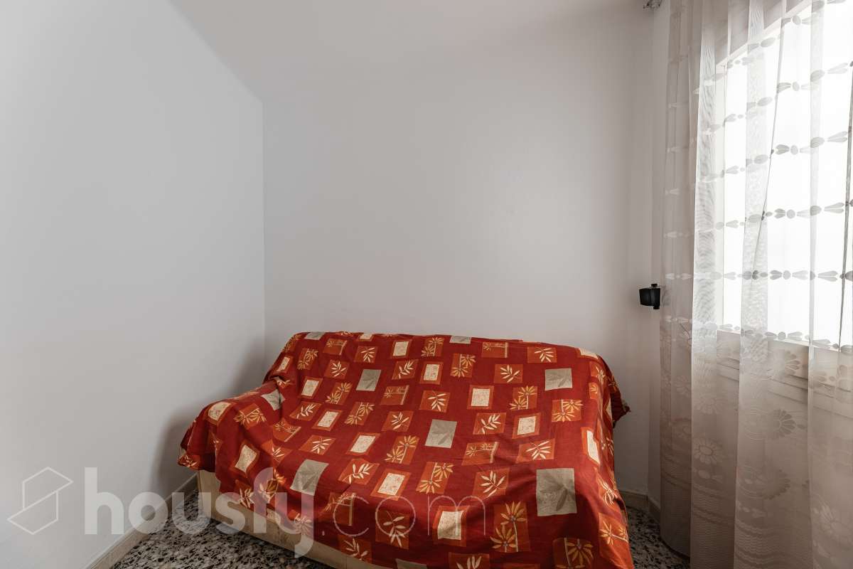 Housfy presenta este luminoso piso ubicado en el corazón de Sant Joan Despí. Construido en 1973, es una opción ideal tanto para familias como para quienes buscan una propiedad con gran potencial para reformar a su gusto. La vivienda destaca por su excelente distribución y sus amplias estancias, contando con un total de 78 m² útiles (verificados con la Dirección General de Catastro). La zona de día ofrece un acogedor salón-comedor que disfruta de unas agradables vistas urbanas hacia la ciudad, garantizando una fantástica entrada de luz natural durante todo el día. Por su parte, la cocina conecta directamente con el primero de los dos patios privados de la vivienda. Disponer de este doble espacio exterior de uso exclusivo en este tipo de fincas es un auténtico lujo: el primer patio resulta ideal como zona de lavadero y desahogo, mientras que al segundo se accede desde uno de los dormitorios, convirtiéndose en el rincón perfecto para diseñar un pequeño jardín urbano o un espacio de desconexión al aire libre. La zona de noche es sumamente versátil y está compuesta por cuatro dormitorios, una característica de alta demanda y muy difícil de encontrar en la zona. Uno de los dormitorios cuenta además con un práctico espacio integrado que puede utilizarse como vestidor o armario trastero, optimizando al máximo el almacenamiento de la casa. Asimismo, la vivienda cuenta con ventanas de aluminio, suelos bien conservados y una puerta principal blindada que aporta total seguridad y tranquilidad. Uno de los grandes valores añadidos de esta propiedad es su inminente revalorización gracias al proyecto del ascensor. Actualmente la finca no dispone de él, pero la instalación ya está aprobada y las obras comenzarán a finales del año 2026. Lo mejor de todo es que la derrama para su instalación quedará totalmente pagada por los propietarios actuales antes de la venta. Esto representa una ventaja económica enorme para el comprador, ya que estrenará la comodidad del ascensor a coste cero y sin tener que asumir derramas futuras. La ubicación es simplemente imbatible, en pleno centro de Sant Joan Despí. Vivirás a un paso de todos los servicios esenciales, incluyendo una amplia oferta de comercios locales, colegios, centros médicos y zonas verdes. Además, disfrutarás de una excelente comunicación con Barcelona y el resto de la comarca gracias a la proximidad de paradas de autobús, Tram, tren y rápidos accesos por carretera. ¡No dejes escapar esta oportunidad única de diseñar tu hogar a medida! Aviso legal El precio de venta no incluye gastos de la compraventa como notaría, registro, impuestos, ni tampoco honorarios agencia. Esta publicación no es vinculante. Consulta siempre la nota simple con Housfy antes de formalizar la compraventa. Sobre nosotros Housfy es la plataforma integral de servicios inmobiliarios. Nuestra combinación de expertos y tecnología pone al alcance de todo el mundo servicios cómodos, claros y seguros. AICAT número: 7922. Nos encargamos de la gestión y asesoramiento de la compra. ¡Olvídate de todo! Hacemos los trámites por ti. Y, si además necesitas financiación, ponemos a tu disposición un bróker hipotecario para ayudarte a conseguir las mejores condiciones para tu perfil económico. ¿Quieres visitarla? Contacta con Housfy y agenda tu visita sin compromiso. Más información en: housfy.com Este anuncio contiene imágenes ilustrativas, con el objetivo de mostrar el potencial de la propiedad, y pueden diferir del resultado final. En cumplimiento de la Ley 8/2026 en Cataluña, el certificado de presencia o ausencia de amianto se encuentra en proceso de tramitación.-13