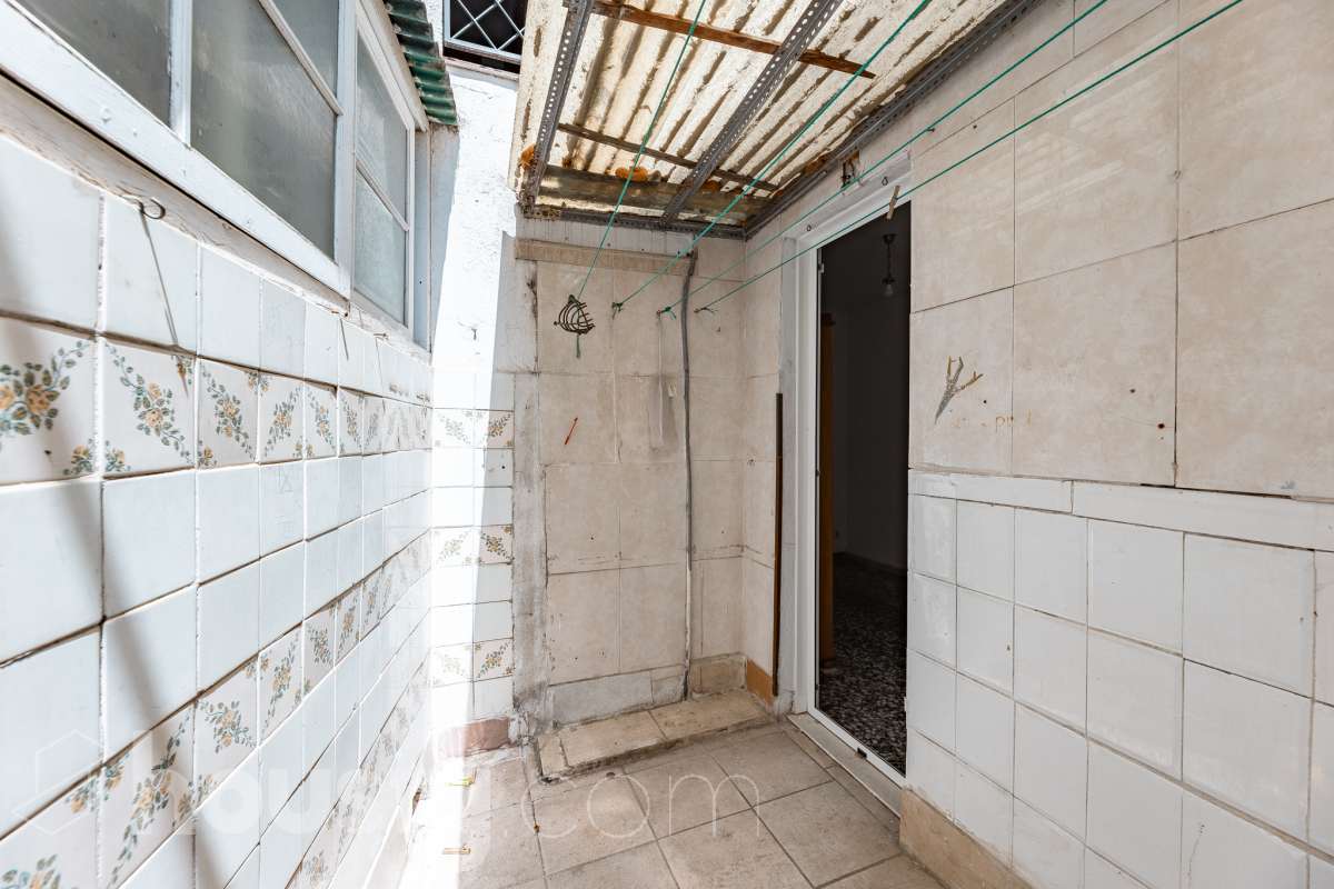 Housfy presenta este luminoso piso ubicado en el corazón de Sant Joan Despí. Construido en 1973, es una opción ideal tanto para familias como para quienes buscan una propiedad con gran potencial para reformar a su gusto. La vivienda destaca por su excelente distribución y sus amplias estancias, contando con un total de 78 m² útiles (verificados con la Dirección General de Catastro). La zona de día ofrece un acogedor salón-comedor que disfruta de unas agradables vistas urbanas hacia la ciudad, garantizando una fantástica entrada de luz natural durante todo el día. Por su parte, la cocina conecta directamente con el primero de los dos patios privados de la vivienda. Disponer de este doble espacio exterior de uso exclusivo en este tipo de fincas es un auténtico lujo: el primer patio resulta ideal como zona de lavadero y desahogo, mientras que al segundo se accede desde uno de los dormitorios, convirtiéndose en el rincón perfecto para diseñar un pequeño jardín urbano o un espacio de desconexión al aire libre. La zona de noche es sumamente versátil y está compuesta por cuatro dormitorios, una característica de alta demanda y muy difícil de encontrar en la zona. Uno de los dormitorios cuenta además con un práctico espacio integrado que puede utilizarse como vestidor o armario trastero, optimizando al máximo el almacenamiento de la casa. Asimismo, la vivienda cuenta con ventanas de aluminio, suelos bien conservados y una puerta principal blindada que aporta total seguridad y tranquilidad. Uno de los grandes valores añadidos de esta propiedad es su inminente revalorización gracias al proyecto del ascensor. Actualmente la finca no dispone de él, pero la instalación ya está aprobada y las obras comenzarán a finales del año 2026. Lo mejor de todo es que la derrama para su instalación quedará totalmente pagada por los propietarios actuales antes de la venta. Esto representa una ventaja económica enorme para el comprador, ya que estrenará la comodidad del ascensor a coste cero y sin tener que asumir derramas futuras. La ubicación es simplemente imbatible, en pleno centro de Sant Joan Despí. Vivirás a un paso de todos los servicios esenciales, incluyendo una amplia oferta de comercios locales, colegios, centros médicos y zonas verdes. Además, disfrutarás de una excelente comunicación con Barcelona y el resto de la comarca gracias a la proximidad de paradas de autobús, Tram, tren y rápidos accesos por carretera. ¡No dejes escapar esta oportunidad única de diseñar tu hogar a medida! Aviso legal El precio de venta no incluye gastos de la compraventa como notaría, registro, impuestos, ni tampoco honorarios agencia. Esta publicación no es vinculante. Consulta siempre la nota simple con Housfy antes de formalizar la compraventa. Sobre nosotros Housfy es la plataforma integral de servicios inmobiliarios. Nuestra combinación de expertos y tecnología pone al alcance de todo el mundo servicios cómodos, claros y seguros. AICAT número: 7922. Nos encargamos de la gestión y asesoramiento de la compra. ¡Olvídate de todo! Hacemos los trámites por ti. Y, si además necesitas financiación, ponemos a tu disposición un bróker hipotecario para ayudarte a conseguir las mejores condiciones para tu perfil económico. ¿Quieres visitarla? Contacta con Housfy y agenda tu visita sin compromiso. Más información en: housfy.com Este anuncio contiene imágenes ilustrativas, con el objetivo de mostrar el potencial de la propiedad, y pueden diferir del resultado final. En cumplimiento de la Ley 8/2026 en Cataluña, el certificado de presencia o ausencia de amianto se encuentra en proceso de tramitación.-35