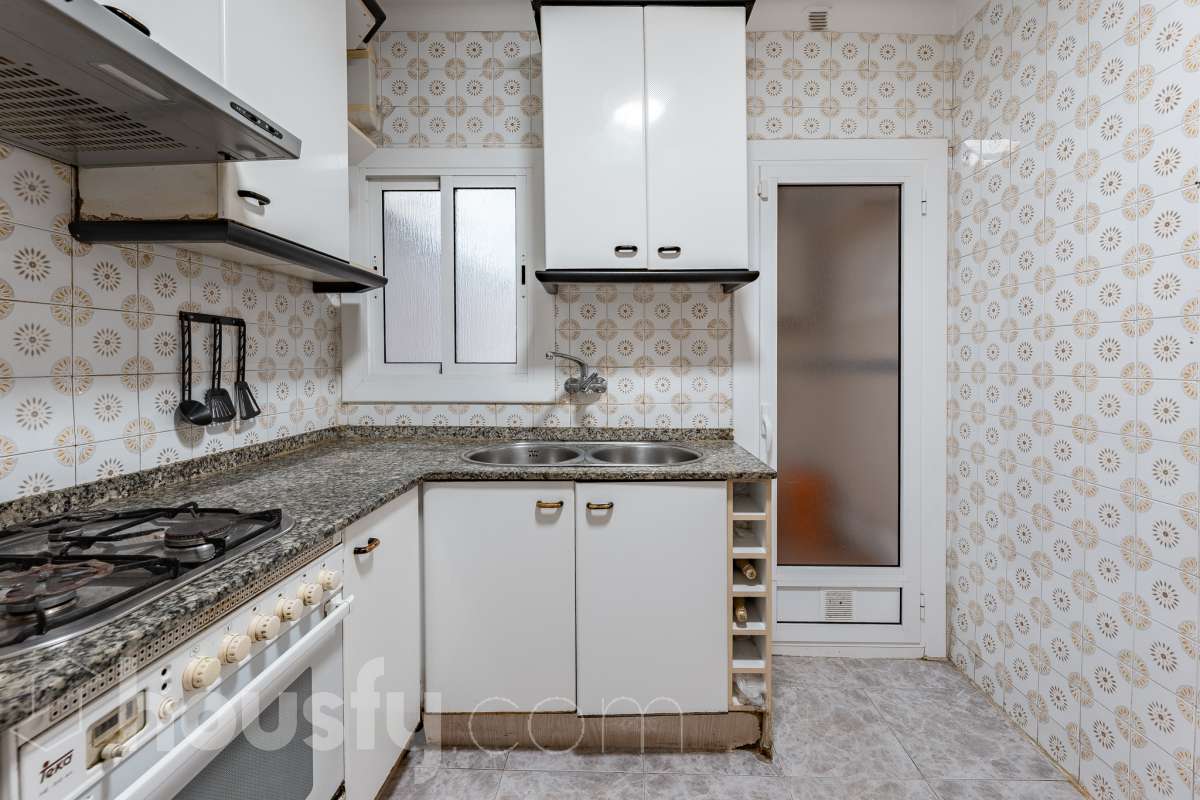 Housfy presenta este luminoso piso ubicado en el corazón de Sant Joan Despí. Construido en 1973, es una opción ideal tanto para familias como para quienes buscan una propiedad con gran potencial para reformar a su gusto. La vivienda destaca por su excelente distribución y sus amplias estancias, contando con un total de 78 m² útiles (verificados con la Dirección General de Catastro). La zona de día ofrece un acogedor salón-comedor que disfruta de unas agradables vistas urbanas hacia la ciudad, garantizando una fantástica entrada de luz natural durante todo el día. Por su parte, la cocina conecta directamente con el primero de los dos patios privados de la vivienda. Disponer de este doble espacio exterior de uso exclusivo en este tipo de fincas es un auténtico lujo: el primer patio resulta ideal como zona de lavadero y desahogo, mientras que al segundo se accede desde uno de los dormitorios, convirtiéndose en el rincón perfecto para diseñar un pequeño jardín urbano o un espacio de desconexión al aire libre. La zona de noche es sumamente versátil y está compuesta por cuatro dormitorios, una característica de alta demanda y muy difícil de encontrar en la zona. Uno de los dormitorios cuenta además con un práctico espacio integrado que puede utilizarse como vestidor o armario trastero, optimizando al máximo el almacenamiento de la casa. Asimismo, la vivienda cuenta con ventanas de aluminio, suelos bien conservados y una puerta principal blindada que aporta total seguridad y tranquilidad. Uno de los grandes valores añadidos de esta propiedad es su inminente revalorización gracias al proyecto del ascensor. Actualmente la finca no dispone de él, pero la instalación ya está aprobada y las obras comenzarán a finales del año 2026. Lo mejor de todo es que la derrama para su instalación quedará totalmente pagada por los propietarios actuales antes de la venta. Esto representa una ventaja económica enorme para el comprador, ya que estrenará la comodidad del ascensor a coste cero y sin tener que asumir derramas futuras. La ubicación es simplemente imbatible, en pleno centro de Sant Joan Despí. Vivirás a un paso de todos los servicios esenciales, incluyendo una amplia oferta de comercios locales, colegios, centros médicos y zonas verdes. Además, disfrutarás de una excelente comunicación con Barcelona y el resto de la comarca gracias a la proximidad de paradas de autobús, Tram, tren y rápidos accesos por carretera. ¡No dejes escapar esta oportunidad única de diseñar tu hogar a medida! Aviso legal El precio de venta no incluye gastos de la compraventa como notaría, registro, impuestos, ni tampoco honorarios agencia. Esta publicación no es vinculante. Consulta siempre la nota simple con Housfy antes de formalizar la compraventa. Sobre nosotros Housfy es la plataforma integral de servicios inmobiliarios. Nuestra combinación de expertos y tecnología pone al alcance de todo el mundo servicios cómodos, claros y seguros. AICAT número: 7922. Nos encargamos de la gestión y asesoramiento de la compra. ¡Olvídate de todo! Hacemos los trámites por ti. Y, si además necesitas financiación, ponemos a tu disposición un bróker hipotecario para ayudarte a conseguir las mejores condiciones para tu perfil económico. ¿Quieres visitarla? Contacta con Housfy y agenda tu visita sin compromiso. Más información en: housfy.com Este anuncio contiene imágenes ilustrativas, con el objetivo de mostrar el potencial de la propiedad, y pueden diferir del resultado final. En cumplimiento de la Ley 8/2026 en Cataluña, el certificado de presencia o ausencia de amianto se encuentra en proceso de tramitación.-22