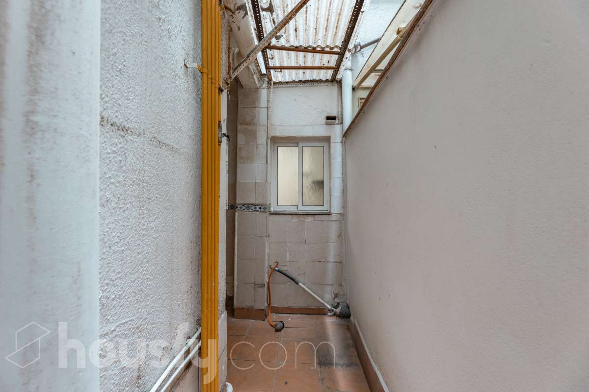 Housfy presenta este luminoso piso ubicado en el corazón de Sant Joan Despí. Construido en 1973, es una opción ideal tanto para familias como para quienes buscan una propiedad con gran potencial para reformar a su gusto. La vivienda destaca por su excelente distribución y sus amplias estancias, contando con un total de 78 m² útiles (verificados con la Dirección General de Catastro). La zona de día ofrece un acogedor salón-comedor que disfruta de unas agradables vistas urbanas hacia la ciudad, garantizando una fantástica entrada de luz natural durante todo el día. Por su parte, la cocina conecta directamente con el primero de los dos patios privados de la vivienda. Disponer de este doble espacio exterior de uso exclusivo en este tipo de fincas es un auténtico lujo: el primer patio resulta ideal como zona de lavadero y desahogo, mientras que al segundo se accede desde uno de los dormitorios, convirtiéndose en el rincón perfecto para diseñar un pequeño jardín urbano o un espacio de desconexión al aire libre. La zona de noche es sumamente versátil y está compuesta por cuatro dormitorios, una característica de alta demanda y muy difícil de encontrar en la zona. Uno de los dormitorios cuenta además con un práctico espacio integrado que puede utilizarse como vestidor o armario trastero, optimizando al máximo el almacenamiento de la casa. Asimismo, la vivienda cuenta con ventanas de aluminio, suelos bien conservados y una puerta principal blindada que aporta total seguridad y tranquilidad. Uno de los grandes valores añadidos de esta propiedad es su inminente revalorización gracias al proyecto del ascensor. Actualmente la finca no dispone de él, pero la instalación ya está aprobada y las obras comenzarán a finales del año 2026. Lo mejor de todo es que la derrama para su instalación quedará totalmente pagada por los propietarios actuales antes de la venta. Esto representa una ventaja económica enorme para el comprador, ya que estrenará la comodidad del ascensor a coste cero y sin tener que asumir derramas futuras. La ubicación es simplemente imbatible, en pleno centro de Sant Joan Despí. Vivirás a un paso de todos los servicios esenciales, incluyendo una amplia oferta de comercios locales, colegios, centros médicos y zonas verdes. Además, disfrutarás de una excelente comunicación con Barcelona y el resto de la comarca gracias a la proximidad de paradas de autobús, Tram, tren y rápidos accesos por carretera. ¡No dejes escapar esta oportunidad única de diseñar tu hogar a medida! Aviso legal El precio de venta no incluye gastos de la compraventa como notaría, registro, impuestos, ni tampoco honorarios agencia. Esta publicación no es vinculante. Consulta siempre la nota simple con Housfy antes de formalizar la compraventa. Sobre nosotros Housfy es la plataforma integral de servicios inmobiliarios. Nuestra combinación de expertos y tecnología pone al alcance de todo el mundo servicios cómodos, claros y seguros. AICAT número: 7922. Nos encargamos de la gestión y asesoramiento de la compra. ¡Olvídate de todo! Hacemos los trámites por ti. Y, si además necesitas financiación, ponemos a tu disposición un bróker hipotecario para ayudarte a conseguir las mejores condiciones para tu perfil económico. ¿Quieres visitarla? Contacta con Housfy y agenda tu visita sin compromiso. Más información en: housfy.com Este anuncio contiene imágenes ilustrativas, con el objetivo de mostrar el potencial de la propiedad, y pueden diferir del resultado final. En cumplimiento de la Ley 8/2026 en Cataluña, el certificado de presencia o ausencia de amianto se encuentra en proceso de tramitación.-33