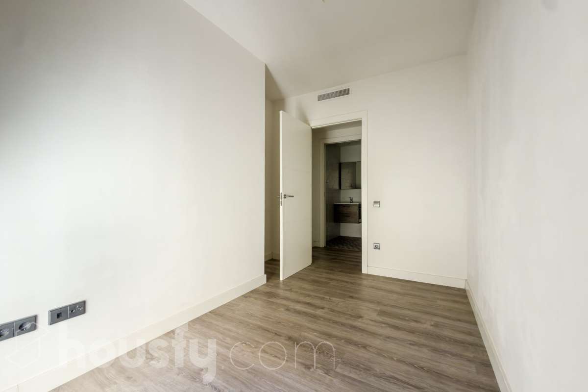 ¡Housfy presenta una oportunidad única en el corazón de la Vila de Gràcia! Si buscas un piso con luz, ubicación inmejorable, y con plaza de parking , esta es tu ocasión. Ubicado en una 2ª planta de finca con ascensor construida en2018, este piso combina tranquilidad y luminosidad. El inmueble dispone de 61 m² construidos y 54 m² sin elementos comunes (datos verificados en la Dirección General del Catastro) distribuidos en: - 1 habitación doble exterior con armarios empotrados - 1 habición indivual exterior - 1 baño completo y amplio con plato ducha - Cocina eléctrica americana - Salón-comedor cálido muy luminoso. - Cuarto para lavadora y dispensa - El confort está garantizado ya que dispone de calefacción frío/calor por conducto. El piso dispone de plaza de parking (2.40 x 5.00) al precio de 36.000€. La finca está exenta de la ITE ya que es del año 2018. La orientación SURESTE garantiza una excelente luminosidad natural durante todo el día y luz directa que te permite disfrutar del sol de la mañana El barrio se destaca por su ambiente familiar y relajado, con calles poco masificadas y una vida de barrio auténtica, alejada del turismo pero perfectamente conectada con el centro, y sin renunciar a la amplia oferta de comercios, restaurantes y vida local. Ubicada en una de las zonas más dinámicas y bien conectadas de Barcelona, esta propiedad te ofrece una combinación perfecta entre vida urbana, servicios y calidad de vida. A escasos metros del piso encontrarás la parada de metro Fontana (L3) y muy cerca de Plaça de Lesseps (L3). Además, cuenta con múltiples líneas de autobús en la misma calle (22, 24, 27, 32, H6, V17, entre otras) y estación de FGC Gràcia a pocos minutos andando, lo que te conecta rápidamente con toda la ciudad y alrededores. Una oportunidad ideal para quienes buscan una vivienda moderna en uno de los barrios más demandados de Barcelona, combinando tranquilidad, vida de barrio y excelentes comunicaciones. Aviso legal El precio de venta no incluye gastos de la compraventa como notaría, registro, impuestos, ni tampoco honorarios agencia. Esta publicación no es vinculante. Consulta siempre la nota simple con Housfy antes de formalizar la compraventa. Sobre nosotros Housfy es la plataforma integral de servicios inmobiliarios. Nuestra combinación de expertos y tecnología pone al alcance de todo el mundo servicios cómodos, claros y seguros. AICAT número: 7922. Nos encargamos de la gestión y asesoramiento de la compra. ¡Olvídate de todo! Hacemos los trámites por ti. Y, si además necesitas financiación, ponemos a tu disposición un bróker hipotecario para ayudarte a conseguir las mejores condiciones para tu perfil económico. ¿Quieres visitarla? Contacta con Housfy y agenda tu visita sin compromiso. Más información en: housfy.com Este anuncio contiene imágenes ilustrativas, con el objetivo de mostrar el potencial de la propiedad, y pueden diferir del resultado final. En cumplimiento de la Ley 8/2026 en Cataluña, el certificado de presencia o ausencia de amianto se encuentra en proceso de tramitación.-26