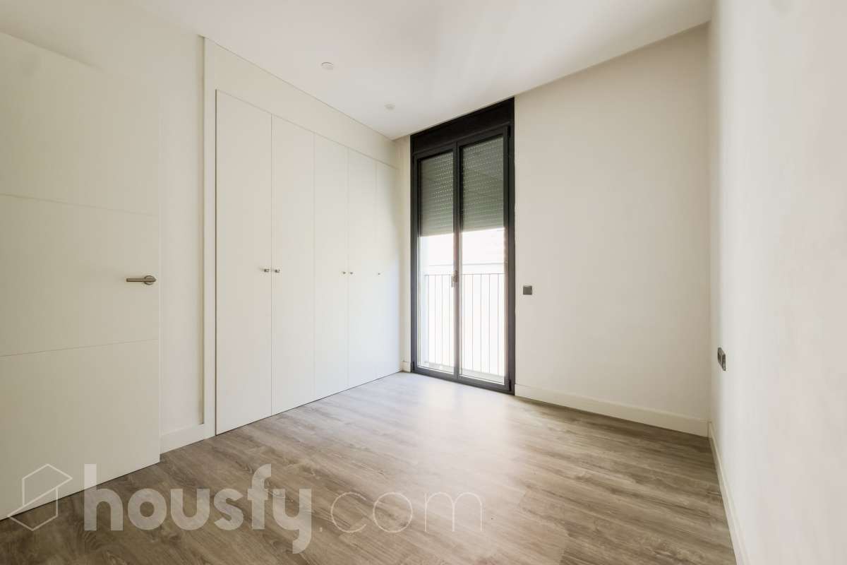 ¡Housfy presenta una oportunidad única en el corazón de la Vila de Gràcia! Si buscas un piso con luz, ubicación inmejorable, y con plaza de parking , esta es tu ocasión. Ubicado en una 2ª planta de finca con ascensor construida en2018, este piso combina tranquilidad y luminosidad. El inmueble dispone de 61 m² construidos y 54 m² sin elementos comunes (datos verificados en la Dirección General del Catastro) distribuidos en: - 1 habitación doble exterior con armarios empotrados - 1 habición indivual exterior - 1 baño completo y amplio con plato ducha - Cocina eléctrica americana - Salón-comedor cálido muy luminoso. - Cuarto para lavadora y dispensa - El confort está garantizado ya que dispone de calefacción frío/calor por conducto. El piso dispone de plaza de parking (2.40 x 5.00) al precio de 36.000€. La finca está exenta de la ITE ya que es del año 2018. La orientación SURESTE garantiza una excelente luminosidad natural durante todo el día y luz directa que te permite disfrutar del sol de la mañana El barrio se destaca por su ambiente familiar y relajado, con calles poco masificadas y una vida de barrio auténtica, alejada del turismo pero perfectamente conectada con el centro, y sin renunciar a la amplia oferta de comercios, restaurantes y vida local. Ubicada en una de las zonas más dinámicas y bien conectadas de Barcelona, esta propiedad te ofrece una combinación perfecta entre vida urbana, servicios y calidad de vida. A escasos metros del piso encontrarás la parada de metro Fontana (L3) y muy cerca de Plaça de Lesseps (L3). Además, cuenta con múltiples líneas de autobús en la misma calle (22, 24, 27, 32, H6, V17, entre otras) y estación de FGC Gràcia a pocos minutos andando, lo que te conecta rápidamente con toda la ciudad y alrededores. Una oportunidad ideal para quienes buscan una vivienda moderna en uno de los barrios más demandados de Barcelona, combinando tranquilidad, vida de barrio y excelentes comunicaciones. Aviso legal El precio de venta no incluye gastos de la compraventa como notaría, registro, impuestos, ni tampoco honorarios agencia. Esta publicación no es vinculante. Consulta siempre la nota simple con Housfy antes de formalizar la compraventa. Sobre nosotros Housfy es la plataforma integral de servicios inmobiliarios. Nuestra combinación de expertos y tecnología pone al alcance de todo el mundo servicios cómodos, claros y seguros. AICAT número: 7922. Nos encargamos de la gestión y asesoramiento de la compra. ¡Olvídate de todo! Hacemos los trámites por ti. Y, si además necesitas financiación, ponemos a tu disposición un bróker hipotecario para ayudarte a conseguir las mejores condiciones para tu perfil económico. ¿Quieres visitarla? Contacta con Housfy y agenda tu visita sin compromiso. Más información en: housfy.com Este anuncio contiene imágenes ilustrativas, con el objetivo de mostrar el potencial de la propiedad, y pueden diferir del resultado final. En cumplimiento de la Ley 8/2026 en Cataluña, el certificado de presencia o ausencia de amianto se encuentra en proceso de tramitación.-18