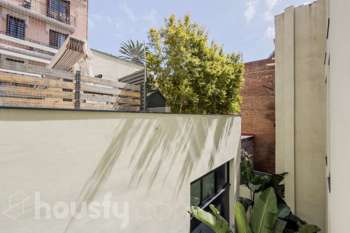 ¡Housfy presenta una oportunidad única en el corazón de la Vila de Gràcia! Si buscas un piso con luz, ubicación inmejorable, y con plaza de parking , esta es tu ocasión. Ubicado en una 2ª planta de finca con ascensor construida en2018, este piso combina tranquilidad y luminosidad. El inmueble dispone de 61 m² construidos y 54 m² sin elementos comunes (datos verificados en la Dirección General del Catastro) distribuidos en: - 1 habitación doble exterior con armarios empotrados - 1 habición indivual exterior - 1 baño completo y amplio con plato ducha - Cocina eléctrica americana - Salón-comedor cálido muy luminoso. - Cuarto para lavadora y dispensa - El confort está garantizado ya que dispone de calefacción frío/calor por conducto. El piso dispone de plaza de parking (2.40 x 5.00) al precio de 36.000€. La finca está exenta de la ITE ya que es del año 2018. La orientación SURESTE garantiza una excelente luminosidad natural durante todo el día y luz directa que te permite disfrutar del sol de la mañana El barrio se destaca por su ambiente familiar y relajado, con calles poco masificadas y una vida de barrio auténtica, alejada del turismo pero perfectamente conectada con el centro, y sin renunciar a la amplia oferta de comercios, restaurantes y vida local. Ubicada en una de las zonas más dinámicas y bien conectadas de Barcelona, esta propiedad te ofrece una combinación perfecta entre vida urbana, servicios y calidad de vida. A escasos metros del piso encontrarás la parada de metro Fontana (L3) y muy cerca de Plaça de Lesseps (L3). Además, cuenta con múltiples líneas de autobús en la misma calle (22, 24, 27, 32, H6, V17, entre otras) y estación de FGC Gràcia a pocos minutos andando, lo que te conecta rápidamente con toda la ciudad y alrededores. Una oportunidad ideal para quienes buscan una vivienda moderna en uno de los barrios más demandados de Barcelona, combinando tranquilidad, vida de barrio y excelentes comunicaciones. Aviso legal El precio de venta no incluye gastos de la compraventa como notaría, registro, impuestos, ni tampoco honorarios agencia. Esta publicación no es vinculante. Consulta siempre la nota simple con Housfy antes de formalizar la compraventa. Sobre nosotros Housfy es la plataforma integral de servicios inmobiliarios. Nuestra combinación de expertos y tecnología pone al alcance de todo el mundo servicios cómodos, claros y seguros. AICAT número: 7922. Nos encargamos de la gestión y asesoramiento de la compra. ¡Olvídate de todo! Hacemos los trámites por ti. Y, si además necesitas financiación, ponemos a tu disposición un bróker hipotecario para ayudarte a conseguir las mejores condiciones para tu perfil económico. ¿Quieres visitarla? Contacta con Housfy y agenda tu visita sin compromiso. Más información en: housfy.com Este anuncio contiene imágenes ilustrativas, con el objetivo de mostrar el potencial de la propiedad, y pueden diferir del resultado final. En cumplimiento de la Ley 8/2026 en Cataluña, el certificado de presencia o ausencia de amianto se encuentra en proceso de tramitación.-19
