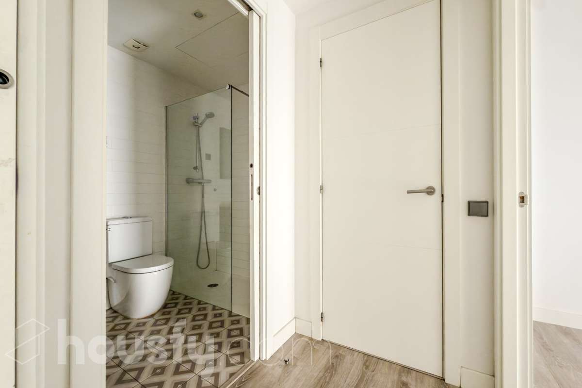 ¡Housfy presenta una oportunidad única en el corazón de la Vila de Gràcia! Si buscas un piso con luz, ubicación inmejorable, y con plaza de parking , esta es tu ocasión. Ubicado en una 2ª planta de finca con ascensor construida en2018, este piso combina tranquilidad y luminosidad. El inmueble dispone de 61 m² construidos y 54 m² sin elementos comunes (datos verificados en la Dirección General del Catastro) distribuidos en: - 1 habitación doble exterior con armarios empotrados - 1 habición indivual exterior - 1 baño completo y amplio con plato ducha - Cocina eléctrica americana - Salón-comedor cálido muy luminoso. - Cuarto para lavadora y dispensa - El confort está garantizado ya que dispone de calefacción frío/calor por conducto. El piso dispone de plaza de parking (2.40 x 5.00) al precio de 36.000€. La finca está exenta de la ITE ya que es del año 2018. La orientación SURESTE garantiza una excelente luminosidad natural durante todo el día y luz directa que te permite disfrutar del sol de la mañana El barrio se destaca por su ambiente familiar y relajado, con calles poco masificadas y una vida de barrio auténtica, alejada del turismo pero perfectamente conectada con el centro, y sin renunciar a la amplia oferta de comercios, restaurantes y vida local. Ubicada en una de las zonas más dinámicas y bien conectadas de Barcelona, esta propiedad te ofrece una combinación perfecta entre vida urbana, servicios y calidad de vida. A escasos metros del piso encontrarás la parada de metro Fontana (L3) y muy cerca de Plaça de Lesseps (L3). Además, cuenta con múltiples líneas de autobús en la misma calle (22, 24, 27, 32, H6, V17, entre otras) y estación de FGC Gràcia a pocos minutos andando, lo que te conecta rápidamente con toda la ciudad y alrededores. Una oportunidad ideal para quienes buscan una vivienda moderna en uno de los barrios más demandados de Barcelona, combinando tranquilidad, vida de barrio y excelentes comunicaciones. Aviso legal El precio de venta no incluye gastos de la compraventa como notaría, registro, impuestos, ni tampoco honorarios agencia. Esta publicación no es vinculante. Consulta siempre la nota simple con Housfy antes de formalizar la compraventa. Sobre nosotros Housfy es la plataforma integral de servicios inmobiliarios. Nuestra combinación de expertos y tecnología pone al alcance de todo el mundo servicios cómodos, claros y seguros. AICAT número: 7922. Nos encargamos de la gestión y asesoramiento de la compra. ¡Olvídate de todo! Hacemos los trámites por ti. Y, si además necesitas financiación, ponemos a tu disposición un bróker hipotecario para ayudarte a conseguir las mejores condiciones para tu perfil económico. ¿Quieres visitarla? Contacta con Housfy y agenda tu visita sin compromiso. Más información en: housfy.com Este anuncio contiene imágenes ilustrativas, con el objetivo de mostrar el potencial de la propiedad, y pueden diferir del resultado final. En cumplimiento de la Ley 8/2026 en Cataluña, el certificado de presencia o ausencia de amianto se encuentra en proceso de tramitación.-24