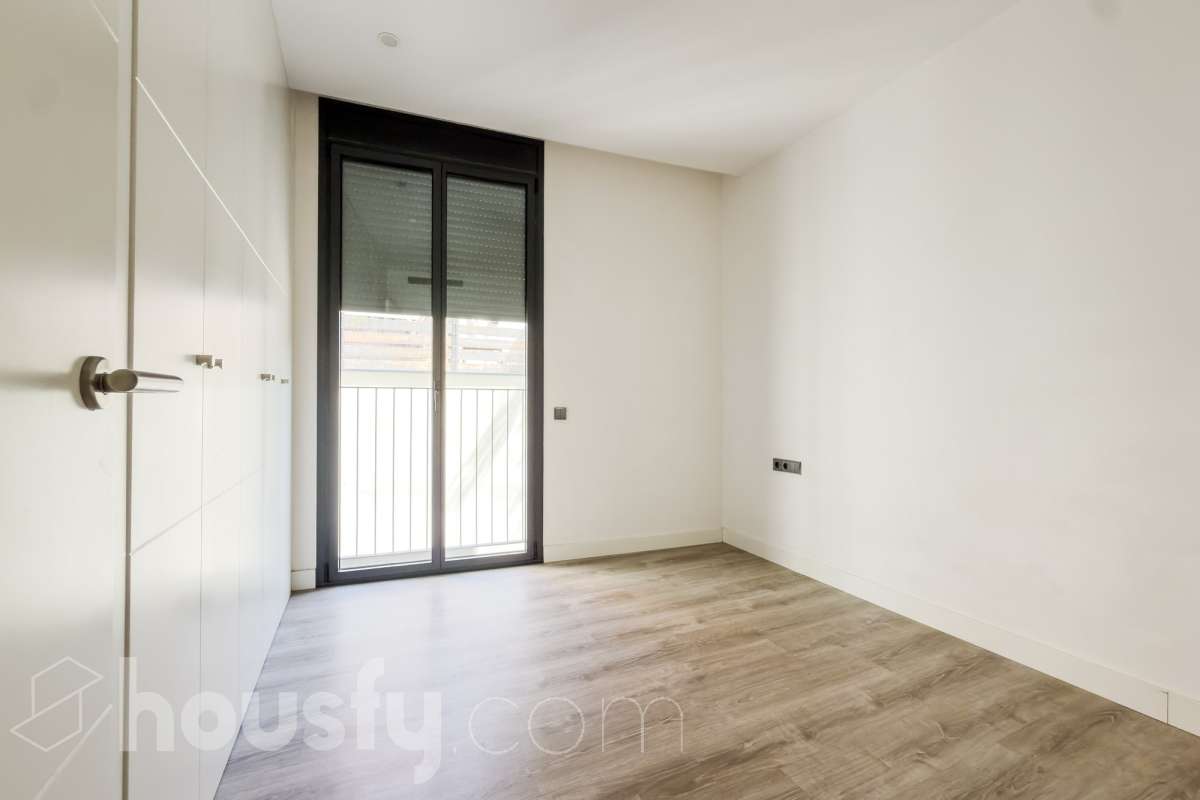 ¡Housfy presenta una oportunidad única en el corazón de la Vila de Gràcia! Si buscas un piso con luz, ubicación inmejorable, y con plaza de parking , esta es tu ocasión. Ubicado en una 2ª planta de finca con ascensor construida en2018, este piso combina tranquilidad y luminosidad. El inmueble dispone de 61 m² construidos y 54 m² sin elementos comunes (datos verificados en la Dirección General del Catastro) distribuidos en: - 1 habitación doble exterior con armarios empotrados - 1 habición indivual exterior - 1 baño completo y amplio con plato ducha - Cocina eléctrica americana - Salón-comedor cálido muy luminoso. - Cuarto para lavadora y dispensa - El confort está garantizado ya que dispone de calefacción frío/calor por conducto. El piso dispone de plaza de parking (2.40 x 5.00) al precio de 36.000€. La finca está exenta de la ITE ya que es del año 2018. La orientación SURESTE garantiza una excelente luminosidad natural durante todo el día y luz directa que te permite disfrutar del sol de la mañana El barrio se destaca por su ambiente familiar y relajado, con calles poco masificadas y una vida de barrio auténtica, alejada del turismo pero perfectamente conectada con el centro, y sin renunciar a la amplia oferta de comercios, restaurantes y vida local. Ubicada en una de las zonas más dinámicas y bien conectadas de Barcelona, esta propiedad te ofrece una combinación perfecta entre vida urbana, servicios y calidad de vida. A escasos metros del piso encontrarás la parada de metro Fontana (L3) y muy cerca de Plaça de Lesseps (L3). Además, cuenta con múltiples líneas de autobús en la misma calle (22, 24, 27, 32, H6, V17, entre otras) y estación de FGC Gràcia a pocos minutos andando, lo que te conecta rápidamente con toda la ciudad y alrededores. Una oportunidad ideal para quienes buscan una vivienda moderna en uno de los barrios más demandados de Barcelona, combinando tranquilidad, vida de barrio y excelentes comunicaciones. Aviso legal El precio de venta no incluye gastos de la compraventa como notaría, registro, impuestos, ni tampoco honorarios agencia. Esta publicación no es vinculante. Consulta siempre la nota simple con Housfy antes de formalizar la compraventa. Sobre nosotros Housfy es la plataforma integral de servicios inmobiliarios. Nuestra combinación de expertos y tecnología pone al alcance de todo el mundo servicios cómodos, claros y seguros. AICAT número: 7922. Nos encargamos de la gestión y asesoramiento de la compra. ¡Olvídate de todo! Hacemos los trámites por ti. Y, si además necesitas financiación, ponemos a tu disposición un bróker hipotecario para ayudarte a conseguir las mejores condiciones para tu perfil económico. ¿Quieres visitarla? Contacta con Housfy y agenda tu visita sin compromiso. Más información en: housfy.com Este anuncio contiene imágenes ilustrativas, con el objetivo de mostrar el potencial de la propiedad, y pueden diferir del resultado final. En cumplimiento de la Ley 8/2026 en Cataluña, el certificado de presencia o ausencia de amianto se encuentra en proceso de tramitación.-16