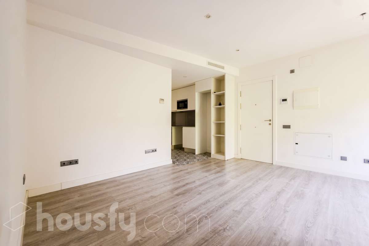 ¡Housfy presenta una oportunidad única en el corazón de la Vila de Gràcia! Si buscas un piso con luz, ubicación inmejorable, y con plaza de parking , esta es tu ocasión. Ubicado en una 2ª planta de finca con ascensor construida en2018, este piso combina tranquilidad y luminosidad. El inmueble dispone de 61 m² construidos y 54 m² sin elementos comunes (datos verificados en la Dirección General del Catastro) distribuidos en: - 1 habitación doble exterior con armarios empotrados - 1 habición indivual exterior - 1 baño completo y amplio con plato ducha - Cocina eléctrica americana - Salón-comedor cálido muy luminoso. - Cuarto para lavadora y dispensa - El confort está garantizado ya que dispone de calefacción frío/calor por conducto. El piso dispone de plaza de parking (2.40 x 5.00) al precio de 36.000€. La finca está exenta de la ITE ya que es del año 2018. La orientación SURESTE garantiza una excelente luminosidad natural durante todo el día y luz directa que te permite disfrutar del sol de la mañana El barrio se destaca por su ambiente familiar y relajado, con calles poco masificadas y una vida de barrio auténtica, alejada del turismo pero perfectamente conectada con el centro, y sin renunciar a la amplia oferta de comercios, restaurantes y vida local. Ubicada en una de las zonas más dinámicas y bien conectadas de Barcelona, esta propiedad te ofrece una combinación perfecta entre vida urbana, servicios y calidad de vida. A escasos metros del piso encontrarás la parada de metro Fontana (L3) y muy cerca de Plaça de Lesseps (L3). Además, cuenta con múltiples líneas de autobús en la misma calle (22, 24, 27, 32, H6, V17, entre otras) y estación de FGC Gràcia a pocos minutos andando, lo que te conecta rápidamente con toda la ciudad y alrededores. Una oportunidad ideal para quienes buscan una vivienda moderna en uno de los barrios más demandados de Barcelona, combinando tranquilidad, vida de barrio y excelentes comunicaciones. Aviso legal El precio de venta no incluye gastos de la compraventa como notaría, registro, impuestos, ni tampoco honorarios agencia. Esta publicación no es vinculante. Consulta siempre la nota simple con Housfy antes de formalizar la compraventa. Sobre nosotros Housfy es la plataforma integral de servicios inmobiliarios. Nuestra combinación de expertos y tecnología pone al alcance de todo el mundo servicios cómodos, claros y seguros. AICAT número: 7922. Nos encargamos de la gestión y asesoramiento de la compra. ¡Olvídate de todo! Hacemos los trámites por ti. Y, si además necesitas financiación, ponemos a tu disposición un bróker hipotecario para ayudarte a conseguir las mejores condiciones para tu perfil económico. ¿Quieres visitarla? Contacta con Housfy y agenda tu visita sin compromiso. Más información en: housfy.com Este anuncio contiene imágenes ilustrativas, con el objetivo de mostrar el potencial de la propiedad, y pueden diferir del resultado final. En cumplimiento de la Ley 8/2026 en Cataluña, el certificado de presencia o ausencia de amianto se encuentra en proceso de tramitación.-7