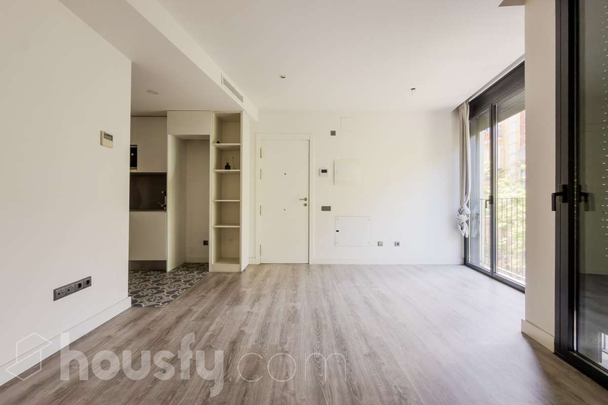 ¡Housfy presenta una oportunidad única en el corazón de la Vila de Gràcia! Si buscas un piso con luz, ubicación inmejorable, y con plaza de parking , esta es tu ocasión. Ubicado en una 2ª planta de finca con ascensor construida en2018, este piso combina tranquilidad y luminosidad. El inmueble dispone de 61 m² construidos y 54 m² sin elementos comunes (datos verificados en la Dirección General del Catastro) distribuidos en: - 1 habitación doble exterior con armarios empotrados - 1 habición indivual exterior - 1 baño completo y amplio con plato ducha - Cocina eléctrica americana - Salón-comedor cálido muy luminoso. - Cuarto para lavadora y dispensa - El confort está garantizado ya que dispone de calefacción frío/calor por conducto. El piso dispone de plaza de parking (2.40 x 5.00) al precio de 36.000€. La finca está exenta de la ITE ya que es del año 2018. La orientación SURESTE garantiza una excelente luminosidad natural durante todo el día y luz directa que te permite disfrutar del sol de la mañana El barrio se destaca por su ambiente familiar y relajado, con calles poco masificadas y una vida de barrio auténtica, alejada del turismo pero perfectamente conectada con el centro, y sin renunciar a la amplia oferta de comercios, restaurantes y vida local. Ubicada en una de las zonas más dinámicas y bien conectadas de Barcelona, esta propiedad te ofrece una combinación perfecta entre vida urbana, servicios y calidad de vida. A escasos metros del piso encontrarás la parada de metro Fontana (L3) y muy cerca de Plaça de Lesseps (L3). Además, cuenta con múltiples líneas de autobús en la misma calle (22, 24, 27, 32, H6, V17, entre otras) y estación de FGC Gràcia a pocos minutos andando, lo que te conecta rápidamente con toda la ciudad y alrededores. Una oportunidad ideal para quienes buscan una vivienda moderna en uno de los barrios más demandados de Barcelona, combinando tranquilidad, vida de barrio y excelentes comunicaciones. Aviso legal El precio de venta no incluye gastos de la compraventa como notaría, registro, impuestos, ni tampoco honorarios agencia. Esta publicación no es vinculante. Consulta siempre la nota simple con Housfy antes de formalizar la compraventa. Sobre nosotros Housfy es la plataforma integral de servicios inmobiliarios. Nuestra combinación de expertos y tecnología pone al alcance de todo el mundo servicios cómodos, claros y seguros. AICAT número: 7922. Nos encargamos de la gestión y asesoramiento de la compra. ¡Olvídate de todo! Hacemos los trámites por ti. Y, si además necesitas financiación, ponemos a tu disposición un bróker hipotecario para ayudarte a conseguir las mejores condiciones para tu perfil económico. ¿Quieres visitarla? Contacta con Housfy y agenda tu visita sin compromiso. Más información en: housfy.com Este anuncio contiene imágenes ilustrativas, con el objetivo de mostrar el potencial de la propiedad, y pueden diferir del resultado final. En cumplimiento de la Ley 8/2026 en Cataluña, el certificado de presencia o ausencia de amianto se encuentra en proceso de tramitación.-3