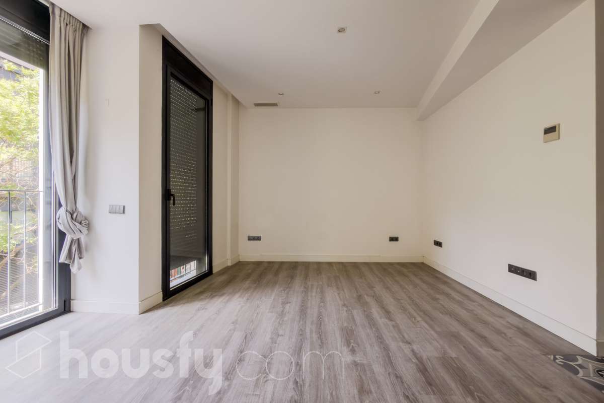 ¡Housfy presenta una oportunidad única en el corazón de la Vila de Gràcia! Si buscas un piso con luz, ubicación inmejorable, y con plaza de parking , esta es tu ocasión. Ubicado en una 2ª planta de finca con ascensor construida en2018, este piso combina tranquilidad y luminosidad. El inmueble dispone de 61 m² construidos y 54 m² sin elementos comunes (datos verificados en la Dirección General del Catastro) distribuidos en: - 1 habitación doble exterior con armarios empotrados - 1 habición indivual exterior - 1 baño completo y amplio con plato ducha - Cocina eléctrica americana - Salón-comedor cálido muy luminoso. - Cuarto para lavadora y dispensa - El confort está garantizado ya que dispone de calefacción frío/calor por conducto. El piso dispone de plaza de parking (2.40 x 5.00) al precio de 36.000€. La finca está exenta de la ITE ya que es del año 2018. La orientación SURESTE garantiza una excelente luminosidad natural durante todo el día y luz directa que te permite disfrutar del sol de la mañana El barrio se destaca por su ambiente familiar y relajado, con calles poco masificadas y una vida de barrio auténtica, alejada del turismo pero perfectamente conectada con el centro, y sin renunciar a la amplia oferta de comercios, restaurantes y vida local. Ubicada en una de las zonas más dinámicas y bien conectadas de Barcelona, esta propiedad te ofrece una combinación perfecta entre vida urbana, servicios y calidad de vida. A escasos metros del piso encontrarás la parada de metro Fontana (L3) y muy cerca de Plaça de Lesseps (L3). Además, cuenta con múltiples líneas de autobús en la misma calle (22, 24, 27, 32, H6, V17, entre otras) y estación de FGC Gràcia a pocos minutos andando, lo que te conecta rápidamente con toda la ciudad y alrededores. Una oportunidad ideal para quienes buscan una vivienda moderna en uno de los barrios más demandados de Barcelona, combinando tranquilidad, vida de barrio y excelentes comunicaciones. Aviso legal El precio de venta no incluye gastos de la compraventa como notaría, registro, impuestos, ni tampoco honorarios agencia. Esta publicación no es vinculante. Consulta siempre la nota simple con Housfy antes de formalizar la compraventa. Sobre nosotros Housfy es la plataforma integral de servicios inmobiliarios. Nuestra combinación de expertos y tecnología pone al alcance de todo el mundo servicios cómodos, claros y seguros. AICAT número: 7922. Nos encargamos de la gestión y asesoramiento de la compra. ¡Olvídate de todo! Hacemos los trámites por ti. Y, si además necesitas financiación, ponemos a tu disposición un bróker hipotecario para ayudarte a conseguir las mejores condiciones para tu perfil económico. ¿Quieres visitarla? Contacta con Housfy y agenda tu visita sin compromiso. Más información en: housfy.com Este anuncio contiene imágenes ilustrativas, con el objetivo de mostrar el potencial de la propiedad, y pueden diferir del resultado final. En cumplimiento de la Ley 8/2026 en Cataluña, el certificado de presencia o ausencia de amianto se encuentra en proceso de tramitación.-8